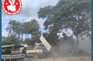 ဝက်လက် မြို့နယ်အတွင်း ဗုံးကြဲမှု အရပ်သား ၄ ဦး သေဆုံး   သတင်းနှင့်မီဒီယာ ကွန်ရက်။ ၂၀၂၅ ခုနှစ်၊ စက်တင်ဘာလ ၁၁ ရက်။   စစ်ကိုင်းတိုင်း၊ ဝက်လက်မြို့နယ် အရှေ့ခြမ်းက ဧရာဝတီမြစ်ကမ်းဘေးတစ်လျောက်ရှိ ကျေးရွာ ၆ ရွာကို စစ်ကော်မရှင်တပ်မှ လေကြောင်းမှ ဗုံးကြဲ တိုက်ခိုက်ခဲ့ရာ အရပ်သား ၄ ဦး သေဆုံးခဲ့ပြီး ၁၃ ဦး ထိမှန်ဒဏ်ရာ ရခဲ့သည်။   လေကြောင်းမှ ဗုံးကြဲတိုက်ခိုက်မှုကို စက်တင်ဘာ ၉ ရက်နေ့နှင့် ၁၀ ရက်နေ့တို့တွင် နှစ်ရက်ဆက်တိုက် လုပ်ခဲ့ ခြင်း ဖြစ်သည်။   Wetlet Informational Network မှ တာဝန်ခံ ကိုနဂါးလေးက “ကျောက်မြောင်းကနေ အောက်ဘက် ဆင်းလာ တဲ့ အထိ မန္တလေး မရောက်မချင်း Y-12 ဝဲပေးပြီးတော့မှ ဝက်လက်မြို့နယ် အရှေ့ခြမ်း ရွာ ၇ ရွာလောက်ကို လေကြောင်း တိုက်ခိုက်မှု ပြုလုပ်သွားတယ်။ စဉ့်ကူးမြို့နယ် ထုံးကြီးကျေးရွာဘက်ကိုလည်း လေကြောင်း တိုက် ခိုက်မှုတွေ ပြုလုပ်သွားတယ်။ အဲ့မှာမှ ကျနော်တို့ ဝက်လက်မြို့နယ်ဘက်က သေဆုံး ပြည်သူ အမျိုးသား ကလေး အပါအဝင် သေဆုံး လေးဦး ရှိပြီးတော့မှ အမျိုးသား၊ အမျိုးသမီး ၁၃ ဦးခန့် ထိခိုက်ဒဏ်ရာ ရရှိပါတယ် ဗျ” ဟု ပြောသည်။   ယခုသေဆုံးမှုများမှာ စက်တင်ဘာလ ၉ ရက်နေ့ ညနေပိုင်းက လေကြောင်း တိုက်ခိုက်ခံရမှုထဲက အခြေအနေ များ ဖြစ်သည်။   စက်တင်ဘာလ ၉ ရက်နေ့၊ ညနေပိုင်းတွင် ဝက်လက်မြို့နယ် အရှေ့ခြမ်းရှိ သစ်ဆိပ့်၊ အင်ဒေါင်း၊ ရုံပင်ကုန်း၊ မင်းကုန်း၊ နဘဲပင်လှ၊ တပ်သာကျေးရွာများကို Y-12 လေယာဉ်ဖြင့် ဗုံးကြဲတိုက်ခိုက်ခဲ့ခြင်း ဖြစ်သည်။   အလားတူ စက်တင်ဘာလ ၁၀ ရက်နေ့တွင်လည်း သစ်ဆိပ့်ကျေးရွာက စာသင်ကျောင်းကိုလည်း တံတားဦးဘက် မှ တက်လာသည့် ဂျက်ဖိုက်တာဖြင့် ပေါင် ၃၀၀ ဗုံး ထပ်ကြဲခဲ့သေးသည်ဟု Wetlet Informational Network က ထုတ်ပြန်ထားသည်။   ကိုနဂါးလေးက “တံတားဦးတပ်က တက်တဲ့ ဂျက်ဖိုက်တာတစ်စီးနဲ့ ဝက်လက်မြို့နယ် အရှေ့ခြမ်းက သစ်ဆိပ့် ကျေးရွာကို လေကြောင်းတိုက်ခိုက်မှု ပြုလုပ်သွားတယ်။ ဒီတိုက်ခိုက်မှုမှာ ထိခိုက်တာတွေ မရှိဘူး စာသင် ကျောင်းကို ပြုလုပ်သွားတယ်” ဟု ဆိုသည်။   ဗန်းမော်ဘက်မှ စုန်ဆင်းလာသော စစ်သင်္ဘော ရေယာဉ်တန်းကို လေကြောင်းမှ တစ်ဆင့် အနီးကပ် ခြံရံစောင့် ကြည့်ပေးခဲ့ပြီး ကသာ၊ ရွှေကူနှင့် ထီးချိုင့်မြို့နယ်တို့ကို ဖြတ်လာချိန် ဧရာဝတီမြစ်ကမ်းဘေးက ကျေးရွာများကို ဗုံးကြဲ တိုက်ခိုက်ခဲ့သည်။   အဆိုပါ လေကြောင်းတိုက်ခိုက်မှုသည် တိုက်ပွဲဖြစ်ပွားခြင်း မရှိဘဲ အရပ်သား ပြည်သူများသာ နေထိုင်သည့် နေရာများကို တိုက်ခိုက်ခဲ့ခြင်းဖြစ်သည်ဟု ဒေသခံများက ဆိုသည်။   စစ်သင်္ဘောအချို့မှာ မန္တလေး ဂေါဝန်ဆိပ်ကမ်းသို့ စက်တင်ဘာလ ၉ ရက်နေ့တွင် ပြန်လည်ရောက်ရှိသွားပြီ ဟု ကိုနဂါးလေးက ပြောသည်။   သို့သော်နောက်ချန် စစ်သင်္ဘောအချို့ ကျန်ရှိနေသေးသောကြောင့် လေကြောင်းမှ တိုက်ခိုက်မှုများ ဆက်ရှိနေ သေးသည်ဟု ဆိုသည်။   နောက်ချန် သင်္ဘောအချို့မှာ မန္တလေးကို မရောက်မှီ မတ္တရာ အနောက်ဘက်ခြမ်းရှိ စိန်ပန်းကုန်း၊ ရှင်လ၊ ဇလ အစရှိသည့် ကျေးရွာများဘက်တွင် ကျန်နေသေးသောကြောင့် ဝက်လက်မြို့နယ်နှင့် မြစ်ဘေးတစ်လျှောက်ရှိ မိဘပြည်သူများ အနေဖြင့် လေကြောင်း သတိထားကြရန် အသိပေး နှိုးဆော်ထားသည်။