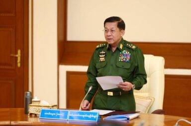 စစ်အုပ်စုကို အကြမ်းဖက် အုပ်စုအဖြစ် ဆက်လက် သတ်မှတ်ထားမည်ဟု NUG ပြော   သတင်းနှင့် မီဒီယာ ကွန်ရက်။ ၂၀၂၅ ခုနှစ်၊ စက်တင်ဘာလ ၂၉ ရက်။   နိုင်ငံတကာကို လှည့်ဖြားရန်နှင့် တရားမဝင်မှုကို တရားဝင်သယောင် ဖန်တီးရန် အမည်သစ်ပြောင်းပြီး အတုအ ယောင် ရွေးကောက်ပွဲ လုပ်မည့် စစ်အုပ်စုကို အကြမ်းဖက်မှု တိုက်ဖျက်ရေး ဥပဒေနှင့် ဆက်လက် အရေးယူ သွားမည်ဟု တော်လှန်ရေး အင်အားစုများက ပြောသည်။   စစ်အုပ်စုသည် ၎င်းတို့၏ အမည်နာမကို ‘နိုင်ငံတော်လုံခြုံရေးနှင့် အေးချမ်းသာယာရေးကော်မရှင်’ ဟု ပြောင်းလဲ ခဲ့သော်လည်း ‘အကြမ်းဖက်အုပ်စု’ အဖြစ် ဆက်လက် တည်ရှိနေမည် ဖြစ်သည်ဟု ပြည်ထောင် စုလွှတ်တော် ကိုယ်စားပြုကော်မတီ (CRPH)၊ အမျိုးသား ညီညွတ်ရေး အတိုင်ပင်ခံ ကောင်စီ (NUCC) နှင့် အမျိုးသား ညီညွတ် ရေး အစိုးရ (NUG) တို့က စက်တင်ဘာလ ၁၈ ရက်နေ့က ပူးတွဲကြေညာချက် ထုတ်ပြန်ထားသည်။   စစ်အုပ်စုက ၎င်းတို့၏ အဖွဲ့အစည်းကို အမည်ပြောင်းလိုက်ခြင်းသည် နိုင်ငံရေး ထွက်ပေါက်တစ်ခု အနေဖြင့် လုပ်ဆောင်ခြင်း ဖြစ်သည်ဟု အမျိုးသား ညီညွတ်ရေး အစိုးရ (NUG) ဝန်ကြီးချုပ်ရုံး ပြောရေးဆိုခွင့်ရှိသူ ဦးနေဘုန်းလတ်က ယခုကဲ့သို့ ပြောပါတယ်။   “အဓိကကတော့ မင်းအောင်လှိုင်ဦးဆောင်တဲ့ အကြမ်းဖက်စစ်အုပ်စုက ပထမတော့ စစ်ကော်မတီဆိုတဲ့ နာမည် နဲ့ ပေါ့နော်၊ နစက ဆိုတဲ့ နာမည်နဲ့ ဒါ နိုင်ငံတော်ပုန်ကန်မှုကို ကျူးလွန်ခဲ့တဲ့ စစ်အုပ်စု သာလျှင် ဖြစ်တယ်ပေါ့ နော်။ အဲ့တော့ အခုလည်းပဲ နိုင်ငံတော်လုံခြုံရေးနဲ့ အေးချမ်းသာယာ ရေးကော်မရှင် ဆိုပြီးတော့ နာမည်ပြောင်း လိုက်တာသာ ဖြစ်ပြီးတော့ လူပုဂ္ဂိုလ်တွေက သူတို့ပဲ ဖြစ်တယ်။ ဒီစစ်တပ်က သူတွေပဲ သူတို့ကိုယ်သူတို့ နာမည် တွေ ပြောင်းပြီးတော့ တရားမဝင် အတုအယောင် ရွေးကောက်ပွဲကို လုပ်ကိုင် ဆောင်ရွက်ဖို့ ကြိုးစားလာတဲ့ အခြေ အနေ ဖြစ်ပါတယ်။”   စစ်အုပ်စု၏ နာမည်ပြောင်းလဲမှုသည် နိုင်ငံတကာ အသိုင်းအဝိုင်းကို လှည့်ဖြားရန်နှင့် တရားဝင်မှု ရရှိရေးအတွက် အတုအယောင် ရွေးကောက်ပွဲ ပြုလုပ်ရန် ကြိုးပမ်းမှုသာ ဖြစ်သည်ဟု တော်လှန်ရေး အင်အားစုများက ဆို သည်။   ထို့ကြောင့် NUG အစိုးရအနေဖြင့် ၎င်းတို့၏ အကြမ်းဖက်မှု တိုက်ဖျက်ရေး ဗဟိုမှ တစ်ဆင့် အကြမ်းဖက်မှု တိုက်ဖျက်ရေး ဥပဒေကို ကိုင်စွဲပြီး စစ်အုပ်စုနှင့် ၎င်းတို့၏ လက်အောက်ခံများကို အရေးယူဆောင်ရွက်သွားမည် ဦးနေဘုန်းလတ်က ဆက်ပြောသည်။   “အမျိုးသား ညီညွတ်ရေး အစိုးရမှာ အကြမ်းဖက်မှု တိုက်ဖျက်ရေး ဗဟို ရှိပါတယ်။ အဲ့တော့ ဒီအကြမ်းဖက်မှု တိုက်ဖျက်ရေး ဗဟိုက အကြမ်းဖက်မှု တိုက်ဖျက်ရေး ဥပဒေကို ကျနော်တို့ ကိုင်စွဲပြီးတော့ လက်ရှိ အသုံးပြု ပြီးတော့ ဆောင်ရွက်နေတာ ရှိတယ်။ အဲ့တော့ စစ်ကောင်စီ အပါအဝင်ပေါ့နော်၊ သူ့ရဲ့ လက်အောက်ခံ အဖွဲ့အ စည်းတွေကိုလည်းပဲ ဒီအကြမ်းဖက်မှု တိုက်ဖျက်ရေး ဗဟိုကနေပြီးတော့ အကြမ်းဖက်မှု တိုက်ဖျက်ရေးဥပဒေ နဲ့အညီ ဆက်လက်ပြီးတော့ အရေးယူဆောင်ရွက်တာတွေကို ဆက်ဆောင်ရွက်သွားမှာ ဖြစ်ပါတယ်ဗျ။ NUG ရဲ့ စိုးမိုး ထိန်းချုပ်နယ်မြေတွေမှာ ဖမ်းဆီးရမိလို့ ရှိရင်လည်းပဲ ဒါ ဒီဥပဒေနဲ့အညီ အရေးယူသွားမှာ ဖြစ်ပါတယ်။”   တော်လှန်ရေး အင်အားစုများ၏ ပူးတွဲ ကြေညာချက်ထဲတွင် အချက် ၅ ချက်ကို အဓိက ဖော်ပြထားပြီး အမည် ပြောင်းလဲထားသည့် စစ်ကော်မရှင်နှင့် ၎င်းတို့၏ လက်အောက်ခံ အဖွဲ့အစည်းများသည် အကြမ်းဖက်အုပ်စုဝင် များသာ ဖြစ်သည်ဟု ဆိုသည်။   ထို့အပြင် စစ်အုပ်စုက တော်လှန်ရေး အင်အားစုများကို အကြမ်းဖက်အဖွဲ့အဖြစ် ကြေညာထားခြင်းများသည် တရားမဝင် ပျက်ပြယ်ပြီး ဖြစ်ကြောင်းနှင့် စစ်အုပ်စု၏ လုပ်ဆောင်ချက်များ အားလုံးသည် တရားဝင်မှုမရှိဟု ပြောသည်။   စစ်အုပ်စုသည် ၂၀၂၁ ခုနှစ် ဖေဖော်ဝါရီလ ၁ ရက်နေ့တွင် နိုင်ငံတော်အာဏာကို မတရားသိမ်းယူခဲ့ခြင်းဖြင့် နိုင်ငံတော် ပုန်ကန်မှုကို ကျူးလွန်ခဲ့သောကြောင့် CRPH က ၂၀၂၁ ခုနှစ် မတ်လ ၁ ရက်နေ့တွင် ‘အကြမ်းဖက် အုပ်စု’ အဖြစ် ကြေညာခဲ့သည်။   ထို့အတူ NUG ကလည်း ၂၀၂၄ ခုနှစ်၊ စက်တင်ဘာလ ၅ ရက်နေ့တွင် ၎င်းတို့အား ‘နိုင်ငံတော်နှင့် ပြည်သူလူထု၏ ရန်သူ’ အဖြစ် သတ်မှတ်ခဲ့သည်။   ယခု ကြေညာချက်သည် ထိုသတ်မှတ်ချက်များ အတိုင်း ဆက်လက်အကျုံး ဝင်ကြောင်း ထပ်လောင်းအတည်ပြု ခြင်း ဖြစ်သည်ဟု ဆိုသည်။   UNI Asia & Pacific၊ ITUC-Asia Pacific စသည့် အလုပ်သမား အဖွဲ့များကလည်း စစ်ကော်မရှင် ပြုလုပ်မည့် ရွေးကောက်ပွဲသည် စစ်အာဏာရှင်စနစ်ကို ခိုင်မြဲစေရန် လုပ်ဆောင်နေခြင်း ဖြစ်သောကြောင့် ရွေးကောက်ပွဲကို ငြင်းပယ်ပြီး အတူ တစ်ကွ လက်တွဲ တိုက်ဖျက်ရန် စက်တင်ဘာလ ၁၅ ရက်နေ့က ပူးတွဲကြေညာ ချက်ထုတ် ပြန်ခဲ့သည်။   ထို့အပြင် International Federation for Human Rights (FIDH) နှင့် ALTSEAN - Burma တို့ကလည်း ဤ ရွေးကောက်ပွဲသည် ရှုပ်ထွေးမှုကို ပိုပြီးဖြစ်စေမည် သာမက ပြည်ပသို့ ထွက်ပြေး တိမ်းရှောင်မှု ပိုများလာနိုင် သည်ဟု ဆိုပြီး ငြင်းပယ်ကြရန် စက်တင်ဘာလ ၈ ရက်နေ့က ကုလသမဂ္ဂ လူ့အခွင့်အရေး ကောင်စီထံ တောင်း ဆိုထားသည်။