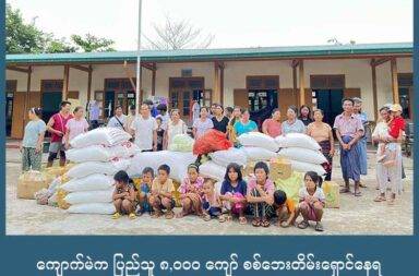 ကျောက်မဲက ပြည်သူ ၈,၀၀၀ ကျော် စစ်ဘေးတိမ်းရှောင်နေရ   သတင်းနှင့် မီဒီယာ ကွန်ရက်။ ၂၀၂၅ ခုနှစ်၊ စက်တင်ဘာလ ၉ ရက်။   ရှမ်းပြည်မြောက်ပိုင်း၊ ကျောက်မဲမြို့နယ်ထဲက ပြည်သူ ၈,၆၀၀ ကျော် စစ်ဘေးလွှတ်ရာသို့ ထွက်ပြေးတိမ်းရှောင် နေကြရသည်။   စစ်ကော်မရှင်တပ်၏ လေကြောင်းအပြင် မြေပြင်မှ ထိုးစစ်များ၊ လက်နက်ကြီးဖြင့် ပစ်ခတ်မှုများနှင့် တိုက်ပွဲများ ကြောင့် ကျောက်မဲ ပြည်သူ ၈,၆၀၀ ကျော် နေရပ်မှ ထွက်ပြေး တိမ်းရှောင်နေရသည်ဟု ရှမ်း လူ့အခွင့်အရေး မဏ္ဍိုင် SHRF က စက်တင်ဘာလ ၉ ရက်နေ့တွင် ထုတ်သည်။   SHRF က “ကျောက်မဲမြို့နယ်၌ စစ်ကောင်စီ၏ လေကြောင်းနှင့် မြေပြင်မှ ထိခိုက်သေဆုံးစေနိုင်သော ပစ်ခတ် တိုက်ခိုက်မှုများကြောင့် အရပ်သားပြည်သူ ၂၉ ဦးသေဆုံးကာ အများစုမှာ ဘုန်းကြီးကျောင်းများတွင် ဖြစ်ပြီး ၆၆ ဦး ဒဏ်ရာရရှိခဲ့ရာ အရပ်သားပြည်သူ ၈,၆၀၀ ကျော် မှာ ထွက်ပြေးတိမ်း ရှောင်ခဲ့ကြရသည်” ဟု ဆိုသည်။   အဆိုပါ စာရင်းမှာ ဩဂုတ်လ ၁၈ ရက်နေ့မှ ၃၀ ရက်နေ့ အတွင်း ထွက်ပြေးတိမ်းရှောင်ရသည့် စာရင်းဟု ဆိုရမည်။   ကျောက်မဲမြို့နယ်ထဲ စစ်တပ်၏ ပစ်ခတ်တိုက်ခိုက်မှုများကြောင့် အရပ်သားပြည်သူ ၂၉ ဦး သေဆုံးပြီး ၆၆ ဦး ထိမှန်ဒဏ်ရာ ရခဲ့သည်ဟု SHRF က ဆိုသည်။   ဖြစ်စဉ်အများစုမှာ ဘုန်းကြီးကျောင်းနေရာများ၌ ဖြစ်ခဲ့သည်ဟု ထုတ်ပြန်ထားသည်။   စစ်တပ်က လေကြောင်းအပြင် လက်နက်ကြီးဖြင့် ပစ်ခတ်တိုက်ခိုက်ရာ ကျောက်မဲမြို့နယ်ထဲက နောင်ပိန် ကျေးရွာအုပ်စုကို အဓိက ပစ်မှတ်ထားခဲ့သည်ဟု ဒေသခံများက ပြောသည်။   ဗုံးများနှင့် လက်နက်ကြီးကျည်များသည် နောင်ပိန်ကျေးရွာအုပ်စုကို ဖြတ်သန်းသွားသည့် တရုတ်နိုင်ငံ၏ ရေနံနှင့် သဘာဝဓာတ်ငွေ့ပိုက်လိုင်းများအနီး အန္တရာယ် ရှိလောက်အောင် ကျရောက်ပေါက်ကွဲခဲ့သည်ဟု SHRF က ဆိုသည်။   ဒေသခံတစ်ဦးက “အခုက လေယာဉ်လည်း နေ့တိုင်းလာတယ်လို့ ပြောလို့ရတယ်။ တိုက်ပွဲကလည်း ဆက်တိုက် ဖြစ်နေတော့ လူတောင် မရှိတော့ဘူး။ မြို့ထဲဆိုလည်း လူပြတ်တယ်။ ရွာလမ်းတွေပေါ်လည်း လူက မရှိတော့ ဘူး။ ရှောင်တဲ့လူတွေက ရှောင်ကုန်တာပေါ့နော်။ ရွာမှာ မြို့မှာ ကျန်ခဲ့တဲ့လူတွေကလည်း အရင်လို ဘယ်သူမှ အပြင် မထွက်ကြတော့ဘူး သတိနဲ့နေရတာပေါ့ဗျာ။ ကျောက်မဲ ဗဟိုစျေး၊ မနက်စျေးတွေမှာလည်း လူမရှိ တော့ဘူး” ဟု ပြောသည်။   နောင်ချိုမြို့နယ်ဘက်မှ စစ်ကြောင်းထိုးလာသည့် စစ်ကော်မရှင်တပ်က မူဆယ် - မန္တလေး ကားလမ်းမပေါ်မှ တအာင်း တပ်မတော် (TNLA) ကို ရှင်းလင်းဖယ်ရှားနိုင်ရေး ကြိုးပမ်းနေသည်ဟု SHRF က ဆိုသည်။   ကျောက်မဲမြို့ခံ အမျိုးသားတစ်ဦးက “ဒီနေ့မနက် အစောကြီးနော် ၁ နာရီလောက်မှာပဲ ကျောက်မဲမြို့က လွယ် ခေါ် ရွာဖက် လေယာဉ်နဲ့ ဗုံးကြဲသွားသေးတယ်။ နောက်ပြီးတော့ ပြီးခဲ့တဲ့ ၇ ရက်နေ့တုန်းကရော၊ ၆ ရက်နေ့မှာ ရော လေယာဉ်က ဗုံးကြဲသွားတယ်ဗျ။ ၇ ရက်နေ့ရော ၆ ရက်ရော ညပိုင်းပဲ ကျောက်မဲ (၇) ရပ်ကွက် မြောက် ကုန်းကို ကြဲတာ၊ အိမ်တွေ ပျက်ကုန်တယ်။ ကုန်စုံဆိုင်နားလေးကို ကြဲတာဗျ။ လူတော့ ထိတာမရှိဘူး” ဟု ပြော သည်။   စစ်ရှောင် ၈,၆၀၀ ကျော်မှာ လက်ရှိတွင် ကျောက်မဲမြို့နယ် တောင်ပိုင်းက ရှမ်းပြည်တိုးတက်ရေးပါတီ (SSPP) ထိန်းချုပ်နယ်မြေထဲသို့ ထွက်ပြေးခိုလှုံနေကြရခြင်း ဖြစ်သည်။   ထိုစစ်ရှောင်ပြည်သူများမှာ သောက်သုံးရေ၊ အစားအသောက်၊ ဆေးဝါးနှင့် အခြား အခြေခံလိုအပ်ချက်များ ပြတ်လပ်မှုနှင့် ရင်ဆိုင်နေရသောကြောင့် အကူအညီများ လိုအပ်နေသည်ဟု ၎င်းတို့အား ကူညီပေးနေသူများက ပြောသည်။