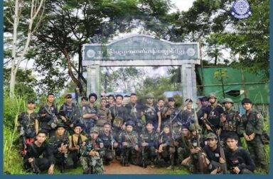 ပုလောက စစ်ကော်မရှင် စခန်းကို KNLA နှင့် ပူးပေါင်းအဖွဲ့ သိမ်းယူ   သတင်းနှင့် မီဒီယာ ကွန်ရက်။ ၂၀၂၅ ခုနှစ်၊ စက်တင်ဘာလ ၉ ရက်။   ပုလောမြို့နယ်ထဲက ထမင်းမစားကျေးရွာတွင် ရှိနေသည့် စစ်ကော်မရှင်တပ်၏ စစ်ခန်းကို ကရင်အမျိုးသား လွတ်မြောက်ရေး တပ်မတော် KNLA နှင့် ပူးပေါင်းအဖွဲ့က တိုက်ခိုက်သိမ်းယူလိုက်သည်။   KNLA နှင့် ပူးပေါင်းအဖွဲ့က သိမ်းယူလိုက်သည့် စစ်တပ်စခန်းမှာ တနင်္သာရီတိုင်း မြိတ် - ထားဝယ်ခရိုင်၊ ပုလောမြို့နယ်၊ ထမင်းမစားကျေးရွာတွင် ရှိနေသည်ဟု စုပေါင်းထိုင်ထားသည့် စခန်းဖြစ်သည်။   အဆိုပါ စစ်ကော်မရှင်စခန်းကို KNLA နှင့် ပူးပေါင်းတပ်ဖွဲ့ စက်တင်ဘာလ ၈ ရက်နေ့တွင် တိုက်ခိုက် သိမ်းပိုက် နိုင်ခဲ့ခြင်း ဖြစ်သည်ဟု ကရင်အမျိုးသား အစည်းအရုံး KNU က ထုတ်ပြန်သည်။   ထမင်းမစားကျေးရွာတွင် အမှတ် ၂၈၀ ခြေလျင်တပ်ရင်း၊ အမှတ် ၃၀၉ အမြောက်တပ်ရင်းနှင့် အမှတ် ၁၂ တပ်မတော် လေ့ကျင့်ရေး သင်တန်းကျောင်းတို့က အင်အား ၄၀ ခန့်ဖြင့် တပ်စွဲထားခြင်း ဖြစ်သည်။   အဆိုပါ စစ်တပ်စခန်းကို KNLA၊ တပ်မဟာ(၄) လက်အောက်ခံ KNDO တပ်ရင်း (၇)၊ တပ်ခွဲ (၂)၊ တပ်ခွဲ (၅)၊ KNLA အထူးတပ်ဖွဲ့၊ ပုလောပြည်သူ့ကာကွယ်ရေး တပ်ဖွဲ့နှင့် တော်လှန်ရေး ပူးပေါင်းတပ်ဖွဲ့‌တို့က တိုက်ခိုက် သိမ်းပိုက်ခဲ့ခြင်း ဖြစ်သည်။   ထမင်းမစားကျေးရွာ စခန်းသိမ်း တိုက်ပွဲတွင် စစ်တပ်ဘက်က ထိခိုက်သေဆုံးမှု အချို့ရှိခဲ့သည့် အပြင် လက်နက်ခဲယမ်းများကိုလည်း သိမ်းယူရရှိခဲ့သည်ဟု KNU က ဆိုသည်။   မြိတ် - ပုလော - ထားဝယ် လမ်းပိုင်းတစ်လျှောက်တွင် စစ်ကော်မရှင်တပ်နှင့် KNLA ပူးပေါင်းအဖွဲ့တို့ကြား ထိတွေ့ တိုက်ပွဲများ ဆက်တိုက်ဖြစ်ပွားလျှက်ရှိသည်။