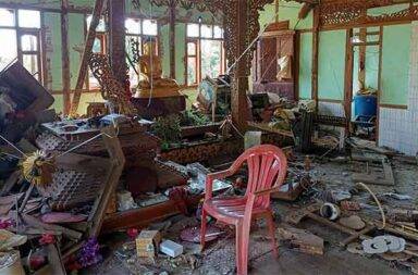 ကသာတွင် ကလပ်စတာဗုံးများ ကြဲချ၊ အမျိုးသမီးနဲ့ ကလေးငယ် အပါအဝင် ၅ ဦး သေဆုံး သတင်းနှင့် မီဒီယာကွန်ရက်။ ၂၀၂၅ ခုနှစ်၊ အောက်တိုဘာလ ၃၁ ရက်။ စစ်ကိုင်းတိုင်းဒေသကြီး၊ ကသာမြို့နယ်၊ ညောင်ခြေထောက်ကျေးရွာ လေကြောင်းတိုက်ခိုက်ခံရပြီး အမျိုးသမီးနှင့် ကလေးငယ် အပါအဝင် (၅) ဦး သေဆုံးခဲ့သည်။ ညောင်ခြေထောက်ကျေးရွာကို စစ်ကော်မရှင်တပ်က အောက်တိုဘာလနေ ၂၉ ရက်နေ့၊ ညပိုင်းတွင် လေကြောင်း ဖြင့် ဗုံးကြဲတိုက်ခိုက်ခဲ့ခြင်း ဖြစ်သည်။ အဆိုပါ လေကြောင်း တိုက်ခိုက်ခံရမှုထဲ အသက် ၁၀ နှစ်အရွယ် ကလေးငယ်နှင့် အမျိုးသမီးများ အပါအဝင် အရပ်သား (၅) ဦး သေဆုံးခဲ့ရပြီး (၈) ဦး ထိခိုက်ဒဏ်ရာရရှိခဲ့သည် ဟု ကသာမြို့နယ် ပြည်သူ့အုပ်ချုပ်ရေးအဖွဲ့ (ပအဖ) က သတင်းထုတ်ပြန်သည်။ ညောင်ခြေထောက်ကျေးရွာကို အောက်တိုဘာလ ၂၉ ရက်နေ့ ည ၁၀ နာရီမှ ၁၁ နာရီကြားတွင် ဂျက်တိုက် လေယာဉ်ဖြင့် ကလပ်စတာဗုံးသီးများကို သုံးကြိမ်တိုင်တိုင် ကြဲချတိုက်ခိုက်ခဲ့ခြင်းဖြစ်ကြောင်း ဒေသခံများက အတည်ပြုပြောသည်။ ဒေသခံများ၏ ပြောဆိုချက်အရ စစ်ကော်မရှင်တပ်က ဂျက်ဖိုက်တာဖြင့် ပစ်မှတ်ထား တိုက်ခိုက်ခဲ့သည့် ဗုံးများ သည် နိုင်ငံတကာမှ ပိတ်ပင်ထားသော ကလပ်စတာဗုံးသီးများ ဖြစ်ကြသည်။ ညောင်ခြေထောက်ရွာအနီး နေထိုင်သူ ဒေသခံတစ်ဦးက “ဘုန်းကြီးကျောင်းက ဓမ္မာရုံကနဲ့ ဘေးကအိမ်တွေက လည်း တော်တော်လေး ပျက်ဆီးသွားတယ်။ ကျွင်းကြီးဖြစ်နေခဲ့တာ။ ချတာကလည်း ရွာထဲကိုချတာ။ ကလပ်စတာဗုံးဆိုတော့ နောက်ဆင့်ကွဲဟာတွေက ရေထဲတွေကျတာ။ ရေထဲကျလို့ သက်သာတာ။ မဟုတ်ရင် တစ်ရွာလုံးက မလွယ်ဘူး” ဟု ပြောသည်။ သေဆုံးသူများမှာ မောင်သက်ဖြိုးဦး (အသက် ၁၀ နှစ်)၊ ဦးကျော်ထွန်း (အသက် ၇၂ နှစ်)၊ ဒေါ်ရီ (အသက် ၆၄ နှစ်)၊ ဒေါ်သိန်းသိန်းနု (အသက် ၅၈ နှစ်) နှင့် ဒေါ်စန်းဌေး (အသက် ၄၂ နှစ်) တို့ဖြစ်ကြပြီး၊ ဒဏ်ရာရသူများတွင် အသက် ၉၀ ကျော်အရွယ် အဘွားအို ဒေါ်ရွှေမှတ် အပါအဝင် ၇ ဦးမှာ စိုးရိမ်ရသည့် ဒဏ်ရာများ ရရှိထားသည်ဟု ဆိုသည်။ ဗုံးကြဲတိုက်ခိုက်မှုကြောင့် ညောင်ခြေထောက်ကျေးရွာရှိ ဘုန်းကြီးကျောင်းဝန်းရှိ ဓမ္မာရုံ၊ ဂရုဏာ ပရဟိတကား အပါအဝင် နေအိမ်နှင့် အဆောက်အအုံ စုစုပေါင်း ၁၄ လုံး ပျက်စီးခဲ့သည် ဟု ကသာ ပအဖ အဖွဲ့ဝင်တစ်ဦးက ပြောသည်။ အထူးသဖြင့် ကသာမြို့နယ်အတွင်း ယခုရက်ပိုင်းတွင် စစ်ကော်မရှင်တပ်နှင့် တော်လှန်ရေးအင်အားစုများ အကြား ထိတွေ့တိုက်ပွဲတစ်စုံတစ်ရာ ဖြစ်ပွားနေခြင်းမရှိကြောင်း ဒေသခံများက အတည်ပြုသည်။ ဒေသခံတစ်ဦးက “ကသာမှာက အေးဆေးပါပဲဗျာ။ တိုက်ပွဲက လုံးဝမရှိဘူး။ သက်သက်မဲ့ ဒါ ပြည်သူတွေကို အကြမ်းဖက်တာ” ဟု မှတ်ချက်ပြုခဲ့သည်။ ကသာမြို့နယ် ပြည်သူ့အုပ်ချုပ်ရေး အဖွဲ့ကလည်း ပြည်သူများနေထိုင်သည့် ကျေးရွာအား အကြောင်းမဲ့ ဗုံးကြဲခံရမှုကြောင့် မသေသင့်ပဲ ပြည်သူ့အသက်အိုးအိမ်များ ဆုံးရှုံးခဲ့ရသည် ဟု ၎င်းတို့၏ ထုတ်ပြန်ချက်တွင် ရေးသားထားသည်။ ဗုံးပေါက်ကွဲသည့် အသံကို ၁၅ မိုင်ခန့်ဝေးကွာသည့် ကသာမြို့ပေါ်ကပင် ကြားရပြီး ဖျက်အားပြင်းဗုံးများ သုံးစွဲခဲ့ကြောင်း မြို့ခံတစ်ဦးက ပြောသည်။ အောက်တိုဘာလ ၃၀ ရက်နေ့တွင် စစ်ကော်မရှင်တပ်သည် ရခိုင်၊ မန္တလေးနှင့် စစ်ကိုင်းတိုင်းတို့အတွင်း လေကြောင်းဖြင့် ပစ်ခတ်တိုက်ခိုက်မှုများ ဆက်လက်ပြုလုပ်ခဲ့ရာ ကလေးနှစ်ဦးအပါအဝင် အရပ်သား ၈ ဦး သေဆုံးခဲ့ကြောင်း သိရသည်။ ထို့အပြင် စစ်အုပ်ချုပ်ရေးအဖွဲ့များက ကသာနှင့် အနီးတစ်ဝိုက်ရှိ ကျေးရွာများအား လေကြောင်းနှင့် စစ်သင်္ဘော များဖြင့် မကြာခဏ တိုက်ခိုက်မှုများ ပြုလုပ်လေ့ရှိပြီး မြို့အနီးဝန်းကျင် ကျေးရွာအများစုမှာ တော်လှန်ရေးတပ် များ၏ ထိန်းချုပ်မှုအောက်တွင် ရှိနေသည်။