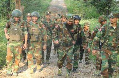 မိုးကုတ်-မိုးမိတ်မှ ဆုတ်ရန် ဆုံးဖြတ်ချက်ကို ခက်ခက်ခဲခဲ ချရခြင်း ဖြစ်သည်ဟု TNLA ပြော သတင်းနှင့် မီဒီယာ ကွန်ရက်။
၂၀၂၅ ခုနှစ်၊ အောက်တိုဘာလ ၃၁ ရက်။ တအာင်းအမျိုးသား လွတ်မြောက်ရေး တပ်မတော် TNLA နှင့် စစ်ကော်မရှင်တို့ အပစ်ရပ်စဲရေး သဘောတူ လက်မှတ်ထိုးရခြင်းမှာ အရပ်သားထိခိုက်မှုများကြောင့် ခက်ခဲသော ဆုံးဖြတ်ချက်ချမှတ်ခဲ့ရခြင်း ဖြစ်သည်ဟု TNLA က ပြောသည်။ တအာင်းတပ်မတော် (TNLA) သည် တရုတ်နိုင်ငံ၊ ကူမင်းမြို့၌ စစ်ကော်မရှင်တပ်နှင့် လက်မှတ်ရေးထိုးခဲ့သည့် နှစ်ဖက် အပစ်အခတ်ရပ်စဲရေး သဘောတူစာချုပ်သည် ၎င်းတို့အတွက် အလွယ်တကူ ဆုံးဖြတ်ခဲ့ခြင်း မဟုတ်ဘဲ ခက်ခဲသော ရွေးချယ်မှု ဖြစ်ကြောင်း ပြောရေးဆိုခွင့်ရှိသူ လွေးယေဦး က ပြောသည်။ သဘောတူစာချုပ် ရေးထိုးရန် ရက်ပိုင်းအလို၌ TNLA ထိန်းချုပ်နယ်မြေများအတွင်း စစ်ကော်မရှင်တပ်က လေကြောင်း တိုက်ခိုက်မှုများ ရက်ဆက် ပြုလုပ်ခဲ့ပြီးနောက် အရပ်သား ထိခိုက်မှုများ တိုးလာခဲ့သည်။ ယင်းအခြေအနေကြောင့် လူထု၏ ဘေးကင်းလုံခြုံမှုနှင့် ထိခိုက်နစ်နာမှု လျော့နည်းစေရန် ရည်ရွယ်၍ ယခုကဲ့သို့ ဆုံးဖြတ်ခဲ့ခြင်းဖြစ်ကြောင်း ၎င်းက ရှင်းပြသည်။ TNLA ပြောရေးဆိုခွင့်ရှိသူ လွေးယေဦးက “ဆုံးဖြတ်ချက်နဲ့ ပတ်သက်ပြီးတော့မှ ခက်ခက်ခဲခဲ ရွေးချယ်ဆုံးဖြတ် ရတာ ဖြစ်တယ်။ အဓိကတော့ လူထုတွေရဲ့ ဘေးကင်းလုံခြုံမှုနဲ့ လူထုတွေရဲ့ ထိခိုက်နစ်နာမှု လျော့နည်းသွား အောင်၊ စစ်ရေးဖိအားတွေ အခြားသော ဖိအားတွေကြားက ပိုပြီးတော့ နစ်နာလာတာမျိုးတွေ ရှိလာတာကြောင့် ခက်ခဲတဲ့ ဆုံးဖြတ်ချက်ကို ရွေးချယ်ရတာ ဖြစ်ပါတယ်” ဟု ပြောသည်။ ယခု အောက်တိုဘာလအတွင်း TNLA ထိန်းချုပ်နယ်မြေများ၌ စစ်ကော်မရှင်၏ လေကြောင်းတိုက်ခိုက်မှုကြောင့် အရပ်သား ၅၀ ကျော် ထိခိုက်သေဆုံးခဲ့ရပြီး ၈၀ ကျော် ပြင်းထန်ဒဏ်ရာ ရရှိခဲ့သည် ဟု သတင်းများတွင် ဖော်ပြထားသည်။ အဆိုပါ စာချုပ်တွင် အောက်တိုဘာ ၂၉ ရက်မှ စတင်၍ နှစ်ဖက်တပ်များ ရောက်ရှိသည့် နေရာ၌ အပစ်ရပ်ရ မည်ဟု ပါရှိသည်။ TNLA အနေဖြင့်လည်း စစ်ကော်မရှင်တပ်က တအာင်းဒေသများအား လေကြောင်းတိုက်ခိုက်မှု၊ ထိုးစစ်ဆင်မှု များ ရပ်တန့်ခြင်းရှိမရှိကို အနီးကပ် လေ့လာစောင့်ကြည့်သွားမည် ဟု လွေးယေဦးက ပြောသည်။ လွေးယေဦးက “လောလောဆယ်မှာတော့ ကျမတို့က ဒီအပေါ်မှာ လေ့လာစောင့်ကြည့်သွားမယ်။ စောင့်ကြည့် လေ့လာရေးကိုပဲ ပိုပြီးတော့ ဆောင်ရွက်မှာ ဖြစ်ပါတယ်” ဟု အတည်ပြုခဲ့သည်။ TNLA တပ်ဖွဲ့များမှာ ရှမ်းပြည်မြောက်ပိုင်းရှိ မိုးမိတ်မြို့ နှင့် မိုးကုတ်မြို့ တို့မှ ဆုတ်ခွာရမည် ဖြစ်သော်လည်း၊ မန္တလေး PDF နှင့် မိုးကုတ်ဗျူဟာတို့အပါအဝင် မဟာမိတ်တပ်ဖွဲ့များက ၎င်းတို့ ထိန်းချုပ်နယ်မြေများကို အစွမ်း ကုန် ကာကွယ်သွားမည်ဟု ထုတ်ပြန်ထားပြီး ဖြစ်သည်။ TNLA မှ မြို့တွင်း ကျန်ရှိနေသည့် ပြည်သူများအား ၎င်းတို့ ထိန်းချုပ်ထားသော အခြားမြို့နယ်များသို့ လာရောက် အကူအညီတောင်းခံ ခိုလှုံနိုင်သည် ဟု လွေးယေဦးက အမှာစကားပါးခဲ့သည်။ လွေးယေဦး၏ ပြည်သူသို့ မှာကြားချက်မှာ “လောလောဆယ်မှာတော့ ကျမတို့က လူထုနဲ့အတူ ရပ်တည်ပါ တယ်။ မြို့သိမ်းကာလမှာ ကျမတို့ကို ဝိုင်းဝန်းကူညီပေးကြတဲ့ လူတွေကိုလည်း ကျမတို့ အခုလို ပြန်လက်လွှတ် ပေးရတာ စိတ်တော့မကောင်းဘူး။ ခက်ခဲတဲ့ ဆုံးဖြတ်ချက်တခု ဖြစ်ပါတယ်။ လူထုအနေနဲ့ ကျမတို့ ထိန်းချုပ် ထားတဲ့ အခြားမြို့နယ်တွေမှာ လာရောက်ခိုလှုံနိုင်ပါတယ်၊ အကူအညီတောင်းခံနိုင်ပါတယ်” ဟု ပြောသည်။ TNLA တပ်များမှာ ယခုလက်ရှိ အချိန်၌ ၎င်းတို့ ထိန်းချုပ်ဒေသများမှ စတင်ဆုတ်ခွါနေပြီဖြစ်ပြီး မည်မျှ ကြာမြင့်မည်ကို မသိရသေးပေ။ စစ်ရေးလေ့လာစောင့်ကြည့်သူများက လတ်တလော သဘောတူညီချက်သည် စစ်ကော်မရှင်နှင့် TNLA အတွက် သာ အကျုံးဝင်သဖြင့် အပစ်ရပ်ကာလအတွင်း စစ်ကော်မရှင်တပ်သည် TNLA အစား ရှမ်းမြောက်ရှိ အခြား လက်နက်ကိုင်တပ်များနှင့် တိုက်ပွဲ ထပ်မံဖြစ်ပွားနိုင်ပြီး စစ်ရေးအခြေအနေ ပိုမို ရှုပ်ထွေးလာနိုင်သည် ဟု သုံးသပ်နေကြကြောင်း နီးစပ်သည့် စစ်ရေး သတင်းရင်းမြစ်များက ပြောသည်။