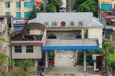 နယ်စပ်ဂိတ်များပြန်ဖွင့်သော်လည်း အကန့်အသတ်ဖြင့်သာ ကုန်သွယ်မှု ရှိဟု KIO ပြော သတင်းနှင့် မီဒီယာ ကွန်ရက်။
၂၀၂၅ ခုနှစ်၊ အောက်တိုဘာလ ၃၁ ရက်။ တရုတ်-ကချင်နယ်စပ်ဂိတ်များ ပြန်ဖွင့်သော်လည်း စီးပွားရေး အေးစက်ကာ တရုတ်မှ ကုန်သွယ်မှု အကန့်အသတ်များ ရှိနေဆဲဟု KIA က ပြောသည်။ ကချင်လွတ်လပ်ရေး တပ်မတော် (KIA) ထိန်းချုပ်နယ်မြေများနှင့် ထိစပ်နေသည့် တရုတ် - မြန်မာ နယ်စပ်ဂိတ် များကို တရုတ်ဘက်မှ အောက်တိုဘာ ၂၄ ရက် ည သန်းခေါင် ၁၂ နာရီမှစတင်၍ ပြန်လည်ဖွင့်လှစ်ခဲ့သည် ဟု KIA သတင်းနှင့်ပြန်ကြားရေးတာဝန်ခံ ဗိုလ်မှူးကြီးနော်ဘူ က အတည်ပြုပြောသည်။ သို့သော်လည်း လက်ရှိတွင် ကုန်သွယ်ရေးနှင့် လူဝင်လူထွက်မှာ ယခင်ကဲ့ သို့ ပုံမှန်အခြေအနေသို့ ပြန်မရောက် သေးဘဲ အကန့်အသတ်များစွာ ရှိနေသေးကြောင်း ၎င်းက ဆိုသည်။ ပြန်လည်ဖွင့်လှစ်သည့် ဂိတ်များမှာ မန်ဝိန်းကြီး၊ လွယ်ဂျယ်၊ လိုင်ဇာ၊ ကံပိုင်တည်၊ ပန်ဝါ၊ ဖီမော် အပါအဝင် နယ်စပ်တစ်လျှောက်ရှိ ဂိတ်အားလုံးဖြစ်ကြောင်း ဗိုလ်မှူးကြီးနော်ဘူက အတည်ပြုပြောကြားခဲ့သည်။ ဗိုလ်မှူးကြီးနော်ဘူက “ပစ္စည်းတွေလည်း အားလုံးလွတ်လွတ်လပ်လပ် ဝင်ထွက်လို့တော့ မရဘူး။ အဓိက ကတော့ ပြည်သူလူထုရဲ့ စားသောက်ကုန်ပစ္စည်းနဲ့ အိမ်ဆောက်ပစ္စည်းတွေကိုပဲ အခုလောလောဆယ်ကတော့ ခွင့်ပြုတာ တွေ့ရပါတယ်” ဟု ပြောသည်။ စက်သုံးဆီများ၊ အီလက်ထရောနစ်နှင့် သက်ဆိုင်သော ပစ္စည်းများ အားလုံးကို တရုတ်ဘက်မှ သွင်းခွင့်မပေးဘဲ ကန့်သတ်ထားသည်။ တရုတ်ဘက်မှ စျေးရောင်းစျေးဝယ်သူများ အဝင်အထွက်ရှိသော်လည်း မြန်မာဘက်မှ လူများ ဝင်ထွက်မှုမှာ မရှိသလောက် နည်းပါးနေဆဲ ဖြစ်သည်။ KIA ထိန်းချုပ်နယ်မြေများမှ ဝင်ထွက်သူများကိုမူ KIO မှ ပေးထားသော အိမ်ထောင်စုလက်မှတ် ကိုင်ဆောင် သူများကို ဦးစားပေးပြီး၊ မြို့တွင်းမှ လာသူများအားလည်း ဘာကိစ္စကြောင့် သွားလာသည်ကို စိစစ်မှုများ ပြုလုပ် ၍ ခွင့်ပြုပေးနေကြောင်း ၎င်းက ဖြည့်စွက်ပြောသည်။ ဗိုလ်မှူးကြီးနော်ဘူ၏ အဆိုအရ နယ်စပ်ဂိတ်များကို တစ်နှစ်ကျော်ခန့်ကြာမြင့်အောင် ပိတ်ထားခဲ့ခြင်း ဖြစ်သည်။ ဗိုလ်မှူးကြီးနော်ဘူက “သူတို့ပိတ်တာ ကျနော်တို့ဖက်ကနေ ပိတ်တာမဟုတ်ဘူး။ သူတို့ပိတ်တာ နယ်စပ်ဒေသ မှာ တိုက်ပွဲတွေ ဖြစ်နေလို့ ပိတ်တယ်လို့တော့ ပြောပါတယ်။ နယ်စပ်ဒေသ သူတို့ တရုတ်နယ်စပ်မှာ လုံခြုံမှု ရှိအောင် ဆိုပြီးမှ အဲဒီ နယ်စပ်ဂိတ်တွေကို ပိတ်တာ ဖြစ်ပါတယ်” ဟု အတည်ပြုခဲ့သည်။ တရုတ်ဘက်မှ မြေရှားသတ္တု တူးဖော်ရေးလုပ်ငန်းများ လုပ်ကိုင်ရန် ကြိုးပမ်းနေသည်ဟူသော သတင်းများ ထွက်ပေါ်နေသော်လည်း KIA ဘက်မှ ခွင့်ပြုထားခြင်း မရှိသေးကြောင်း ၎င်းက ငြင်းဆိုသည်။ “မြေရှားသတ္တုနဲ့ ပတ်သက်လို့တော့ ကျနော်တို့လည်း ဘာမှ ဖြုတ်တာလည်း မရှိဘူး။ တူးတာလည်း မရှိဘူး။ ဘာမှ မရှိဘူး ကျနော်တို့နဲ့ သဘောတူညီမှု မရှိဘူး။ လက်မှတ်ထိုးထားတာလည်း မရှိပါဘူး” ဟု ဗိုလ်မှူးကြီး နော်ဘူက အခိုင်အမာ ပြောသည်။ ဤသို့ ပြန်ဖွင့်ပေးခြင်းသည် ဒေသခံများအတွက် အားတက်စရာဖြစ်ပြီး အခြေအနေ တဖြည်းဖြည်း တိုးတက် လာမည်ဟု မျှော်လင့်ချက်ရှိနေကြသည်။ ဗိုလ်မှူးကြီးနော်ဘူက “နယ်စပ်ဂိတ် ဖွင့်တာကတော့ ဖြေးဖြေးချင်းတော့ ကောင်းလာမယ်လို့ မျှော်လင့်ပါတယ်။ လူတွေ အဝင်အထွက်တွေကအစ စီးပွားရေးတွေက အစပေါ့လေ” ဟု ဆက်ပြောသည်။ သို့သော်၊ နယ်စပ်ဂိတ်များ ပြန်လည်ဖွင့်လှစ်သည်မှာ ရက်သတ္တပတ်မျှသာ ရှိသေးသော်လည်း ကုန်သွယ်မှုမှာ ယခင်ကဲ့သို့ ကြီးကြီးမားမား မရှိသေးကြောင်း ဒေသခံများက ပြောသည်။ 
ဓါတ်ပုံ - CJ