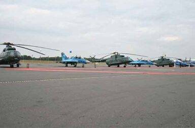 ရခိုင်ပြည် မြို့နယ် သုံးခုတွင် စစ်ကော်မရှင်က လေယာဉ်ဖြင့် ဗုံးကြဲ၊ အရပ်သား ၆ ဦး သေဆုံး
သတင်းနှင့် မီဒီယာ ကွန်ရက်။
၂၀၂၅ ခုနှစ်၊ အောက်တိုဘာလ ၃၁ ရက်။ 
ရခိုင်ပြည်က ပုဏ္ဏားကျွန်း၊ ရသေ့တောင်နှင့် ကျောက်ဖြူမြို့နယ်တို့တွင် စစ်ကော်မရှင်တပ်က လေကြောင်း မှ ဗုံးကြဲမှုကြောင့် အရပ်သား ၆ ဦး သေဆုံးခဲ့သည်။
ရခိုင်ပြည်အတွင်း တိုက်ပွဲမရှိသည့် မြို့နယ်များ ဖြစ်သော ပုဏ္ဏားကျွန်း၊ ရသေ့တောင်နှင့် ကျောက်ဖြူမြို့နယ် တို့ ကို ယမန်နေ့ အောက်တိုဘာ ၃၀ ရက် တစ်ရက်တည်း၌ စစ်ကော်မရှင်တပ်က လေကြောင်းမှ ဗုံးကြဲတိုက်ခိုက်ခဲ့ ခြင်း ဖြစ်သည်။
လေကြောင်းမှ တိုက်ခိုက်မှုများကြောင့် အရပ်သားပြည်သူ ၆ ဦး သေဆုံး ခဲ့ပြီး ၁၂ ဦးထက်မနည်း ဒဏ်ရာရရှိခဲ့ သည် ဟု ဒေသခံသတင်းရင်းမြစ်များက ပြောသည်။
ယခုရက်ပိုင်းအတွင်း စစ်ကော်မရှင်တပ်သည် ရခိုင်ဒေသခံများ နေထိုင်ရာ မြို့နယ်များကို လေကြောင်း၊ လက် နက်ကြီး အပြင် ဒရုန်းများဖြင့် ဗုံးကြဲတိုက်ခိုက်မှု နေ့စဉ်ရက်ဆက် ပြုလုပ်လာသဖြင့် အရပ်သား သေဆုံးဒဏ်ရာရရှိမှု မှာ နေ့စဉ်နှင့်အမျှ တိုးလာနေသည်။
အဆိုးရွားဆုံးဖြစ်စဉ်မှာ ကျောက်ဖြူမြို့နယ်၊ ဇင်ချောင်းတိုက်နယ်၊ ဇင်ချောင်းကုန်ဘွေကျေးရွာ ၌ ဖြစ်ပွားခဲ့ပြီး၊ အရပ်သား ၅ ဦး သေဆုံးခဲ့သည်။
အောက်တိုဘာလ ၃၀ ရက်နေ့၊ ညနေ ၄ နာရီကျော်အချိန်ခန့်တွင် စစ်ကော်မရှင်တပ်၏ ဂျက်ဖိုက်တာဖြင့် ဗုံးကြဲ တိုက်ခိုက်မှုကြောင့် အမျိုးသမီး ၂ ဦး အပါအဝင် အရပ်သား ၅ ဦး သေဆုံးခဲ့ပြီး ၁၀ ဦးကျော် ပြင်းထန်ဒဏ်ရာ များ ရရှိခဲ့ကြောင်း ဒေသခံများက အတည်ပြုခဲ့သည်။
စစ်ကော်မရှင်တပ်သည် ဇင်ချောင်းကျေးရွာသို့ ပေါင် ၅၀၀ ဗုံး ၂ လုံးကို ဆက်တိုက်ကြဲချခဲ့သည် ဟု ဒေသခံ တစ်ဦးက ပြောသည်။
အကြမ်းဖက် လေတပ်၏ တိုက်ခိုက်မှုကြောင့် ကုန်ဘွေကျေးရွာမှ နေအိမ် ၆ ဆောင် အပါအဝင်၊ ဆိုင်ကယ်၊ ကားနှင့် လူ့အသုံးအဆောင်ပစ္စည်းများလည်း မီးလောင်ပျက်စီးသွားခဲ့ကြောင်း သိရသည်။
ထိုနေ့ နံနက် ၉ နာရီကျော်တွင် ရသေ့တောင်မြို့နယ်ထဲက အောက်ဇီးကိုင်းကျေးရွာ ကို စစ်ကော်မရှင်တပ်က ဒရုန်းဖြင့် ဗုံးကြဲ တိုက်ခိုက်ခဲ့ရာ အမျိုးသား ၁ ဦး သေဆုံး ခဲ့ပြီး အမျိုးသား ၂ ဦး ဒဏ်ရာရရှိခဲ့သည်။
ရသေ့တောင်မြို့နယ် ဒေသခံအမျိုးသားတစ်ဦးက “လေယာဉ်သံကြားတာနဲ့ အသက်ရှူရပ်မလို ခံစားရတယ်။ ကျနော်တို့ဟာ ဘယ်နေရာရောက်ရောက် လုံခြုံမှုမရှိဘူးဆိုတာကို နေ့တိုင်းလိုလို ခံစားနေရတယ်။ ကလေးတွေနဲ့ မိသားစုဝင်တွေအတွက် အသက်ရှင်သန်ဖို့ကပဲ အဓိကပေါ့နော်” ဟု ၎င်း၏ ခံစားချက်ကို ပြောသည်။
ထို့အပြင် နေ့လည် ၃ နာရီဝန်းကျင်ခန့်၌ ပုဏ္ဏားကျွန်းမြို့ကို စစ်ကောင်စီက ဗုံး ၁၀ လုံးထက်မနည်း ကြဲချ တိုက် ခိုက်ခဲ့သဖြင့် အဆောက်အဦများ ပျက်စီးခဲ့သည်ဟု ဆိုသည်။ 
အလားတူ အောက်တိုဘာက ၂၉ ရက်နေ့ ကလည်း ပေါက်တောမြို့နယ်၊ တောင်ညိုကျေးရွာ ကို စစ်ကော်မရှင် ရေတပ်၏ လက်နက်ကြီး ပစ်ခတ်မှုကြောင့် အသက် ၅ နှစ်အရွယ် ကလေးငယ်တစ်ဦး သေဆုံး ပြီး ၂ ဦး ဒဏ်ရာ ရရှိခဲ့သည်။
စစ်ကော်မရှင်တပ်သည် တိုက်ပွဲမရှိသည့် အရပ်သားနေထိုင်ရာ အဆောက်အအုံများကို စစ်ရေးပစ်မှတ်ထားကာ လေကြောင်း တိုက်ခိုက်မှုကို အရှိန်မြင့် လုပ်ဆောင်လာခြင်းကြောင့် ဒေသခံများမှာ စိတ်ပိုင်းဆိုင်ရာ မလုံခြုံမှုများ ခံစားနေရသည်။
စစ်ရေးလေ့လာသုံးသပ်သူတစ်ဦး က “လက်ရှိမှာ မြန်မာစစ်တပ်က မြေပြင်မှာ အသာစီးမရတဲ့အတွက် လေ ကြောင်းကို အာရုံစိုက်ပြီး အပြစ်မဲ့ ပြည်သူတွေ အပေါ် တမင်တကာ ဖိအားပေးလာတာကို တွေ့ရတယ်။ ဒါဟာ ပြည်သူလူထုရဲ့ စိတ်ဓာတ်ကို ချိုးနှိမ်ဖို့ ရည်ရွယ်တဲ့ စစ်ရာဇဝတ်မှု မြောက်တဲ့ လုပ်ရပ်ဖြစ်ပြီး ရှေ့ဆက်ပြီး တော့ လည်း ဒီလို ထိုးစစ်မျိုးတွေ ပိုမို အရှိန်မြင့်လာနိုင်တဲ့အတွက် ဒေသခံတွေ အထူး စစ်ရေးသတိရှိဖို့ လိုအပ်ပါ တယ်” ဟု သုံးသပ်ပြောကြားခဲ့သည်။
လက်ရှိ၌ စစ်တွေနှင့် ပုဏ္ဏားကျွန်း မြို့နယ် အစပ်နေရာများတွင် စစ်ကော်မရှင်တပ်နှင့် အာရက္ခတပ်တော် (AA) တို့အကြား စစ်ရေးတင်းမာမှု၊ လက်နက်ကြီးနှင့် ဒရုန်းများဖြင့် အပြန်အလှန် ပစ်ခတ်မှုများ နေ့စဉ်ရှိနေသည်။
ရခိုင်မြို့သိမ်းတိုက်ပွဲ စတင်ခဲ့သည့် ၂၀၂၃ ခုနှစ်၊ နိုဝင်ဘာလ ၁၃ ရက်နေ့မှ ၂၀၂၅ ခုနှစ် စက်တင်ဘာလ ၃၀ ရက်နေ့ အထိ စစ်ကော်မရှင်တပ်၏ ပစ်ခတ်မှုများကြောင့် အရပ်သား သေဆုံးသူ ၉၇၀ ဦး၊ ဒဏ်ရာရသူ ၂,၀၅၄ ဦး ရှိကြောင်း ULA ၏ လူသားချင်စာနာထောက်ထားရေးရုံး (HDCO) က အောက်တိုဘာလ ၂၅ ရက်နေ့ ထုတ်ပြန် ချက်တွင် ဖော်ပြသည်။