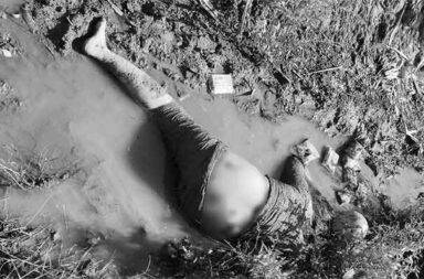 မောင်တော ARSA တိုက်ခိုက်မှုတွင် အရပ်သား ၂ ဦး သေဆုံး၊ မိခင်အလောင်းဘေး သမီးငယ်ကို တွေ့ရှိ   သတင်းနှင့် မီဒီယာ ကွန်ရက်။ ၂၀၂၅ ခုနှစ်၊ အောက်တိုဘာလ ၂၄ ရက်။ ရခိုင်ပြည်၊ မောင်တောမြို့နယ်၌ အစ္စလာမ်မစ် အစွန်းရောက် ARSA အဖွဲ့၏ ခြုံခိုတိုက်ခိုက်မှုကြောင့် အပြစ်မဲ့ အရပ်သားအမျိုးသမီးနှစ်ဦး သေဆုံးခဲ့ပြီး၊ ထိတ်လန့်ဖွယ်ရာအဖြစ် မိခင်၏ အလောင်းဘေးတွင် ၃ နှစ် သမီးငယ် လေးကို အသက်ရှင်လျက် တွေ့ရှိခဲ့ရသည်။ အောက်တိုဘာလ ၂၂ ရက်နေ့ နေ့လယ်ပိုင်းက မောင်တောမြို့နယ်ထဲတွင် စားသောက်ကုန် ဝယ်ယူပြီး ပြန်လာ သော ခရီးသည်တင်ယာဉ်တစ်စီးသည် မြိုယုရွာအရှေ့ဘက် တံတားနားတွင် ARSA ၏ တိုက်ခိုက်ခြင်းကို ခံခဲ့ရ သည်။ ခရီးသည်များနှင့် ကားသမားကို ဖမ်းခေါ်သွားခဲ့ပြီးနောက် အာရက္ခတပ်တော် (AA) က လိုက်လံရှာဖွေခဲ့သည်။ AA ၏ ရှာဖွေမှုအပြီးတွင် ခရီးသည်များဖြစ်သည့် အသက် ၃၀ နှစ် အရွယ် ဒေါ်ဝေဝေစိုး နှင့် အသက် ၄၀ နှစ် အရွယ် ဒေါ်နိုင်နိုင်ဆွေ တို့ကို သေနတ်ဖြင့် ပစ်သတ်ခံထားရသည့် အလောင်းများ အဖြစ် တွေ့ရှိခဲ့ရသည်။ သေဆုံးသူ မိခင် ဒေါ်ဝေဝေစိုး၏ အလောင်းဘေးတွင်မူ ၎င်း၏ ၃ နှစ်အရွယ် သမီးငယ်လေး မခိုင်မြတ်မွန်ကို အသက်ရှင်လျက် တွေ့ရှိခဲ့ခြင်းဖြစ်သည်။ ကားသမားအပါအဝင် ထိခိုက်ဒဏ်ရာရသူ နှစ်ဦးကိုလည်း AA က တွေ့ရှိခဲ့သည်။ AA က ARSA အဖွဲ့၏ အရပ်သားပစ်မှတ်ထား သတ်ဖြတ်မှုများကို ရှုတ်ချပြီး၊ နယ်စပ်ဒေသနေ ပြည်သူများ အနေဖြင့် လုံခြုံရေးအဖွဲ့များကို ကြိုတင်အသိပေးပြီးမှသာ သွားလာကြရန် အရေးပေါ် သတိပေးနှိုးဆော်ထား သည်။