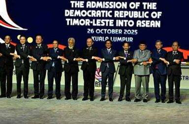 စစ်အုပ်စု၏ ရွေးကောက်ပွဲကို ပြတ်သားစွာ ငြင်းပယ်ရန် JFM က အာဆီယံသို့ တောင်းဆို
 သတင်းနှင့်မီဒီယာ ကွန်ရက်။
၂၀၂၅ ခုနှစ်၊ အောက်တိုဘာလ ၂၇ ရက်။ အောက်တိုဘာ ၂၆ ရက်နေ့ မှ ၂၈ ရက်နေ့အထိ မလေးရှားနိုင်ငံ၊ ကွာလာလမ်ပူတွင် ကျင်းပမည့် ၄၇ ကြိမ်မြောက် အာဆီယံ ထိပ်သီးအစည်းအဝေး မတိုင်မီ Justice For Myanmar (JFM) အဖွဲ့ကြီးက အာဆီယံသို့ အရေးပေါ် တောင်းဆိုမှုတစ်ခု ပြုလုပ်ခဲ့သည်။ JFM သည် မြန်မာစစ်အုပ်စု၏ တရားမဝင် ရွေးကောက်ပွဲကို ပြတ်ပြတ်သားသား ငြင်းပယ်ရန် နှင့် စစ်အုပ်စု၏ နိုင်ငံတကာရာဇဝတ်မှုများတွင် အာဆီယံ၏ ကြံရာပါပတ်သက်နေမှုကို အဆုံးသတ်ရန် အောက်တိုဘာလ ၂၃ ရက်နေ့တွင် ထုတ်ပြန်တိုက်တွန်းခဲ့ခြင်း ဖြစ်သည်။ JFM ၏ ထောက်ပြချက်အရ အာဆီယံအဖွဲ့ဝင် နိုင်ငံများတွင် အခြေစိုက်သော ကုမ္ပဏီ ၅၄ ခု ၏ စီးပွားရေး ဆက်နွှယ်မှုများသည် စစ်အုပ်စု၏ အကြမ်းဖက်စစ်ဆင်ရေးကို အသက်ဆက်ပေးနေသည်ဟု ဆိုသည်။ Justice For Myanmar ၏ ပြောရေးဆိုခွင့်ရှိသူ မရတနာမောင်က စစ်အုပ်စု၏ အမည်ခံရွေးကောက်ပွဲသည် ဒီမိုကရေစီလမ်းကြောင်းမဟုတ်ဘဲ 'အကြမ်းဖက်အုပ်ချုပ်မှုကို တရားဝင်မှုပေးရန် လှည့်ကွက်' သာဖြစ်သည်ဟု ဝေဖန်ပြောဆိုခဲ့သည်။ ထို့အပြင် စစ်အုပ်စုသည် ဒဏ်ခတ်ပိတ်ဆို့မှုများကို ရှောင်ရှားရန် "နစက" မှ "နလအက" အဖြစ် အမည် ပြောင်းလဲ ခဲ့ခြင်းသည်လည်း ပရိယာယ်သက်သက်ဖြစ်ကြောင်း JFM က အာဆီယံကို သတိပေးခဲ့သည်။ JFM ၏ အဓိကတောင်းဆိုချက် သုံးချက်မှာ စစ်အုပ်စု၏ ရွေးကောက်ပွဲကို ငြင်းဆန်ရန်၊ အာဆီယံ အဖွဲ့အစည်းများတွင် စစ်အုပ်စု၏ ကိုယ်စားလှယ်များကို ပိတ်ပင်ရန်နှင့် စစ်အုပ်စုထံ ငွေကြေး၊ လေယာဉ်ဆီ စီးဝင်မှုလမ်းကြောင်းများ ဖြတ်တောက်ရန်တို့ဖြစ်သည်။ စစ်အုပ်စု၏ ရာဇဝတ်မှုများမှ မြန်မာပြည်သူများကို သာမက ဒေသတွင်းကိုပါ ကာကွယ်ရန် အာဆီယံတွင် တာဝန်ရှိကြောင်း JFM က တိုက်တွန်းထားသည်။