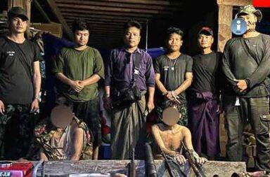 ရေတာရှည်စခန်းသိမ်းတိုက်ပွဲတွင် တပ်ရင်းမှူးအပါအဝင် ၁၅ ဦးကျဆုံး၊ စစ်သုံ့ပန်း ၂ ဦး ဖမ်းမိ   သတင်းနှင့်မီဒီယာ ကွန်ရက်။ ၂၀၂၅ ခုနှစ်၊ အောက်တိုဘာလ ၂၂ ရက်။ ပဲခူးတိုင်းဒေသကြီး၊ ရေတာရှည်မြို့နယ်ရှိ စစ်ကော်မရှင်၏ အထိုင်စခန်းတစ်ခုကို တော်လှန်ရေး ပူးပေါင်းတပ်ဖွဲ့ များက ဝင်ရောက်တိုက်ခိုက် သိမ်းပိုက်နိုင်ခဲ့ရာ စစ်ကော်မရှင်ဘက်မှ တပ်ရင်းမှူးအပါအဝင် ၁၅ ဦး သေဆုံးပြီး စစ်သုံ့ပန်း ၂ ဦးကို အရှင်ဖမ်းဆီးရမိခဲ့သည်။ နေပြည်တော်တိုင်းစစ်ဌာန (NPT DSC) လက်အောက်ခံ တပ်ရင်းများ စုဖွဲ့ထားသည့် ဗျူဟာစစ်ကြောင်းက စစ်တောင်းမြစ် အရှေ့ဘက်ကမ်းရှိ ရွာသစ်ရွာတွင် အင်အား ၆၀ ခန့် အထိုင်ချထားသော အဆိုပါ စစ်ကော်မရှင် တပ်စခန်းကို အောက်တိုဘာလ ၂၀ ရက်နေ့က ဝင်ရောက်တိုက်ခိုက်ခဲ့ခြင်း ဖြစ်သည်။ တိုက်ပွဲအတွင်း စစ်ကော်မရှင်ဘက်မှ လေကြောင်းရန် ကာကွယ်ရေးတပ် (လကတ-၂၀၂၉) မှ တပ်ရင်းမှူး ဒုတိယဗိုလ်မှူးကြီး ညီညီနိုင် အပါအဝင် ၁၅ ဦး ကျဆုံး ခဲ့သည်။ ဖမ်းဆီးရမိသော စစ်သုံ့ပန်း ၂ ဦးအပြင်၊ တပ်ရင်းမှူး ညီညီနိုင်မှာ ဖမ်းဆီးချိန်တွင် ပစ္စတိုထုတ်ကာ ခုခံမှုပြုလုပ် သဖြင့် အသေပစ်သတ်ခဲ့ရကြောင်း နေပြည်တော် တိုင်းစစ်ဌာန၊ ပြည်သူ့ကာကွယ်ရေးတပ်မတော် က ထုတ်ပြန် ထားသည်။ တိုက်ပွဲအပြီးတွင် တော်လှန်ရေးတပ်ဖွဲ့များက ရွာသစ်ရွာရှိ အထိုင်စခန်းနှင့် ကင်းစခန်းများအားလုံးကို အောင်မြင် စွာ သိမ်းပိုက်နိုင်ခဲ့သည်ဟု နေပြည်တော် PDF အဖွဲ့က ဆိုသည်။ ရေတာရှည် စခန်းသိမ်းတိုက်ပွဲအတွင်း လက်နက်ခဲယမ်းများကိုလည်း သိမ်းဆည်းရရှိခဲ့ကြသည်။ သိမ်းဆည်းရမိသည့် လက်နက်ခဲယမ်းများထဲတွင် ဒရုန်းဂျမ်ပါ အထိုင်စက်ကြီး (၁) လုံး၊ MA11 (၁) လက်၊ MA3 (၁) လက်၊ G3 (၃) လက်၊ ၆၀ မမ (၁) လက်၊ ပစ္စတို (၁) လက်အပြင် ကျည်မျိုးစုံ ၁,၀၀၀ ခန့်နှင့် စစ်အသုံးအဆောင်ပစ္စည်းများ ပါဝင်သည်။ တော်လှန်ရေးတပ်ဖွဲ့ဘက်မှ ရဲဘော် ၂ ဦးသာ ထိခိုက်ဒဏ်ရာရခဲ့ပြီး၊ တိုက်ပွဲကြောင့် လက်နက်ကြီးပစ်ခတ်မှုနှင့် လေကြောင်းတိုက်ခိုက်မှုများကြား ပိတ်မိနေသည့် ရွာသားများကိုလည်း ဘေးလွတ်ရာသို့ ကယ်ထုတ်ပေးနိုင်ခဲ့ ကြောင်း ထုတ်ပြန်ထားသည်။ ယခု စစ်ဆင်ရေးကို အမျိုးသား ညီညွတ်ရေး အစိုးရ NUG ကာကွယ်ရေး ဝန်ကြီးဌာန၏ လမ်းညွှန်ချက်ဖြင့် အကောင်အထည်ဖော် ဆောင်ရွက်ရခြင်း ဖြစ်သည်ဟု နေပြည်တော်တိုင်းစစ်ဌာနက ထုတ်ပြန်ခဲ့သည်။