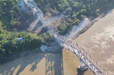 ရတနာသိင်္ခတံတား ပျက်စီးပြီးနောက် စဉ့်ကူးမြို့နယ်၌ စစ်ရေးတင်းမာမှု အမြင့်ဆုံးရောက်ရှိ သတင်းနှင့် မီဒီယာ ကွန်ရက်။ ၂၀၂၅ ခုနှစ်၊ အောက်တိုဘာလ ၃၀ ရက်။ စစ်ကိုင်းတိုင်းနှင့် မန္တလေးတိုင်းကို ဆက်သွယ်ထားသည့် ဧရာဝတီမြစ်ကူး ရတနာသိင်္ခတံတား ကျိုးကျ ပျက်စီး သွားပြီးနောက် စစ်တပ်နှင့် တော်လှန်ရေးတပ်ဖွဲ့များ ထိန်းချုပ်ထားသော နယ်မြေနှစ်ခုကြား လုံခြုံရေး အခြေ အနေမှာ အကြီးအကျယ် တင်းမာနေကြောင်း ဒေသခံများက ပြောသည်။ ပေနှစ်ထောင့်လေးရာကျော် ရှည်လျားသည့် ယင်းတံတားသည် အောက်တိုဘာလ ၂၈ ရက်နေ့၊ ည ၁၁ နာရီ အချိန်ခန့်တွင် မိုင်းခွဲခံရပြီး ကျိုးကျသွားခဲ့သည် ဟု ဒေသခံများနှင့် စစ်ရေးသတင်းရင်းမြစ်များက ပြောသည်။ တံတားပျက်စီးမှု ဖြစ်ပြီးနောက် စဉ့်ကူးမြို့နယ်ဘက်ကို စစ်ကော်မရှင်တပ်က တစ်နေ့လုံးနီးပါး လေကြောင်းမှ ဗုံးကြဲတိုက်ခိုက်ခဲ့သည်။ ဒေသခံတစ်ဦးက “ဂျက်လေယာဉ်တွေဟာ ဆက်တိုက်တက်ပြီး ဗုံးငါးကြိမ်လောက်အထိ ကြဲချခဲ့တယ်” ဟု ပြော သည်။ လက်ရှိတွင် တံတား၏ တစ်ဖက်ဖြစ်သော ကျောက်မြောင်းဘက်ခြမ်းကို စစ်တပ်က ထိန်းချုပ်ထားပြီး၊ စဉ့်ကူးမြို့နယ်ကိုမူ MDY-PDF က သိမ်းပိုက်စိုးမိုးထားရာ စစ်ရေးတင်းမာမှု အမြင့်ဆုံးရောက်ရှိနေခြင်း ဖြစ်သည်။ စစ်တပ်ထောက်ခံသူများက တော်လှန်ရေးတပ်ဖွဲ့များကို စွပ်စွဲနေချိန်တွင်၊ ဒေသခံအချို့က တံတားကျိုးကျမှုမှာ စစ်ကော်မရှင်တပ်၏ လက်နက်ကြီးနှင့် ဒရုန်းပစ်ခတ်မှုများနောက် ဖြစ်ပေါ်ခဲ့သည်ဟု ပြန်လည် စွပ်စွဲနေကြ သည်။ ထို့အပြင် စစ်တပ်သည် စဉ့်ကူးမြို့နယ်ထဲသို့ စစ်ကြောင်းထိုးရန် ပြင်ဆင်နေသောကြောင့် ဇရပ်ကွင်းရွာမှ ဒေသခံ များ တိမ်းရှောင်နေရကြောင်း သိရသည်။