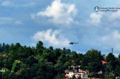 ချင်းပြည် မြောက်ပိုင်းတွင် စစ်ရေးတင်းမာမှု ပြန်မြင့်၊ စစ်ကော်မရှင်တပ် အင်အား ရာချီ ဖြည့်တင်း   သတင်းနှင့် မီဒီယာ ကွန်ရက်။ ၂၀၂၅ ခုနှစ်၊ အောက်တိုဘာလ ၂၉ ရက်။ စစ်ကိုင်းတိုင်း၊ ကလေးမြို့နယ်နှင့် ချင်းပြည်နယ်၊ တီးတိန်မြို့နယ်တို့တွင် စစ်ကော်မရှင်တပ်မှ အင်အား အလုံး အရင်းဖြင့် စစ်ကြောင်းထိုးမှုများ ပြန်လည် လုပ်ဆောင်လာခြင်းကြောင့် စစ်ရေးတင်းမာမှုများ သိသိသာသာ မြင့်တက်လာကြောင်း ချင်းတော်လှန်ရေးအဖွဲ့များက ထုတ်ပြန်ခဲ့သည်။ ချင်းတော်လှန်ရေး အင်အားစုများ၏ အဆိုအရ အောက်တိုဘာ ၂၇ ရက်နေ့က စတင်၍ စစ်ကော်မရှင်တပ်သည် ကလေးမြို့မှတစ်ဆင့် ချင်းပြည်ဘက်သို့ စစ်ကြောင်းထိုး ဝင်ရောက်နေသည်။ အထူးသဖြင့် တီးတိန်မြို့ပေါ်သို့ လေကြောင်းမှတစ်ဆင့် အင်အားဖြည့်တင်းမှုများ နှစ်ရက်ဆက်တိုက် ပြုလုပ် ခဲ့ပြီး၊ အင်အား ရာနှင့်ချီ စုဆောင်းထားသည် ဟု ဒေသခံများက ခန့်မှန်းပြောဆိုသည်။ ချင်းတော်လှန်ရေး အဖွဲ့နှင့် နီးစပ်သူ တစ်ဦးက“ဒီစစ်ကြောင်းက အင်အားက အရမ်းများတယ်။ သူတို့က တီးတိန်မြို့နယ်အတွင်းကနေတစ်ဆင့် ရွေးကောက်ပွဲ ကျင်းပဖို့ သတ်မှတ်ထားတဲ့ ဖလမ်းမြို့ဘက်ကို ဦးတည် လာနိုင်တယ်လို့ ကျနော်တို့ သုံးသပ်တယ်။ ဒါကြောင့် ဒေသခံတွေ သွားလာတဲ့ ဆိုင်ကယ်လမ်းမတွေကိုပါ ပိတ် ထားလိုက်ရပြီ” ဟု ပြောသည်။ ချင်းပြည် မြောက်ပိုင်းသည် ချင်းတော်လှန်ရေးတပ်များ၏ အားကောင်းသည့် နယ်မြေဖြစ်ပြီး မြို့နယ်အချို့ကို တော်လှန်ရေး အဖွဲ့များက ထိန်းချုပ်ထားသည်။ ဤသို့ စစ်ရေးလှုပ်ရှားမှုများ ပေါ်ပေါက်လာခြင်းသည် စစ်ကော်မရှင်က ဦးဆောင်ကျင်းပမည့် ရွေးကောက်ပွဲ ကာလနှင့် နီးကပ်နေချိန်တွင် ချင်းပြည် မြောက်ပိုင်းကို ပြန်လည် ထိန်းချုပ်နိုင်ရန် ရွေးကောက်ပွဲမတိုင်မီ ဖိအား ပေးခြင်း ဖြစ်နိုင်ကြောင်း နိုင်ငံရေး လေ့လာသူများက သုံးသပ်ကြသည်။