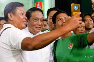 စစ်ကော်မရှင်၏ ရွေးကောက်ပွဲ မဲဆွယ်ကာလ စတင်၊ တော်လှန်ရေး အင်အားစုများက ဆန့်ကျင်   သတင်းနှင့် မီဒီယာ ကွန်ရက်။ ၂၀၂၅ ခုနှစ်၊ အောက်တိုဘာလ ၂၈ ရက်။ စစ်ကောင်စီလက်အောက်ခံ ပြည်ထောင်စု ရွေးကောက်ပွဲ ကော်မရှင် (UEC) က ၂၀၂၅ ခုနှစ် အထွေထွေ ရွေးကောက်ပွဲအတွက် မဲဆွယ်စည်းရုံးရေး ကာလကို ယနေ့ အောက်တိုဘာလ ၂၈ ရက်နေ့မှ စတင်လိုက်ပြီ ဖြစ်ကြောင်း တရားဝင် ကြေညာလိုက်သည်။ UEC က ပါတီ ကိုယ်စားလှယ်လောင်းများ အနေဖြင့် မူဝါဒနှင့် ကတိကဝတ်များကို စည်းရုံးဟောပြောခွင့်၊ ပိုစတာများ စိုက်ထူခွင့် ရပြီဟု ဆိုသော်လည်း ရွေးကောက်ပွဲ ဥပဒေကို တိကျစွာ လိုက်နာရန် သတိပေးထားသည်။ တစ်ချိန်တည်းမှာပင် အထွေထွေသပိတ် ပေါင်းစပ်ညှိနှိုင်းရေး အင်အားစု (GSCB) က စစ်ကောင်စီက ကျင်းပမည့် ရွေးကောက်ပွဲ၏ မဲဆွယ်စည်းရုံးရေးကာလကို သပိတ်မှောက် ဆန့်ကျင်ရေးကာလ အဖြစ် သတ်မှတ်ကြောင်း ထုတ်ပြန် ကြေညာခဲ့သည်။ လက်ရှိ မြေပြင်အခြေအနေတွင် မြို့နယ်အများအပြား၌ တိုက်ပွဲများ ပြင်းထန်နေဆဲဖြစ်ပြီး နိုင်ငံရေးပါတီ အများစုမှာ လူထုစည်းရုံးမှုကြီးများ မလုပ်နိုင်သေးဘဲ အွန်လိုင်းနှင့် ဒေသအလိုက် သေးငယ်သော လှုပ်ရှားမှုများ ဖြင့်သာ စတင်နေရသည်။ ရွေးကောက်ပွဲ စောင့်ကြည့်သူနှင့် နိုင်ငံရေး လေ့လာသုံးသပ်သူတစ်ဦးက “တရားမျှတမှုနဲ့ လုံခြုံရေး လုံးဝမရှိတဲ့ အချိန်မှာ စစ်ကောင်စီက အတင်းအဓမ္မ လုပ်မယ့် ဒီရွေးကောက်ပွဲက ပြည်သူ့ဆန္ဒကို ဘယ်တော့မှ အမှန်အတိုင်း ထင်ဟပ်နိုင်မှာ မဟုတ်ဘူး။ ဒါဟာ စစ်အာဏာရှင် သက်ဆိုးရှည်ဖို့အတွက် လုပ်တဲ့ အယောင်ပြပွဲ သက်သက်ပဲ” ဟု မှတ်ချက်ပေးသည်။ စိုးရိမ်စရာ အဓိကအချက်များမှာ စစ်ဘေးရှောင်ဦးရေ များပြားနေခြင်းနှင့် အမျိုးသား ညီညွတ်ရေး အစိုးရ (NUG) အပါအဝင် တော်လှန်ရေး အင်အားစုများ ထိန်းချုပ်ထားသည့် ဒေသများတွင် ရွေးကောက်ပွဲကို လွတ် လွတ်လပ်လပ် လုပ်နိုင်မည့် အခြေအနေ လုံးဝမရှိခြင်းတို့ ဖြစ်သည်။ NUG နှင့် တော်လှန်ရေးအင်အားစုများကမူ စစ်ကော်မရှင်တပ်၏ ရွေးကောက်ပွဲကို ပြတ်ပြတ်သားသား ကန့်ကွက်ထားပြီး ဖြစ်သည်။