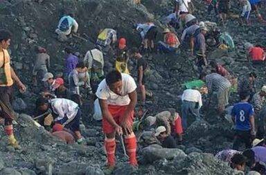 ဖားကန့် မြေစာပုံပြိုကျ၊ ရေမဆေးသမား ၂ ဦး ထပ်မံသေဆုံး  သတင်းနှင့် မီဒီယာ ကွန်ရက်။ ၂၀၂၅ ခုနှစ်၊ အောက်တိုဘာလ ၂၄ ရက်။ ကချင်ပြည်နယ်၊ ဖားကန့်ကျောက်စိမ်းဒေသတွင် မနေ့က မြေစာပုံပြိုကျမှုကြောင့် အသက်နှင့်ရင်းပြီး ကျောက် ရှာဖွေနေသော ရွှေ့ပြောင်းရေမဆေးသမား နှစ်ဦး ထပ်မံသေဆုံးခဲ့သည်။ ယင်းဖြစ်စဉ်သည် ဝမ်းစာအတွက် အသက်စွန့်နေရသည့် ဖားကန့်ဒေသ၏ ဘဝများကို မီးမောင်းထိုးပြနေသည်။ အောက်တိုဘာလ ၂၃ ရက်နေ့၊ ညနေ ၄ နာရီခန့်က ဖားကန့်မြို့နယ်၊ နမ့်မှော်ရွာရှိ ကုမ္ပဏီပိုင် မြေစာပုံဟောင်း လုပ်ကွက်တစ်ခုမှာ ရေမဆေးကျောက်ရှာဖွေနေစဥ် မြေစာပုံ ရုတ်တရက် ပြိုကျကာ အမျိုးသားနှစ်ဦး မြေအောက်သို့ ပါသွားခဲ့ခြင်းဖြစ်သည်။ ချက်ချင်း ကယ်ဆယ်ခဲ့သော်လည်း ပါသွားသည့် အမျိုးသားနှစ်ဦးလုံးမှာ ပွဲချင်းပြီး သေဆုံးခဲ့သည်ဟု ဒေသခံတွေ က ပြောသည်။ သေဆုံးသူနှစ်ဦးမှာ ဒေသခံများမဟုတ်ဘဲ ဝမ်းရေးအတွက် ရောက်လာသည့် ရွှေ့ပြောင်းလုပ်သားများ ဖြစ်သည်။ ကယ်ဆယ်ရေးလုပ်ငန်းများတွင် ပါဝင်ခဲ့သည့် အသက် ၁၄ နှစ်အရွယ် အမျိုးသားငယ်လေး တစ်ဦးမှာလည်း ဒဏ်ရာအနည်းငယ် ရရှိခဲ့ကြောင်း သိရသည်။