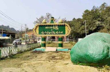 ဖားကန့် KIA တပ်ရင်းကို စစ်တပ်က နှစ်ရက်ဆက်တိုက် ဗုံး ၄၀ ကျော်ဖြင့် တိုက်ခိုက်  သတင်းနှင့်မီဒီယာ ကွန်ရက်။ ၂၀၂၅ ခုနှစ်၊ အောက်တိုဘာလ ၂၅ ရက်။ ကချင်ပြည်နယ်၊ ဖားကန့်မြို့နယ်တွင် စစ်ရေးအခြေအနေများ ပြန်လည်တင်းမာလာနေပြီး၊ ဖားကန့်ရှိ ကချင်လွတ်လပ်ရေးတပ်မတော် (KIA) တပ်မဟာ ၉၊ တပ်ရင်း ၆ နေရာကို စစ်ကော်မရှင်တပ်က နှစ်ရက် ဆက်တိုက် လေကြောင်းမှ ဗုံးကြဲတိုက်ခိုက်ခဲ့သည်။ အောက်တိုဘာလ ၂၁ ရက်နေ့နှင့် ၂၂ ရက်နေ့တို့တွင် နှစ်ရက်ဆက်တိုက် လေကြောင်းဖြင့် တိုက်ခိုက်ခဲ့သည် ဟု ဒေသခံစစ်ရေးသတင်းရင်းမြစ်များထံမှ သိရသည်။ အဆိုပါ တိုက်ခိုက်မှုများကို မြစ်ကြီးနားမြို့မှ တက်လာသည့် Y-12 လေယာဉ် ဖြင့် ပြုလုပ်ခဲ့ခြင်းဖြစ်ပြီး၊ အောက် တိုဘာ ၂၁ ရက်နေ့၊ နံနက် ၇ နာရီဝန်းကျင်နှင့် ၂၂ ရက်နေ့ ည ၈ နာရီဝန်းကျင်တို့တွင် ဗုံးကြဲချခဲ့ခြင်း ဖြစ်သည်။ စစ်ရေးသတင်းရင်းမြစ်များ၏ ပြောကြားချက်အရ စစ်ကော်မရှင်တပ်သည် လေကြောင်းတိုက်ခိုက်မှု နှစ်ကြိမ် လုံးတွင် ဗုံးသီး အလုံး ၃၀ မှ ၄၀ ကျော် ထက်မနည်း အသုံးပြုခဲ့သည်ဟု သိရသည်။ လေကြောင်း တိုက်ခိုက်မှုကြောင့် တပ်ရင်း ၆ နေရာတွင် အပျက်အစီးများ ရှိခဲ့သော်လည်း လူထိခိုက်မှုမရှိ ကြောင်း ပြည်သူ့ကာကွယ်ရေး တပ်ဖွဲ့ဝင်တစ်ဦးက အတည်ပြုခဲ့သည်။ စစ်ကော်မရှင်တပ်၏ လေကြောင်းအသုံးပြု တိုက်ခိုက်နေမှုကို ဒေသခံလည်းဖြစ်သည့် ကာကွယ်ရေးတပ်ဖွဲ့ဝင် တစ်ဦးက ယခုကဲ့သို့ သုံးသပ်ပြောကြားခဲ့သည်။ “တပ်ရင်း ၆ ကို စကမဘက်က ဗုံးကြဲတာ နှစ်ကြိမ်ရှိပါပြီ။ အခြေအနေကတော့ ပျက်ဆီးမှုတွေရှိပေမဲ့ လူထိခိုက်မှု မရှိဘူးလို့ သိရပါတယ်။ အဓိကရည်ရွယ်ချက်ကတော့ စစ်ရေးသဘောအရ မြေပြင်မှာ သူတို့ စိတ်တိုင်းကျ လှုပ်ရှားလို့ မလွယ်တော့တဲ့ အခြေအနေမှာ လေကြောင်းကနေ တိုက်ခိုက်တာလို့ ထင်ပါတယ်။” လေကြောင်း တိုက်ခိုက်မှုများ မတိုင်မီ အောက်တိုဘာလ ၂၂ ရက်နေ့၊ ညနေ ၇ နာရီဝန်းကျင်ခန့်တွင် ဖားကန့်မြို့၊ လုံးခင်းကျေးရွာအုပ်စုရှိ ကျောက်ဝိုင်းအတွင်း သေနတ်ပစ်ခတ်သံများ ထွက်ပေါ်ခဲ့ပြီး ကျောက်ဝိုင်းရှိ ပြည်သူ များ ထိတ်လန့်တကြား ထွက်ပြေးခဲ့ကြရသည်။ Crown အမျိုးအစားကားတစ်စီးဖြင့် လက်နက်ကိုင်လူတစ်စုက ကျောက်ဝိုင်းအတွင်း ရောက်ရှိလာပြီး ကားပေါ်မှ သေနတ်ဖြင့် မိုးပေါ်ထောင်ပစ်ခတ်ကာ လူစုခွဲခဲ့ခြင်း ဖြစ်သည်ဟု မျက်မြင်တွေ့ရှိသူများထံမှ သိရသည်။ ဖားကန့်မြို့၏ လက်ရှိလူမှုဘဝ အခြေအနေကိုလည်း ဒေသခံပြည်သူတစ်ဦးက ယခုကဲ့သို့ ရှင်းပြခဲ့သည်- “လက်တလော ဖားကန့်အခြေအနေ ပြောရမယ်ဆိုရင် ပြည်သူတွေက စုဆောင်းရေး ဆွဲနေတာရော အလုပ်အကိုင်တွေ မလုပ်ရဲအောင် ဖြစ်နေကြတယ်။ အိမ်ထဲက မထွက်ရဲပေါ့။ မနေ့ကဘဲ ညခင်းပိုင်းလေး ကျောက်ဝိုင်းပေါ့၊ ကျောက်ဝိုင်းဆိုတာကတော့ ဖားကန့်မြို့ရဲ့ ဒေသအလိုက် ဝမ်းရေးဖြေရှင်းတဲ့ အလုပ်လို့ ပြောရမှာပေါ့။ ကျောက်ဝိုင်းထဲမှာလည်း သေနတ်ပစ်ဖောက်ပြီး လူစုခွဲခံရတယ်။ ဒါတွေက ပြည်သူလူထုကို တမင်တကာ ဒုက္ခရောက်အောင် လုပ်နေတယ်ဆိုတာ သိသာတာပေါ့။” ဖားကန့်မြို့တွင် ပြီးခဲ့သည့် အောက်တိုဘာလ ၂၀ ရက်နေ့က ဆိုင်းတောင်၊ မရှီကထောင် တစ်ဝိုက် နှစ်ဖက်ကြား ပစ်ခတ်မှုများ ဖြစ်ပြီးနောက်ပိုင်း မြေပြင်တိုက်ပွဲများ ငြိမ်သက်နေသော်လည်း၊ စစ်ကော်မရှင်တပ်က လေကြောင်း အသုံးပြု တိုက်ခိုက်မှုများ ဆက်လက်ရှိနေသဖြင့် နှစ်ဖက်တပ်များအကြား စစ်ရေးတင်းမာမှုများ ရှိနေဆဲ ဖြစ်သည်။ စစ်ကော်မရှင်တပ်သည် ၎င်းတို့ လက်လွှတ်ထားရသည့် မြို့ရွာများကို လာမည့် ရွေးကောက်ပွဲ မတိုင်မီ ထိန်းချုပ် နိုင်ရေး အရှိန်မြင့် ကြိုးပမ်းနေပြီး၊ ကချင်ပြည်တွင် ဖားကန့်မြို့အပါအဝင် ဝိုင်းမော်၊ ဗန်းမော်နှင့် ပူတာအိုမြို့တို့ တွင်ပါ နှစ်ဖက်တိုက်ပွဲများ ပြင်းထန်နေကြောင်း စစ်ရေးလေ့လာသူများက သုံးသပ်သည်။