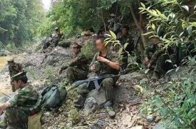 ပူတာအိုခရိုင်ရှိ စစ်စခန်း (၂) ခုကို KIA ထပ်မံသိမ်းပိုက် သတင်းနှင့် မီဒီယာ ကွန်ရက်။ ၂၀၂၅ ခုနှစ်၊ အောက်တိုဘာလ ၃၀ ရက်။ ကချင်ပြည်၊ ပူတာအိုခရိုင်၊ ခေါင်လန်ဖူးမြို့နယ်၊ ရှိန်းခေါင်ဘက်မှာ ကချင်လွတ်လပ်ရေး တပ်မတော် (KIA) နှင့် မဟာမိတ်တပ်ဖွဲ့တို့က စစ်ကောင်မရှင်တပ်နှင့် ပြည်သူ့စစ် ပူးပေါင်းတပ်တို့၏ ခံစစ်တပ်စခန်း (၂) ခုကို ထပ်မံ တိုက်ခိုက် သိမ်းပိုက်လိုက်သည်။ ခေါင်လန်ဖူးမြို့နယ်ရှိ တရုတ်နယ်စပ်အနီး စစ်ရေးတင်းမာမှုများ ဆက်လက်ဖြစ်ပွားနေပြီး မြေပြင်၌ နှစ်ဖက် ကြား ပစ်ခတ်မှုများ ဆက်လက်ဖြစ်ပွားနေသည်ဟု KIA ရှေ့တန်းသတင်းရင်းမြစ်က ပြောသည်။ သိမ်းပိုက်ရရှိခဲ့သည့် စခန်းများမှာ အောက်တိုဘာလ ၂၇ ရက်နေ့က နမ့်ချိန်းကျေးရွာရှိ စခန်းနှင့် ၂၈ ရက်နေ့က ငဂျလ (Nga Ja La) ကျေးရွာရှိ စခန်းတို့ဖြစ်ကြောင်း KIO ပြောခွင့်ရ ဗိုလ်မှူးကြီးနော်ဘူ က အတည်ပြု ပြော ဆိုသည်။ အဆိုပါစခန်းများသည် လန်ဆယ်အထက်၊ မခေါင်ဒမ်းကျေးရွာနှင့် ရှိန်းခေါင်ကျေးရွာကြားတွင် တည်ရှိသည်။ မြေပြင် သတင်းအရင်းအမြစ် တစ်ဦးက “အောက်တိုဘာလ ၂၉ ရက်နေ့ မနက်ပိုင်းအထိ အဲဒီရွာပတ်ဝန်းကျင်မှာ လိုက်လံရှင်းလင်းရေးနဲ့ တိုက်ပွဲတွေ ဆက် ဖြစ်ပွားနေဆဲ ဖြစ်တယ်” ဟု ပြောသည်။ KIA ရှေ့တန်းအရာရှိ တစ်ဦး၏ ပြောကြားချက်အရ တိုက်ပွဲများအတွင်း စစ်တပ်ဘက်မှ လက်နက်ခဲယမ်း အချို့ ကို သိမ်းဆည်းရမိခဲ့သည်။ အောက်တိုဘာလ ၂၉ ရက်နေ့၊ နံနက်ပိုင်းအထိ အဆိုပါကျေးရွာ ပတ်ဝန်းကျင်၌ လိုက်လံရှင်းလင်းရေးနှင့် တိုက်ပွဲ များ ဆက်လက်ဖြစ်ပွားနေဆဲ ဖြစ်ကြောင်း မြေပြင်သတင်းအရင်းအမြစ်က ပြောသည်။