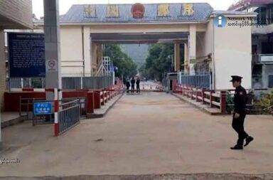 KIO မှ မြန်မာ-တရုတ် နယ်စပ်ဂိတ် ၇ ခုကို တရုတ်နှင့် ညှိနှိုင်းကာ ပြန်ဖွင့်   သတင်းနှင့် မီဒီယာ ကွန်ရက်။ ၂၀၂၅ ခုနှစ်၊ အောက်တိုဘာလ ၂၈ ရက်။ ကချင်လွတ်လပ်ရေးအဖွဲ့ (KIO/KIA) က ထိန်းချုပ်ထားသည့် မြန်မာ - တရုတ် နယ်စပ်ဂိတ်အားလုံးကို တရုတ် အာဏာပိုင်များနှင့် ညှိနှိုင်းဆွေးနွေးပြီးနောက် ပြန်လည်ဖွင့်လှစ်လိုက်ပြီ ဖြစ်ကြောင်း KIO ဘက်က အတည်ပြုခဲ့ သည်။ KIO ပြောခွင့်ရ ဗိုလ်မှူးကြီးနော်ဘူက “နယ်စပ်ဂိတ်ကတော့ ၂၄ ရက်နေ့ ညသန်းခေါင် ၁၂ နာရီ အချိန်မှာ ဖွင့် တယ်လို့ သူတို့က ကျနော်တို့ကို အကြောင်း ကြားလာတယ်။ မန်ဝိန်းကြီးရယ်၊ လွယ်ဂျယ်၊ ကျနော်တို့ လိုင်ဇာ နောက်ပြီးမှ ကန်ပိုင်တီတို့ ပန်ဝါ၊ ဖီမော် အဲ့တကြောလုံး ဖွင့်တာပေါ့။ အားလုံး ဒီနယ်စပ်ဂိတ် တကြောလုံးဖွင့် ပါတယ်” ဟု ပြောသည်။ ပြန်လည်ဖွင့်လှစ်လိုက်သည့် ဂိတ်များမှာ လွယ်ဂျယ်၊ လိုင်ဇာ၊ မိုင်ဂျာယန်၊ ကန်ပိုင်တီ၊ မံစီ၊ ပန်ဝါနှင့် ဖီမော် စသည့် အရေးပါသော ဂိတ်များဖြစ်ပြီး၊ အောက်တိုဘာလ ၂၄ ရက်နေ့ ညပိုင်းကစတင်၍ ဖွင့်လှစ်ခဲ့ခြင်း ဖြစ်သည်။ "ဒီလို ဂိတ်တွေ ပြန်ဖွင့်တာဟာ ဒေသခံပြည်သူတွေအတွက် အဓိက လိုအပ်တဲ့ စားသုံးကုန် ပစ္စည်းတွေကို တရုတ်ဘက်ကနေ တင်သွင်းဖို့နဲ့ မြန်မာဘက်က ထွက်ကုန်ဖြစ်တဲ့ ငှက်ပျောအပါအဝင် သီးနှံတွေ ပြန်တင်ပို့ နိုင်ဖို့အတွက် အဓိက ရည်ရွယ်တာ ဖြစ်ပါတယ်" ဟု လိုင်ဇာဒေသခံ ကုန်သည်တစ်ဦးက ပြောပြသည်။ လက်ရှိတွင် အဆိုပါ ဂိတ်သုံးခုမှ လူအဝင်အထွက်နှင့် ကုန်စည်သယ်ဆောင်မှုများ စတင်နေပြီ ဖြစ်သည်။ သို့သော်လည်း မြန်မာဘက်ခြမ်းမှ နယ်စပ်ဖြတ်ကျော်လိုသူများအတွက် လိုအပ်သည့် နယ်စပ်ဖြတ်ကျော်ခွင့် အထောက်အထား (Border Pass) ကိစ္စရပ်များကိုမူ နှစ်ဖက် ဆက်လက် ညှိနှိုင်းဆောင်ရွက်နေဆဲဖြစ်ကြောင်း KIO ပြောခွင့်ရ ဗိုလ်မှူးကြီးနော်ဘူက ပြောကြားသည်။ ဤသို့ ပြန်လည် ဖွင့်လှစ်နိုင်ခြင်းသည် စစ်ရေးတင်းမာမှုများကြားမှ ဒေသခံများ၏ စီးပွားရေး လည်ပတ်မှုကို တစ်ဖန် ပြန်လည် အသက်သွင်းနိုင်ရန် ကြိုးပမ်းမှုအဖြစ် လေ့လာသူ အချို့က ရှုမြင်ကြသည်။ အလားတူ စစ်ရေး မတည်ငြိမ်မှုများကြားမှ နယ်စပ်ဂိတ်များ ပြန်ဖွင့်နိုင်ခဲ့ခြင်းကြောင့် ဒေသခံများအတွက် အဓိက စားသုံးကုန် တင်သွင်းမှုနှင့် စိုက်ပျိုးရေးထွက်ကုန်များ ပြန်လည် တင်ပို့နိုင်ရေး အခွင့်အလမ်းများ ရရှိနိုင်ရေး မျှော်လင့်နေကြသည်။