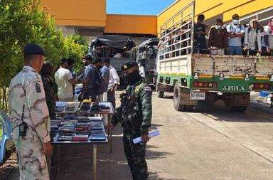 မြဝတီ KK Park မှ အိန္ဒိယ ၅၀၀ ကို ပြန်ပို့ရေး ထိုင်းကို အိန္ဒိယ တောင်းဆို သတင်းနှင့်မီဒီယာ ကွန်ရက်။ ၂၀၂၅ ခုနှစ်၊ အောက်တိုဘာလ ၂၉ ရက်။ မြန်မာ-ထိုင်းနယ်စပ်၊ ကရင်ပြည်၊ မြဝတီ ဆိုက်ဘာလိမ်လည်မှုမှ ထွက်ပြေးလာသည့် အိန္ဒိယနိုင်ငံသား ၅၀၀ ကို မိခင်နိုင်ငံသို့ ပြန်ပို့ရန် ထိုင်းကို တောင်းဆိုလိုက်သည်။ မြဝတီမြို့နယ်ရှိ ဆိုက်ဘာငွေလိမ်ခြံဝန်း (KK Park) ကို စစ်ကော်မရှင်တပ်က ဝင်ရောက် ရှင်းလင်းခဲ့ပြီးနောက် လူကုန်ကူးခံရသူများ ထိုင်းနိုင်ငံထဲသို့ ထွက်ပြေးခိုလှုံလာခဲ့ရာ၊ အိန္ဒိယနိုင်ငံသား ၅၀၀ ခန့် ပါဝင်ကြောင်း သိရ သည်။ ၎င်းတို့၏ မိခင်နိုင်ငံရင်းဆီသို့ ပြန်ပို့နိုင်ရန်အတွက် အိန္ဒိယအစိုးရသည် ထိုင်းအစိုးရ၏ ပူးပေါင်းဆောင်ရွက်မှုကို တောင်းခံခဲ့ကြောင်း ထိုင်းဝန်ကြီးချုပ် အနုထင် ချန်ဗီရာကူလ် (Anutin Charnvirakul) က အောက်တိုဘာလ ၂၉ ရက်နေ့တွင် အတည်ပြု ပြောကြားခဲ့သည်။ ဝန်ကြီးချုပ် အနုထင်၏ အဆိုအရ ထိုင်းနိုင်ငံထဲ ရောက်ရှိလာသည့် ဤအိန္ဒိယနိုင်ငံသားများကို တာဝန်ယူ စောင့်ရှောက်ပေးရန် အိန္ဒိယဘက်က တောင်းဆိုခဲ့ပြီး၊ ပြန်လည် ပို့ဆောင်ရေး လုပ်ငန်းစဉ်ကို အမြန်ဆုံး လုပ်ဆောင်ရန်လည်း တောင်းဆိုထားသည်။ ထိုင်းဝန်ကြီးချုပ်က “အိန္ဒိယအစိုးရဟာ သူတို့နိုင်ငံကနေ လေယာဉ်တစ်စင်း စေလွှတ်ပြီး မဲဆောက် လေဆိပ်က နေ ဒီအိန္ဒိယနိုင်ငံသား ၅၀၀ ကို တိုက်ရိုက် ပြန်လည် ခေါ်ဆောင်သွားမှာ ဖြစ်ပါတယ်။ ဒါကို ကျနော်တို့ ထိုင်း အစိုးရက အပြည့်အဝ ပူးပေါင်း ဆောင်ရွက်ပေးသွားမှာပါ” ဟု ထိုင်းသတင်းမီဒီယာများကို ပြောကြားခဲ့သည်။ KK Park ရှင်းလင်းမှုကြောင့် ပြီးခဲ့သည့် သီတင်းပတ်များက စတင်၍ နိုင်ငံပေါင်း ၂၈ နိုင်ငံမှ လူပေါင်း ၁,၅၀၀ ကျော်သည် ထိုင်းနယ်စပ် မဲဆောက်မြို့ဘက်သို့ ထွက်ပြေး ခိုလှုံလာခဲ့သည်။ COVID-19 ကပ်ရောဂါ ဖြစ်ပွားပြီး နောက်ပိုင်းတွင် ထိုင်း၊ မြန်မာ၊ လာအို နယ်စပ်ဒေသများသည် လူကုန်ကူးခံရ သူ ရာထောင်ချီကို အတင်းအကျပ် ခိုင်းစေပြီး ဒေါ်လာ ဘီလီယံနှင့်ချီသော အွန်လိုင်း လိမ်လည်မှုများ လုပ်ဆောင် နေသည့် အဓိက ဗဟိုချက် ဖြစ်လာခဲ့ကြောင်း ကုလသမဂ္ဂက ထုတ်ပြန်ထားသည်။ ယခုဖြစ်စဉ်သည် ဒေသတွင်း လူကုန်ကူးမှုနှင့် ဆိုက်ဘာပြစ်မှုများ၏ ဆိုးရွားသော နောက်ဆက်တွဲ ရလဒ်များကို မီးမောင်းထိုး ပြလိုက်ခြင်း ဖြစ်သည်။