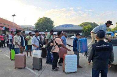 KK Park အလုပ်သမား ထောင်ချီ ထိုင်းဘက်ထွက်ပြေး၊ ကျားဖြန့်အဆောက်အအုံ ဖျက်ဆီးခံရ  သတင်းနှင့် မီဒီယာ ကွန်ရက်။ ၂၀၂၅ ခုနှစ်၊ အောက်တိုဘာလ ၂၄ ရက်။ မြန်မာ - ထိုင်းနယ်စပ်၊ မြဝတီမြို့နယ်ရှိ KK Park ကျားဖြန့်လုပ်ငန်းခွင် ၌ စစ်ရေးတင်းမာမှုများကြောင့် အလုပ်သမား ထောင်နှင့်ချီ ထိုင်းနိုင်ငံဘက်သို့ ထွက်ပြေးတိမ်းရှောင်လာခဲ့ကြပြီး၊ မြန်မာဘက်ခြမ်းတွင်လည်း အဆောက်အအုံအချို့ ဖောက်ခွဲဖျက်ဆီးခံခဲ့ရသည်။ စစ်တပ်က KK Park ကို ထပ်မံဝင်ရောက်မည်ဟူသော သတင်းများ ထွက်ပေါ်လာခြင်းကြောင့် အောက်တိုဘာ ၂၃ ရက်နေ့တွင် အလုပ်သမားများ အုတ်အော်သောင်းနင်း ထွက်ပြေးခဲ့ကြခြင်းဖြစ်သည်။ အများစုသည် ရွှေကုက္ကိုလ်မြို့သစ်ဘက်သို့ တိမ်းရှောင်ကြပြီး၊ တချို့မှာ သောင်ရင်းမြစ်ကို ဖြတ်ကူး၍ ထိုင်းနိုင်ငံ၊ မဲဆောက်မြို့ဘက်သို့ အလုံးအရင်းဖြင့် ဝင်ရောက်လာခဲ့သည်။ ထိုင်းနိုင်ငံ၊ တာ့ခ်ခရိုင် အာဏာပိုင်များ၏ ထုတ်ပြန်ချက်အရ အောက်တိုဘာလ ၂၃ ရက်နေ့၊ ညနေပိုင်းအထိ KK Park မှ ထွက်ပြေးလာသူ ၆၇၇ ဦး ထိုင်းဘက်သို့ ရောက်ရှိလာသည်။ တရားမဝင် ဝင်ရောက်လာသူများကို ထိုင်းလူဝင်မှု ကြီးကြပ်ရေးဌာနက တင်းတင်းကျပ်ကျပ် စစ်ဆေးနေပြီး၊ ဖမ်းဆီးထိန်းသိမ်းခံရသူ ထောင်နှင့်ချီ ရှိသည်။ ၎င်းတို့အနက် တရုတ်နိုင်ငံသား အများဆုံးပါဝင်ပြီး၊ ပတ်စ်ပို့မရှိသူများနှင့် မှုခင်းရာဇဝတ်မှု မှတ်တမ်းရှိသူများပါ တွေ့ရှိရကြောင်း ထိုင်းစစ်တပ်က ထုတ်ပြန်ထားသည်။ တစ်ချိန်တည်းတွင် မြန်မာဘက်ခြမ်း၌လည်း KK Park ထဲရှိ ကျားဖြန့်လုပ်ငန်း လုပ်ကိုင်သည့် အဆောက်အအုံ အချို့ကို စစ်တပ်နှင့် BGF တို့ ပူးပေါင်း၍ အောက်တိုဘာ ၂၃ ရက် ညနေ ၆ နာရီခန့်တွင် ဖောက်ခွဲဖျက်ဆီးခဲ့ သည်ဟု BGF အရင်းအမြစ်များက အတည်ပြုသည်။