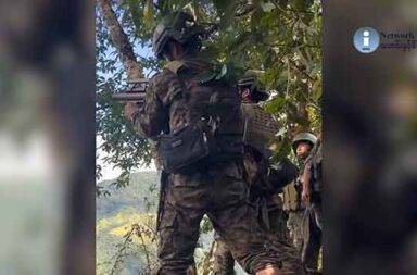 ခေါင်လန်ဖူး စခန်းနှစ်ခု KIA သိမ်းပိုက်၊ စစ်တပ်က လန်ဆယ်ဒေသကို ၃ ရက်ဆက်တိုက် လေကြောင်းဖြင့် လက်တုံ့ပြန်   သတင်းနှင့် မီဒီယာ ကွန်ရက်။ ၂၀၂၅ ခုနှစ်၊ အောက်တိုဘာလ ၂၃ ရက်။ ကချင်ပြည် မြောက်ဖျား ပူတာအိုခရိုင်၊ ခေါင်လန်ဖူးမြို့နယ်တွင် စစ်ကော်မရှင်တပ်၏ စခန်း ၂ ခု လက်လွှတ်ရပြီး နောက် လန်ဆယ်ဒေသ ၃ ရက်တိုက် လေကြောင်းကြောင်းမှ ဗုံးကြဲတိုက်ခိုက်ခံနေရသည်။ ကချင်လွတ်လပ်ရေး တပ်မတော် (KIA) နှင့် ပူးပေါင်းတပ်ဖွဲ့များ၏ ထိုးစစ်ကြောင့် စစ်ကော်မရှင် ပူးပေါင်း တပ်ဖွဲ့ဝင်များ၏ စခန်းနှစ်ခု လက်လွှတ်ခဲ့ရပြီးနောက် စစ်တပ်က လန်ဆယ်ဒေသကို သုံးရက်ဆက်တိုက် လေကြောင်းမှ ဗုံးကြဲတိုက်ခိုက် နေကြောင်း KIA ရှေ့တန်းသတင်းရင်းမြစ်များက ပြောသည်။ KIA ပူးပေါင်းတပ်ဖွဲ့များသည် အောက်တိုဘာလ ၂၀ ရက်နေ့တွင် ခေါင်လန်ဖူးမြို့နယ်ထဲရှိ စစ်ကော်မရှင် ပူးပေါင်းတပ်စခန်းနှစ်ခုကို တိုက်ခိုက်သိမ်းပိုက်နိုင်ခဲ့ခြင်းဖြစ်သည်။ သိမ်းပိုက်ခံရသည့် စခန်းများမှာ ရှလာန်ဒမ်းပြည်သူ့စစ်စခန်း နှင့် မခေါင်ဒမ်းရွာ ဆုတောင်းတောင်ကုန်းပေါ်ရှိ ပြည်သူ့စစ်စခန်းကြီး တို့ဖြစ်ပြီး ၎င်းတို့သည် လန်ဆယ်နှင့် ခေါင်လန်ဖူးကြား၊ KIA တပ်ဖွဲ့များရှိရာ ဒေသနှင့် အနီးကပ်ဆုံး တည်ရှိသည့် စခန်းများဖြစ်သည်။ KIA ဘက်က ခေါင်လန်ဖူးဘက်သို့ ဆက်လက်ထိုးစစ်ဆင်နေသဖြင့် စစ်ရေးတင်းမာမှု မြင့်တက်နေသည်။ စခန်းများ လက်လွှတ်လိုက်ရပြီးနောက် စစ်ကော်မရှင်တပ်သည် အောက်တိုဘာ ၂၀ ရက်နေ့မှ ၂၂ ရက်နေ့အထိ သုံးရက်ဆက်တိုက် လန်ဆယ်ဒေသကို လေကြောင်းဖြင့် လက်တုံ့ပြန် ဗုံးကြဲတိုက်ခိုက်နေသည်။ အောက်တိုဘာ ၂၂ ရက်နေ့ နေ့လယ်ပိုင်းတွင် လန်ဆယ်မှ တစ်မိုင်ခန့်အကွာရှိ ရွှေမှော်တစ်ဝိုက်ကို ဗုံးအလုံး ၂၀ ထက်မနည်း ကြဲချခဲ့ကြောင်း ဒေသခံများက ပြောသည်။ အောက်တိုဘာ ၂၀ ရက်နေ့ ဗုံးကြဲတိုက်ခိုက်မှုကြောင့် လန်ဆယ်အနီး လပေါကျေးရွာမှ ရွာခံအမျိုးသား တစ်ဦး သေဆုံး ခဲ့ရသည်။ ထို့အပြင် လန်ဆယ်မြို့ထဲရှိ စျေးဆိုင်များ၊ နေအိမ်များနှင့် ဘုရားကျောင်းဆောင်များပါ ထိခိုက်ပျက်စီးခဲ့ကြောင်း ဒေသခံများက ပြောသည်။ ခေါင်လန်ဖူးအပြင် ဝိုင်းမော်မြို့နယ် လမြန်ဒေသနှင့် ဖားကန့် KIA တပ်ရင်း ၆ နယ်မြေအပါအဝင် KIA ထိန်းချုပ်နယ်မြေ ၁၁ နေရာ ကိုလည်း စစ်ကောင်စီတပ်က လေကြောင်းမှ ဆက်တိုက် ဗုံးကြဲတိုက်ခိုက်နေ ကြောင်း KIA သတင်းရင်းမြစ်များက အတည်ပြု ပြောဆိုသည်။