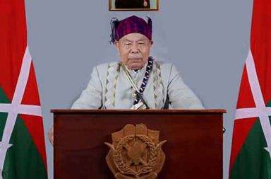 စစ်အုပ်စု ရွေးကောက်ပွဲကြောင့် နိုင်ငံရေး အဖြေရှာရန် ပိုမိုခက်ခဲမည် KIO ဥက္ကဋ္ဌ ပြော   သတင်းနှင့်မီဒီယာ ကွန်ရက်။ ၂၀၂၅ ခုနှစ်၊ အောက်တိုဘာလ ၂၇ ရက်။ ကချင်လွတ်လပ်ရေး အဖွဲ့ (KIO) ဥက္ကဋ္ဌ ဗိုလ်ချုပ်ကြီး အင်ဘန်လ က စစ်အုပ်စု၏ လာမည့် ဒီဇင်ဘာလ ရွေးကောက်ပွဲ အပေါ် အထူးစိုးရိမ်ကြောင်း KIO ၆၅ နှစ်ပြည့်နေ့ မိန့်ခွန်း၌ ထုတ်ဖော်ပြောကြားခဲ့သည်။ ဗိုလ်ချုပ်ကြီး အင်ဘန်လက စစ်ပွဲများ အဆုံးသတ်ရန်အတွက် နိုင်ငံရေးဆွေးနွေးအဖြေရှာခြင်းသည်သာ တစ်ခုတည်းသော လမ်းဖြစ်ကြောင်း အောက်တိုဘာလ ၂၅ ရက်နေ့တွင် ကျရောက်သော KIO ၆၅ နှစ်ပြည့်နေ့ မိန့်ခွန်း၌ အလေးပေးပြောကြားခဲ့သည်။ သို့သော် ရွေးကောက်ပွဲကျင်းပခြင်းကြောင့် နိုင်ငံရေး အင်အားစုများအကြား ထောက်ခံသူနှင့် ကန့်ကွက်သူဟူ၍ အုပ်စုနှစ်စု ကွဲပြားသွားမည်ကို စိုးရိမ်ပြီး၊ ယင်းသည် ပြည်တွင်းစစ် ပိုမိုရှည်ကြာစေနိုင်ကြောင်း သတိပေးခဲ့သည်။ ဗိုလ်ချုပ်ကြီး အင်ဘန်လက “ဒီအဖွဲ့နှစ်ဖွဲ့က လွယ်လွယ်နဲ့ ညှိနှိုင်းဖို့ ခက်ခဲသွားတော့မယ်။ ပြည်တွင်းစစ်က လည်း ပိုပြီး ကြာရှည်သွားနိုင်တယ်” ဟု ရွေးကောက်ပွဲ၏ ရေရှည်အကျိုးဆက်ကို ထောက်ပြပြောကြားခဲ့သည်။ စစ်ကောင်မရှင်သည် ဒီဇင်ဘာ ၂၈ ရက်နေ့တွင် ရွေးကောက်ပွဲ ပထမပိုင်းကို ကျင်းပရန် ပြင်ဆင်နေပြီး၊ ကချင်ပြည် အတွင်း မြစ်ကြီးနား၊ မိုးညှင်း၊ တနိုင်း၊ ပူတာအို မြို့နယ်များတွင်ပါ ကျင်းပသွားမည်ဟု ကြေညာထား သည်။ ဗိုလ်ချုပ်ကြီးအင်ဘန်လက စစ်အုပ်ချုပ်မှု အောက်မှ ပြည်သူများကို ရွေးကောက်ပွဲတွင် ပါဝင်သည်ဖြစ်စေ၊ မပါဝင်သည်ဖြစ်စေ သတိပြုရန် တိုက်တွန်းခဲ့ပြီး၊ တစ်ဦးချင်း၏ ဆုံးဖြတ်ချက်သည် နိုင်ငံအတွင်း အတူယှဉ်တွဲ နေထိုင်သူများ၏ ဘဝကံကြမ္မာကို ဆုံးဖြတ်နိုင်သည်ဟု သတိပေးခဲ့သည်။ ထို့အပြင် ဌာနေတိုင်းရင်းသားများကြား သွေးခွဲပြီး လက်နက်ပေးကိုင်နေသည့် လုပ်ရပ်သည် ဆွေမျိုးအချင်းချင်း ကို သွေးခွဲနေခြင်းသာဖြစ်ကြောင်း ပြည်သူများကို ပြန်လည်ရှင်းပြရန် KIO တာဝန်ရှိသူများကို တိုက်တွန်းခဲ့ သည်။ “တစ်ဦးတစ်ယောက်ရဲ့ ပါဝင်မှုက နိုင်ငံထဲမှာ အတူယှဉ်တွဲနေထိုင်ကြတဲ့ ပြည်သူတွေရဲ့ ဘဝကံကြမ္မာကို ဆုံးဖြတ်ပေးတယ် ဆိုတာကိုလည်း သတိပြုကြပါ” ဟု ဗိုလ်ချုပ်ကြီးအင်ဘန်လ က ရွေးကောက်ပွဲတွင် ပါဝင်သူ များ၏ တာဝန်ယူမှု ကို အလေးပေး ပြောကြားခဲ့သည်။ KIO အနေဖြင့် နိုင်ငံရေးနှင့် စစ်ရေးကို ချိန်ခွင်လျှာညီမျှစွာ ညှိနှိုင်းကာ တော်လှန်ရေးလမ်းစဉ်များကို အောင်မြင် အောင် ဖော်ဆောင်သွားမည်ဟု ဗိုလ်ချုပ်ကြီး အင်ဘန်လက အတည်ပြု ပြောကြားခဲ့သည်။
