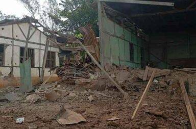 နမ္မတူ မြေပြင်နှင့် လေကြောင်း တိုက်ခိုက်မှုများကြောင့် ဒေသခံ ၅၀၀ ကျော် ထွက်ပြေး   သတင်းနှင့် မီဒီယာ ကွန်ရက်။ ၂၀၂၅ ခုနှစ်၊ အောက်တိုဘာလ ၂၄ ရက်။ ရှမ်းပြည် မြောက်ပိုင်း၊ TNLA ထိန်းချုပ်ထားသည့် နမ္မတူမြို့သည် ယခုလအတွင်း စစ်ကော်မရှင်တပ်၏ ပြင်းထန် သော တိုက်ခိုက်မှုများနှင့် ရင်ဆိုင်နေရပြီး၊ လေကြောင်းတိုက်ခိုက်မှု ၅ ကြိမ်အထိ ကြုံတွေ့ခဲ့ရသည်။ အောက်တိုဘာလ ၂၃ ရက်နေ့၊ ညပိုင်းက နမ္မတူမြို့ပေါ်ကို စစ်တပ်က ဂျက်တိုက်လေယာဉ်ဖြင့် ဗုံးထပ်မံကြဲချခဲ့ ခြင်း ဖြစ်သည်။ ယခင်တိုက်ခိုက်မှုများတွင် ကလေးအပါအဝင် အရပ်သား ၃ ဦး သေဆုံးခဲ့ပြီး၊ နေအိမ်၊ စာသင်ကျောင်းနှင့် ဘုန်းကြီးကျောင်းများ ပျက်စီးခဲ့သည်ဟု သိရသည်။ လက်ရှိတွင် စစ်ကောင်စီတပ်က နမ္မတူမြို့ဘက်သို့ မြေပြင်ထိုးစစ်များပါ ဆင်နွှဲလာနေသဖြင့် ဒေသခံ ၅၀၀ ကျော်ခန့် ထပ်မံ ထွက်ပြေးတိမ်းရှောင်နေရသည်။ တိုက်ပွဲများကြောင့် သတင်းအချက်အလက်နှင့် ဆက်သွယ်ရေးများပါ ပြတ်တောက်နေသဖြင့် စစ်ဘေးရှောင်များ အတွက် လူသားချင်းစာနာမှု အကူအညီများ အရေးတကြီး လိုအပ်နေကြောင်း အကူအညီပေးနေသူများက ပြော သည်။