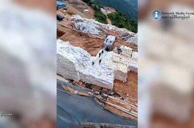 ရှမ်းပြည်အရှေ့ပိုင်းတွင် တရုတ်ကုမ္ပဏီ သတ္တုတူးဖော်မှုကြောင့် မြစ်ရေ အဆိပ်သင့်၊ SHRF သတိပေး   သတင်းနှင့် မီဒီယာ ကွန်ရက်။ ၂၀၂၅ ခုနှစ်၊ အောက်တိုဘာလ ၂၉ ရက်။  ရှမ်းပြည်နယ် အရှေ့ပိုင်းတွင် တရုတ်နိုင်ငံပိုင် ကုမ္ပဏီတစ်ခုက မြေရှားသတ္တုနှင့် ရွှေတူးဖော်ရေး လုပ်ငန်းများကို အကြီးအကျယ် ချဲ့ထွင်လုပ်ဆောင်နေခြင်းသည် ဒေသတွင်း သဘာဝပတ်ဝန်းကျင်ကို အကြီးအကျယ် ထိခိုက် စေနိုင်သည်ဟု ရှမ်းလူ့အခွင့်အရေး မဏ္ဍိုင် (SHRF) က သတိပေးချက် ထုတ်ပြန်လိုက်သည်။ တူးဖော်မှုများမှာ ရှမ်းပြည်အရှေ့ပိုင်း၊ မိုင်းဆတ်မြို့နယ်၊ မိုင်းယောင်းဒေသ၌ ဖြစ်ပွားနေခြင်းဖြစ်သည်ဟု အောက်တိုဘာ ၂၈ ရက်နေ့ထုတ် SHRF ထုတ်ပြန်ချက်က ဆိုသည်။ တရုတ်နိုင်ငံမှ ကုမ္ပဏီတစ်ခုဖြစ်သည့် China Investment Mining Company သည် အဆိုပါဒေသတွင် မြေရှားသတ္တုနှင့် ရွှေတူးဖော်ရေးလုပ်ငန်းများကို သိသာစွာ ချဲ့ထွင်လာနေကြောင်း ဂြိုဟ်တုဓာတ်ပုံ အသစ်များ အရ တွေ့ရှိရသည်ဟု SHRF က ဆိုသည်။ မိုင်းယောင်းဒေသသည် လက်ရှိတွင် ‘ဝ’ ပြည်သွေးစည်း ညီညွတ်ရေးတပ်မတော် (UWSA) နှင့် စစ်ကော်မရှင် တပ်တို့ ပူးတွဲ ထိန်းချုပ်ထားသည့် နယ်မြေဖြစ်သည်။ ထို့ကြောင့် ယခုကဲ့သို့ ကြီးမားသည့် တူးဖော်ရေးလုပ်ငန်းများ လုပ်ကိုင်ရန်အတွက် နှစ်ဖက်စလုံး၏ ခွင့်ပြုချက် လိုအပ်ကြောင်း SHRF က ထောက်ပြသည်။ အလားတူ မြေရှားသတ္တုနှင့် ရွှေတူးဖော်ရေး လုပ်ငန်းများမှ အဆိပ်သင့်နိုင်သည့် စွန့်ပစ်ပစ္စည်းများသည် နမ့်ခုတ်မြစ်ထဲသို့ တိုက်ရိုက် စီးဝင်နေခြင်းက ဒေသခံများအတွက် အဓိက စိုးရိမ်စရာ ဖြစ်နေသည်။ မြေရှားသတ္တု တူးဖော်မှုတွင် မြေအောက်ကို ဓာတုပစ္စည်းများ ဖိသွင်းသည့် နည်းလမ်းကို အသုံးပြုသောကြောင့် ပတ်ဝန်းကျင် ထိခိုက်မှု အလွန်ပြင်းထန်စေနိုင်သည်ဟု SHRF က ဆိုသည်။ “တူးဖော်တဲ့ စွန့်ပစ်ရေတွေက မြစ်ထဲကို တိုက်ရိုက် စီးဝင်နေတာကို မျက်မြင်တွေ့နေရတယ်။ ဒီရေကို သောက် သုံးရင် ဒါမှမဟုတ် စိုက်ပျိုးရေး လုပ်ငန်းတွေမှာ သုံးရင် ကျနော်တို့ ဒေသခံအားလုံး ဘေးအန္တရာယ် ကြီးမားစွာ ရင်ဆိုင်ရတော့မှာပါ" ဟု မိုင်းယောင်းဒေသခံ တစ်ဦးက ၎င်းတို့၏ စိုးရိမ်မှုကို ပြောပြသည်။ ထိုင်းအာဏာပိုင်များကလည်း နမ့်ခုတ်မြစ်ရေကို စစ်ဆေးရာတွင် အာဆင်းနစ်နှင့် ခဲဓာတ် ပမာဏသည် သတ် မှတ် ဘေးအန္တရာယ်အဆင့်ထက် အကြိမ်ကြိမ် ကျော်လွန်နေသည်ကို တွေ့ရှိခဲ့ရသည်။ ဤအဆိပ်သင့် စွန့်ပစ်ပစ္စည်းများသည် မြစ်အောက်ပိုင်းရှိ ထိုင်း - မြန်မာ နယ်စပ်တစ်လျှောက် ဒေသခံများကိုပါ ထိခိုက်စေနိုင်၍ နိုင်ငံဖြတ်ကျော် စိုးရိမ်မှုများ ကြီးထွားနေသည်။