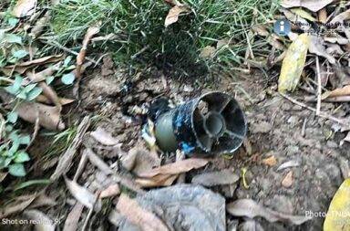 TNLA ဒေသတွင် လေကြောင်းတိုက်ခိုက်မှုများကြောင့် အရပ်သား ၄၉ ဦး ကျဆုံး   သတင်းနှင့်မီဒီယာ ကွန်ရက်။ ၂၀၂၅ ခုနှစ်၊ အောက်တိုဘာလ ၂၈ ရက်။ တအာင်းတပ် TNLA ထိန်းချုပ်နယ်မြေတွင် စစ်ကော်မရှင်၏ တိုက်ခိုက်မှုများကြောင့် အရပ်သား ၄၉ ဦး သေဆုံးခဲ့သည်။ တအာင်းအမျိုးသား လွတ်မြောက်ရေးတပ်မတော် (TNLA) ထိန်းချုပ်နယ်မြေများတွင် စစ်ကော်မရှင်တပ်၏ လေကြောင်းနှင့် ဒရုန်းတိုက်ခိုက်မှုများကြောင့် အောက်တိုဘာလ ၁ ရက်နေ့မှ ၂၆ ရက်နေ့အထိ အရပ်သား ထိခိုက်သေဆုံးမှု စံချိန်တင် မြင့်တက် လာခဲ့ကြောင်း TNLA က သတင်းထုတ်ပြန်သည်။ TNLA ၏ စာရင်းအရ စုစုပေါင်း သံဃာတော်နှင့် ကလေးငယ်များအပါအဝင် အရပ်သား ၄၉ ဦး သေဆုံးခဲ့ပြီး ၇၁ ဦး ဒဏ်ရာရရှိခဲ့သည် ဟု သိရသည်။ ၎င်းတို့သည် စစ်ကော်မရှင်တပ်က အရပ်သားပစ်မှတ်များကို မတရားတိုက်ခိုက်နေမှု၏ အဆိုးရွားဆုံး သက်သေ များ အဖြစ် မြင်တွေ့ရသည်။ နောက်ဆုံး တိုက်ခိုက်မှုများအဖြစ် အောက်တိုဘာ ၂၅ ရက်နှင့် ၂၇ ရက်တို့တွင် နမ္မတူမြို့နယ်၊ မန်လီကျေးရွာနှင့် မိုးမိတ်မြို့နယ်၊ မန်ကျည်းပင်ကျေးရွာတို့ တိုက်ခိုက်ခံခဲ့ရသည်။ နမ္မတူကို စစ်ကော်မရှင်တပ်က ဒရုန်းဖြင့် ဗုံး ၅ လုံး ကြဲချခဲ့ပြီး၊ မိုးမိတ်ကို လေကြောင်းမှ ဗုံးကြဲတိုက်ခိုက်ခဲ့သည်။ ဒေသတွင်း ကူညီကယ်ဆယ်ရေး လုပ်နေသူ တစ်ဦးက “ဒီလအတွင်း နမ္မတူ၊ မန်တုံ၊ နမ့်ဆန်၊ သီပေါ၊ မိုးကုတ်၊ မိုးမိတ် စတဲ့ မြို့နယ်တွေမှာ လေကြောင်းနဲ့ ဗုံးကြဲတိုက်ခိုက်မှုတွေကို သူတို့ဒီ စစ်ကောင်စီ က အရှိန်မြှင့် လုပ် ဆောင်ခဲ့တယ်။ အရပ်သားတွေနေတဲ့ နေရာတွေကို ရည်ရွယ်ချက်ရှိရှိ ပစ်မှတ်ထားတာဟာ စစ်ရာဇဝတ်မှု ကျူးလွန်နေ တာဖြစ်တယ်လို့ နိုင်ငံရေး လေ့လာသူတွေက ထောက်ပြနေပါတယ်” ဟု မှတ်ချက်ပြုခဲ့သည်။ TNLA ၏ ထုတ်ပြန်ချက်အရ ဤတိုက်ခိုက်မှုများကြောင့် နေအိမ် ၁၇၃ လုံး၊ စာသင်ကျောင်း ၅ ကျောင်းနှင့် ဘုန်းကြီးကျောင်း ၇ ကျောင်း တို့ ဗုံးစထိမှန် ပျက်စီးခဲ့ရပြီး ရွာသူရွာသားများလည်း ဘေးလွတ်ရာသို့ ထွက်ပြေး တိမ်းရှောင်ခဲ့ကြရသည်။ စစ်ကော်မရှင်ဘက်က TNLA ထိန်းချုပ်နယ်မြေများအား လေကြောင်းဖြင့် ပစ်မှတ်ထား တိုက်ခိုက်ခြင်းမှာ ဤဒေသအတွင်း တော်လှန်ရေး အရှိန်အဟုန်ကို နှောင့်ယှက်ရန်နှင့် အရပ်သားများ အပေါ် ဖိအားပေးရန် ရည်ရွယ်ခြင်း ဖြစ်သည်ဟု နိုင်ငံရေး လေ့လာသူများက သုံးသပ်ကြသည်။