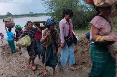 စစ်ကော်မရှင် စစ်ကြောင်းကြောင့် ပြည်သူ ၁ သောင်းကျော် တောတောင်ထဲ တိမ်းရှောင်နေရ သတင်းနှင့် မီဒီယာ ကွန်ရက်။ ၂၀၂၅ ခုနှစ်၊ နိုဝင်ဘာလ ၄ ရက်။ မကွေးတိုင်း၊ ပေါက်မြို့နယ်တွင် စစ်ကော်မရှင်တပ်၏ စစ်ကြောင်းကြောင့် ပြည်သူ ၁၂,၀၀၀ ကျော် တောတောင်ထဲ တိမ်းရှောင်နေရသည်ဟု ပေါက်မြို့နယ် (ပအဖ) လူသားချင်းစာနာဌာနက ထုတ်ပြန်သည်။ ပေါက်မြို့နယ်အတွင်း ဆိပ်ဖြူမြို့နယ်အခြေစိုက် ကပစ (၂၂) လက်နက်စက်ရုံမှ စစ်သား ၅၀၀ နီးပါး သည် ဒေသခံ ပျူစောထီးများ ပူးပေါင်းကာ စစ်ကြောင်း (၃) ကြောင်းခွဲ၍ နိုဝင်ဘာလ ၃ ရက်နေ့မှ စတင်ကာ စစ်ကြောင်း ထိုးလာခြင်း ဖြစ်သည်။ အဆိုပါ စစ်ကြောင်းမှာ ကျေးရွာများထဲ စစ်ကြောင်းထိုး၊ မီးရှို့ဖျက်ဆီးမှုများ လုပ်နေကြောင်း ပေါက်မြို့နယ် (ပအဖ) လူသားချင်းစာနာဌာန၏ နိုဝင်ဘာလ ၄ ရက်နေ့ ထုတ်ပြန်ချက်တွင် ဖော်ပြထားသည်။ စစ်ကော်မရှင်တပ်၏ ထိုးစစ်ကြောင့် ပေါက်မြို့နယ်အတွင်းရှိ ကျေးရွာ ၁၉ ရွာ မှ အိမ်ထောင်စု ၃,၀၀၀ ကျော်၊ လူဦးရေ ၁၂,၀၀၀ ကျော် သည် ဘေးလွတ်ရာ တောတောင်များထဲသို့ ထွက်ပြေးတိမ်းရှောင်နေကြရသည်။ ထို့အပြင် စစ်ကော်မရှင် စစ်ကြောင်းများသည် ကျေးရွာများအတွင်းရှိ ပြည်သူ့နေအိမ်များကို မီးရှို့ဖျက်ဆီးလျက် ရှိသည်။ ပေါက်မြို့နယ် ပအဖနှင့် နီးစပ်သူတစ်ဦးက “မနေ့ကဆို မြို့ရဲ့ အရှေ့ပိုင်းက အုန်းတောတောင်စုက နေအိမ်တွေ မီးရှို့ခံရတယ်လို့ ဒေသခံတွေဆီက သတင်းရထားပါတယ်” ဟု ပြောသည်။ အဆိုပါ စစ်ကြောင်းထိုးမှုသည် ပေါက်မြို့နယ်၏ တောင်၊ မြောက်နှင့် အနောက်ဘက်ခြမ်းရှိ တော်လှန်ရေးတပ်ဖွဲ့ များ စိုးမိုးရာနှင့် စစ်ရေးအရ အရေးပါသည့် ဒေသများကို ထိန်းချုပ်နိုင်ရန် စစ်ကော်ရှင်တပ်က ကြိုးပမ်းခြင်း ဖြစ်သည်ဟု စစ်ရေးသတင်း အရင်းအမြစ်များက သုံးသပ်သည်။ စစ်ရေးအခြေအနေကို သိသူ တစ်ဦးက “အခုစစ်ကြောင်းထိုးတာက တောင်ဘက်ကနေ ဆိပ်ဖြူစစ်ကြောင်းကို အဓိကထားပြီး ထိုးစစ်ဆင်နေတာ ဖြစ်ပြီး၊ သူတို့က တော်လှန်ရေးအားကောင်းတဲ့ နယ်မြေတွေကို ဖျက်ဆီးပြီး စစ်မျက်နှာအသစ်ဖွင့်ချင်ပုံရတယ်” ဟု ပြောသည်။ ဆိပ်ဖြူအခြေစိုက် ကပစ (၂၂) စစ်ကြောင်းမှာ တပ်မ (၉၉) လက်အောက်ခံ တပ်ရင်း (၁၀၉)၊ (၄၁၉)၊ (၁၄) တို့ ပါဝင်ကြောင်း သိရသည်။ အဆိုပါ စစ်ကြောင်းကို လွန်ခဲ့သည့် ငါးရက်ခန့်က (Young Revolution Front - ယောဒေသ ကာကွယ်ရေး တပ်ဖွဲ့) က ဝင်ရောက်တိုက်ခိုက်ခဲ့ရာ စစ်သား သုံးဦးကို အရှင်ဖမ်းမိပြီး အလောင်းအချို့နှင့် လက်နက်ခဲယမ်းများ သိမ်းဆည်းရမိခဲ့ကြောင်း တော်လှန်ရေးသတင်းရင်းမြစ်များက ပြောသည်။ စစ်ကော်မရှင်တပ်သည် နိုင်ငံအနှံ့ လက်လွတ်ဆုံးရှုံးထားသည့် ဒေသများကို အင်အားဖြင့် စစ်ကြောင်းထိုးကာ အရပ်သားနေအိမ်များ မီးရှို့ခြင်းနှင့် လက်နက်ကြီး၊ ဒရုန်းတို့ဖြင့် နေ့စဉ် ပစ်ခတ်တိုက်ခိုက်မှုများ ဆက်တိုက် လုပ်ဆောင်နေသည်ဟုလည်း ထုတ်ပြန်ချက်များက ဖော်ပြသည်။ ပေါက်မြို့နယ် - ပအဖ လူသားစာနာဌာနက စစ်ဘေးရှောင် ပြည်သူများအတွက် အကူအညီများ လိုအပ်နေ ကြောင်းလည်း ထုတ်ပြန်ပြောဆိုထားသည်။ ဓါတ်ပုံ - ပေါက်မြို့နယ် - ပအဖ  