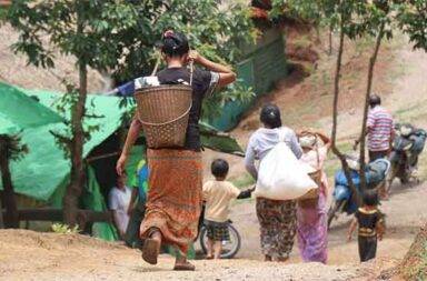 ကရင်နီ စစ်ရှောင်များအတွင်း စိတ်ဖိစီးမှုကြောင့် မိသားစုပဋိပက္ခများ မြင့်တက်လာ သတင်းနှင့် မီဒီယာ ကွန်ရက်။ ၂၀၂၅ ခုနှစ်၊ နိုဝင်ဘာလ ၆ ရက်။ ကရင်နီ (ကယား) ပြည်ထဲက စစ်ဘေးရှောင်များမှာ စားနပ်ရိက္ခာရှားပါးမှုနှင့် စိတ်ဖိစီးမှုများကြောင့် မိသားစုတွင်း ပဋိပက္ခ များ မြင့်တက်လာနေသည်။ စစ်အာဏာသိမ်းပြီးနောက်ပိုင်း တိုက်ပွဲများကြောင့် ကရင်နီ စစ်ရှောင်ပြည်သူများသည် ရေရှည်တည်တံ့ရေး အခက်အခဲများ၊ စားနပ်ရိက္ခာရှားပါးမှုများ အပြင် စိတ်ပိုင်းဆိုင်ရာ ဖိစီးမှုများကြောင့် အိမ်တွင်းပဋိပက္ခများကို စတင်ရင်ဆိုင်နေရကြောင်း ကရင်နီ လူ့အခွင့်အရေးအဖွဲ့ (KnHRG) က ထုတ်ဖော် ပြောဆိုလိုက်သည်။ KnHRG ၏ နိုဝင်ဘာလ ၅ ရက်နေ့ ထုတ်ပြန်ချက်အရ၊ စစ်ရှောင်ကာလကြာမြင့်လာခြင်း၊ အောက်တိုဘာလ အတွင်း တိုက်ပွဲများ ထပ်မံပြင်းထန်လာခြင်းတို့ကြောင့် လက်ရှိတွင် အရေးပေါ် စားနပ်ရိက္ခာနှင့် နေထိုင်ရန် အမိုးအကာ လိုအပ်ချက်မှာ အကြီးမားဆုံး စိန်ခေါ်မှုဖြစ်နေသည်။ နှစ်ဖက်တိုက်ပွဲ စတင်ဖြစ်ပွားချိန်မှ စ၍ စစ်ရှောင်နေရသူများမှာ အခြေခံစားနပ်ရိက္ခာပင် မလုံလောက်သည့် အခြေအနေသို့ ရောက်ရှိနေပြီ ဖြစ်သည်။ ဝင်ငွေရရှိနိုင်သည့် အလုပ်အကိုင်မရှိခြင်း၊ အလှူရှင်အဖွဲ့အစည်းများ၏ အကူအညီ ပေးနိုင်မှု အားနည်းလာခြင်း တို့ကြောင့် ရေရှည်ရပ်တည်ရန် ပိုမိုခက်ခဲလာနေသည်။ ဒီးမော့ဆိုမြို့နယ် အနောက်ခြမ်းတွင် ၅ နှစ်ဝန်းကျင်ခန့် စစ်ဘေးရှောင်နေရသည့် အမျိုးသမီးတစ်ဦးက “တစ်ခါ တစ်လေ စားစရာ ဆန်မရှိတဲ့ အချိန်ဆို အရမ်း စိတ်ပင်ပန်းတယ်ပေါ့နော်။ ကိုယ့်မှာ သားသမီးတွေရှိတော့ သား သမီးတွေ စားဝတ်နေရေး ငတ်ပြတ်မှာ အဒေါ် အရမ်း စိုးရိမ်တာပေါ့။ စိတ်ဆို ရူးချင်တဲ့စိတ် အထိတောင် ဖြစ် လာတယ်ပေါ့နော်” ဟု ၎င်း၏ ဖိစီးမှုကို ဖွင့်ဟပြောဆိုသည်။ ဝင်ငွေမရှိခြင်းနှင့် ကုန်ဈေးနှုန်း မြင့်တက်လာခြင်းတို့ကြောင့် မိဘများအနေဖြင့် သားသမီးများအား အာဟာရ ပြည့်ဝစွာ မကျွေးနိုင်သည့်အတွက် စိတ်မကောင်းဖြစ်ရကြောင်း ထိုအမျိုးသမီးက ဆက် ပြောသည်။ “ဝင်ငွေက မရှိတော့ ကလေး အာဟာရဆို တစ်ခါတစ်လေ ကိုယ့်သားသမီးဆို ကိုယ့်ကို ဘယ်လိုတောင်းဆိုလဲဆို ကြက်ဥတို့ ဘာတို့ ဝယ်ကျွေးပါဆို ကိုယ်က မတတ်နိုင်ဘူးလေးနော်။ တစ်ခါတစ်လေဆို ရေလုံပြုတ်လေးနဲ့ ဟင်းရည်လေးနဲ့ စားရရင်တောင်မှ ကံကောင်းပေါ့လို့ ကိုယ့်ကလေးကို ဒီလိုပဲ ချော့မော့ပေးရတယ်ပေါ့နော်။ အာဟာရနဲ့ ပတ်သက်လို့ရှိရင် ကလေးတွေက ပြည့်စုံအောင်တော့ မစားရတာတော့ အမှန်ပဲပေါ့” ဟု ၎င်းက ရင်ဖွင့်သည်။ ကရင်နီပြည် အတွင်း စစ်ကော်မရှင်၏ စစ်ကြောင်းထိုးမှုနှင့် ပိတ်ဆို့မှုများကြောင့် ကုန်စိမ်းရှားပါးလာခြင်း၊ ကုန်စည်စီးဆင်းမှု ကန့်သတ်ခံရခြင်းတို့ကြောင့် ကုန်ဈေးနှုန်းမှာ တစ်လထက်တစ်လ ပိုမိုမြင့်တက်လာနေ သည်ဟု KnHRG က ဆိုသည်။ ကုန်ဈေးနှုန်းမြင့်တက်ခြင်း၊ ဝင်ငွေရလမ်း ရပ်တန့်ခြင်းတို့ကြောင့် စစ်ဘေးရှောင်များမှာ စားနပ်ရိက္ခာ မလုံ လောက်တော့ဘဲ၊ ရှေ့ဆက်တွင် အငတ်ဘေး ကြုံတွေ့လာနိုင်သည်ဟု KnHRG က သတိပေးထားသည်။ ထို့အပြင် စားဝတ်နေရေး အဆင်မပြေမှုသည် အိမ်တွင်း ဆက်ဆံရေးကိုပါ ထိခိုက်စေကြောင်း စစ်ဘေးရှောင် အမျိုးသမီးတစ်ဦးက ရှင်းပြသည်။ တစ်လေးလုံး စစ်ဆင်ရေးတိုက်ပွဲကြောင့် လွိုင်ကော်မြို့မှ စစ်ရှောင်လာသည့် အမျိုးသမီးတစ်ဦးက “အမိုးရေ ဒီမျိုး မုန့်စားချင်တယ် ဒီမျိုးစားချင်တယ်ပြောရင် ကိုယ်က အရင်လိုမျိုး အဆင်မပြေ။ ကလေးတွေကို အော် မိတာပေါ့။ သူတို့စားချင်တဲ့ဟာ မကျွေးနိုင်တော့ စိတ်တိုပြီးတော့ ကလေးကို အော်မိတယ်။ မိသားစုတွေနဲ့ အိမ်ထောင်ရေးလည်း စကားများရန်ဖြစ် စားဝတ်နေရေး အဆင်မပြေတဲ့ အခါကြတော့လေ။ ငွေရေးကြေးရေး နဲ့ စကားပြောရင်းနဲ့ စကားများ တစ်ယောက်နဲ့ တစ်ယောက် ပြန်အော်ကြတာပေါ့ အဲ့လိုမျိုး” ဟု ပြောသည်။ ကရင်နီလူ့အခွင့်အရေးအဖွဲ့ (KnHRG) ၏ ယခုလ နိုဝင်ဘာ ၅ ရက်နေ့ ထုတ်ပြန်ချက်တွင် ဖော်ပြထားသည်မှာ ကရင်နီပြည် တစ်ခုလုံး၌ လူဦးရေ သုံးသိန်းဝန်းကျင်ရှိသည့်အနက် ပြည်သူ နှစ်သိန်းကျော် (၂၀၀,၀၀၀ ကျော်) မှာ စစ်ရှောင်နေရကြောင်း ဖော်ပြထားသည်။ လက်ရှိတွင် စစ်ကော်မရှင်၏ အကြမ်းဖက်မှုများနှင့် လေကြောင်းတိုက်ခိုက်မှုများကြောင့် ကရင်နီပြည်တွင်းရှိ စစ်ဘေးရှောင် နှစ်သိန်းကျော်ကို အကူအညီပေးနိုင်ရန်အတွက် အရေးပေါ်လိုအပ်နေသည်ဟုဆိုသည်။ ထို့ကြောင့် အဆိုပါ စစ်ရှောင်များအတွက် စားနပ်ရိက္ခာနှင့် အမိုးအကာများ ရရှိရေး နိုင်ငံတကာအသိုင်းအဝိုင်း ထံမှ ငွေကြေးနှင့် အရင်းအမြစ်များ ဆက်လက်ရရှိရန် KnHRG က တောင်းဆိုထားသည်။  ဓာတ်ပုံ - ကရင်နီပြည် စစ်ဘေးရှောင် ကူညီစောင့်ရှောက်ရေး ကွန်ရက် (ပုံဟောင်း)  