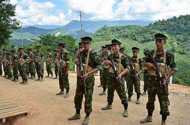 ဗန်းမော်တွင် တိုက်ပွဲများ ပြင်းထန်ဆဲဖြစ် သတင်းနှင့် မီဒီယာ ကွန်ရက်။ ၂၀၂၅ ခုနှစ်၊ နိုဝင်ဘာလ ၇ ရက်။ ကချင်ပြည်၊ ဗန်းမော်မြို့နယ်အတွင်း၌ တိုက်ပွဲများမှာ နေ့စဉ်နှင့်အမျှ ပြင်းထန်စွာ ဖြစ်ပွားနေဆဲဖြစ်ပြီး၊ နိုဝင်ဘာ လ ၆ ရက်နေ့ တွင် စစ်ကော်မရှင်၏ ခလရ (၄၇) တပ်ရင်းဘက်၌ တိုက်ပွဲများ ပိုမိုပြင်းထန်ခဲ့ကြောင်း ကချင် စစ်ရေးသတင်းရင်းမြစ်များက ပြောသည်။ ကချင်လွတ်လပ်ရေး တပ်မတော် (KIA) သည် ဗန်းမော်မြို့ကို ထိုးစစ်ဆင်လျက်ရှိပြီး၊ စစ်ကော်မရှင်တပ် က ၎င်းတို့ လက်လွတ်ဆုံးရှုံးခဲ့ရသည့် နေရာများကို ပြန်လည်သိမ်းပိုက်နိုင်ရန်အတွက် အင်အား အလုံးအရင်း ဖြင့် ကြိုးပမ်းတိုက်ခိုက်နေခြင်းကြောင့် တိုက်ပွဲများ ဆက်တိုက်ဖြစ်ပွားနေခြင်းဖြစ်သည်။ ကချင်လွတ်လပ်ရေးအဖွဲ့ (KIO) ၏ သတင်းနှင့်ပြန်ကြားရေး တာဝန်ခံ ဗိုလ်မှူးကြီး နော်ဘူ က “ဗန်းမော်ဘက်မှာ တော့ နေ့တိုင်း တိုက်ပွဲ ဖြစ်ပါတယ်။ အခုအချိန်မှာကတော့ စစ်ကော်မရှင် စစ်သားတွေလည်း သူတို့ လက်လွှတ် ဆုံးရှုံး ခဲ့တဲ့ စခန်းတွေ၊ နေရာတွေ၊ မြို့ရွာရပ်ကွက်တွေ ပြန်ထိန်းချင်လို့ မြေပြင်ကနေလည်း ထိုးတာ။ လက် နက်ကြီးမျိုးစုံနဲ့ ပစ်ပြီးမှ ဒီဗန်းမော်မြို့မှာတော့ တိုက်ပွဲက တော်တော်ပြင်းထန်တယ်။ တိုက်ပွဲတွေက ဆက် တိုက်ဖြစ်တယ်။ အဲ့ဒါက ဗန်းမော်ဘက်က အခြေအနေ” ဟု အတည်ပြုပြောဆိုသည်။ ဗန်းမော်မြို့သိမ်းတိုက်ပွဲသည် ၂၀၂၄ ခုနှစ် ဒီဇင်ဘာလ ကတည်းက စတင်ခဲ့သည်ဖြစ်ရာ လက်ရှိအချိန်အထိ ၁၀ လနီးပါး ကြာမြင့်လာပြီဖြစ်သည်။ နိုဝင်ဘာလ ပထမပတ်အတွင်း နှစ်ဖက်ကြား တိုက်ပွဲများ ပြင်းထန်နေသည့် နေရာများမှာ ဗန်းမော်တက္ကသိုလ်ဝင်း နေရာ၊ ၃ မိုင် နေရာ နှင့် စစ်ကော်မရှင်တပ်၏ ခလရ ၄၇ တပ်ရင်းအနီးတစ်ဝိုက်တို့ဖြစ်သည်ဟု KIO သတင်းနှင့် ပြန်ကြားရေး တာဝန်ခံ ဗိုလ်မှူးကြီးနော်ဘူက ပြောသည်။ တိုက်ပွဲများ ပြင်းထန်ရခြင်း၏ အဓိကအကြောင်းအရင်းမှာ နှစ်ဖက်၏ အပြန်အလှန် ထိုးစစ်များကြောင့် ဖြစ်သည်။ ပြီးခဲ့သည့် ဇူလိုင်၊ ဩဂုတ်လ အတွင်း စစ်ကော်မရှင်တပ်သည် စစ်သင်္ဘော အစီး ၂၀ ကျော် အသုံးပြု၍ စစ်လက် နက်နှင့် ရိက္ခာများ ပို့ဆောင်နိုင်ခဲ့သည်။ ထို့အပြင် လေကြောင်းတိုက်ခိုက်မှုများအပြင် အဆင့်မြင့် ဒရုန်းများကိုပါ သိသိသာသာ အသုံးပြုလာခဲ့သည်။ KIA အနေဖြင့် အောက်တိုဘာလဆန်းပိုင်းအတွင်း လက်လွတ်လိုက်ရသည့် ကာကင်းတပ်စခန်း ၃ ခု နှင့် ရွှေပြည် သာက KBC ဘုရားကျောင်းဝင်းနေရာ တို့ကို ပြန်လည်သိမ်းပိုက်နိုင်ခဲ့သော်လည်း၊ ဗန်းမော်မြို့ကို အပြီးသတ် ထိန်းချုပ်နိုင်ရန်အတွက် နှစ်ဖက်တပ်ဖွဲ့တို့ကြား တိုက်ပွဲများ ဆက်လက် ပြင်းထန်နေဆဲဖြစ်သည်။ ဗန်းမော်အပြင် ကချင်ပြည်ရှိ အခြားစစ်မျက်နှာများတွင်လည်း စစ်ရေးတင်းမာမှုများ ဆက်လက် ရှိနေကြောင်း ဗိုလ်မှူးကြီးနော်ဘူက ဆက် ပြောသည်။ “နောက် ဝိုင်းမော်ဘက်မှာလည်း လေကြောင်းနဲ့ ပစ်တာတွေ၊ လက်နက်ကြီးနဲ့ ပစ်တာတွေ ရှိတယ်။ မြေပြင်နေ တော့ သူတို့ထိုးတက်တာ မတွေ့ရဘူး။ ဖားကန့်ဘက်မှာတော့ တပတ်လောက်တော့ ငြိမ်နေပါတယ်။ လန်ဆယ် ဘက်မှာကတော့ သူတို့လည်း ထိုးလာလို့ ကျနော်တို့ ခုခံတိုက်ပွဲတွေ ရှိပါတယ်။ ဒါပေမယ့် ကျနော်တို့ ရွာတွေ ဘာတွေ ရွာနာမည်တွေ သိပ်မသိဘူး။ ကျနော်တို့လည်း သိပ်မကျွမ်းဘူး။” အဆိုပါ ပြောဆိုချက်အရ ဝိုင်းမော်ဘက်တွင် လေကြောင်းနှင့် လက်နက်ကြီး ပစ်ခတ်မှုများရှိနေသော်လည်း မြေပြင်၌ ထိုးစစ်မှာ ငြိမ်သက်နေပြီး၊ လန်ဆယ်ဘက် တွင်မူ KIA နှင့် စစ်ကော်မရှင်တပ်တို့အကြား ခုခံတိုက်ပွဲ များ ဖြစ်ပွားလျက်ရှိနေသည်။ ဗန်းမော်တိုက်ပွဲကို ရပ်တန့်စေရန်အတွက် နိုင်ငံရေးဖိအားများလည်း ရှိနေသည်။ ပြီးခဲ့သည့် အောက်တိုဘာလ ဒုတိယအပတ် တွင် KIO နှင့် တရုတ်အာဏာပိုင်များ တို့ တရုတ်နိုင်ငံ၊ ကူမင်းမြို့၌ တွေ့ဆုံခဲ့ပြီးနောက် တိုက်ပွဲ ငြိမ်သက်သွားပြီဆိုသော သတင်းများ လူမှုကွန်ရက်တွင် ပျံ့နှံ့ခဲ့သည်။ သို့သော်လည်း စစ်ကော်မရှင် ဝါဒဖြန့်သူများက KIO/KIA နှင့် စစ်တပ်တို့ တွေ့ဆုံဆွေးနွေးရန် ပြင်ဆင်နေပြီဟု ဝါဒဖြန့်မှုများ ဆက်တိုက်ပြုလုပ်နေသည်ကို KIA ဘက်က ငြင်းဆိုထားသည်။ ဗန်းမော်မြို့သည် ဗန်းမော်၊ မိုးမောက်၊ မံစီ၊ ရွှေကူ မြို့နယ်တို့ပါဝင်သော ခရိုင်ရုံးစိုက်ရာ ဒေသဖြစ်ပြီး၊ KIA နှင့် ပူးပေါင်းတပ်များက မိုးမောက်နှင့် မံစီမြို့များကိုမူ သိမ်းပိုက်ထားပြီး ဖြစ်သည်။  