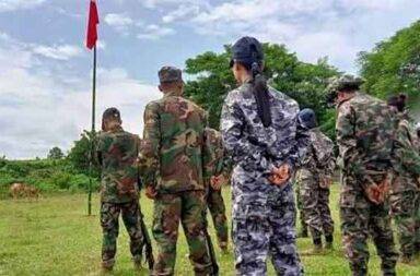 အင်းတော် တော်လှန်ရေး အဖွဲ့က အင်းတော်မြို့နယ်တွင် ညမထွက်ရ အမိန့်ထုတ်ပြန် သတင်းနှင့် မီဒီယာ ကွန်ရက်။ ၂၀၂၅ ခုနှစ်၊ နိုဝင်ဘာလ ၇ ရက်။ စစ်ကိုင်းတိုင်း၊ ကသာခရိုင်အတွင်းရှိ အင်းတော်မြို့နယ်တွင် နယ်မြေလုံခြုံရေးနှင့် တရားဥပဒေစိုးမိုးရေးအတွက် ညမထွက်ရအမိန့် ထုတ်ပြန်လိုက်သည်။ အင်းတော်မြို့နယ်ကို အပြီးသတ်သိမ်းပိုက် ထိန်းချုပ်ထားသည့် ပြည်သူ့ကာကွယ်ရေးတပ်ဖွဲ့ (PDF) က နယ်မြေ လုံခြုံရေးနှင့် တရားဥပဒေစိုးမိုးရေးအတွက် ညမထွက်ရအမိန့် ကို နိုဝင်ဘာလ ၁ ရက်နေ့မှစတင်ကာ ရက်အကန့် အသတ်မရှိ ထုတ်ပြန်လိုက်ကြောင်း Indaw Revolution (IR) အဖွဲ့က ထုတ်ပြန်သည်။ တော်လှန်ရေးအင်အားစုများ လွှမ်းမိုးထားသည့် အင်းတော်မြို့နယ်တွင် မကြာသေးမီက မှောင်ရိပ်ခို ခိုးဆိုး လုယက်မှုများ၊ မူးယစ်ရမ်းကားမှုများ များပြားလာခြင်းကြောင့် အဆိုပါပြစ်မှုများ လျော့ပါးစေရန်အတွက် ညအချိန် သွားလာခွင့်ကို ကန့်သတ်လိုက်ခြင်းဖြစ်သည်ဟု ဖော်ပြထားသည်။ ထုတ်ပြန်ချက်အရ ဒေသခံပြည်သူများသည် ည ၈ နာရီမှ နံနက် ၄ နာရီအထိ မြို့နယ်အတွင်း ဖြတ်သန်းသွား လာခြင်း မပြုလုပ်ရန် ကန့်သတ်ထားသည်။ အမိန့်ထုတ်ပြန်ရခြင်း၏ အဓိကအကြောင်းရင်းနှင့် ပတ်သက်၍ အင်းတော် PDF နှင့် နီးစပ်သူတစ်ဦးက “အဓိက တော့ အင်းတော်မြို့နယ်မှာ ခိုးဆိုးလုယက်မှုတွေ များလာတယ်။ မူးယစ်ရမ်းကား သောင်းကျန်းတာတွေ များ လာတာကြောင့်ပါ။ ပြီးရင် အမှောင်ခိုပြီးတော့ မူးယစ်ဆေး သုံးစွဲတာတွေ၊ ခိုးမှုတွေ များလာတာပေါ့လေ။ ဒါ့ကြောင့် သူတို့အနေနဲ့ ဒီအကြောင်းအရာတွေ ပပျောက်အောင် ဆောင်ရွက်စရာရှိတဲ့အတွက် အမိန့်ထုတ်ပြန် လိုက်တာပေါ့” ဟု ပြောသည်။ သို့သော် ညမထွက်ရအမိန့် ထုတ်ပြန်ချက်အတွင်း တော်လှန်ရေး တပ်ဖွဲ့ဝင်များ၏ တာဝန်အရ သွားလာခြင်း နှင့် ပြည်သူများ အနေဖြင့် ကျန်းမာရေးအရ အရေးပေါ် သွားလာခြင်းများကိုမူ အဆိုပါ ကန့်သတ်ချက်မှ ကင်းလွတ် ခွင့် ပြုထားသည်။ “တော်လှန်ရေးတပ်တွေ တာဝန်အရ သွားလာခြင်းနဲ့ ပြည်သူတွေ အရေးပေါ် ကျန်းမာရေး အခြေနေအရ သွားလာခြင်းတွေတော့ ကန့်သတ်မှုမှာ မပါဝင်ဘူး” ဟုလည်း ၎င်းဒေသခံအဖွဲ့နှင့် နီးစပ်သူက ပြောသည်။ အင်းတော်မြို့နယ်သည် စစ်ကိုင်းတိုင်းနှင့် ကချင်ပြည်အစပ်၊ ရွှေဘို - မြစ်ကြီးနား လမ်းမကြီးပေါ်တွင် တည်ရှိ သည့် ဗျူဟာမြောက် အချက်အချာကျသော မြို့နယ် ဖြစ်သည်။ တော်လှန်ရေး အင်အားစုများက အင်းတော်မြို့ကို ပြီးခဲ့သည့် ဧပြီလ ၇ ရက်နေ့တွင် အပြီးသတ် သိမ်းပိုက် ထိန်းချုပ်ခဲ့ပြီးနောက် အမျိုးသား ညီညွတ်ရေး အစိုးရ (NUG) ၏ အုပ်ချုပ်ရေး ယန္တရားများ လည်ပတ်နေသော ဒေသတစ်ခုလည်း ဖြစ်သည်။ မြို့ကို သိမ်းပိုက်ပြီး နောက်ပိုင်း စစ်ကော်မရှင်တပ်က မြို့ပေါ်သို့ ပြန်လည် ထိုးစစ်ဆင်ခြင်း မရှိသေးဘဲ အခြေ အနေ ငြိမ်သက်နေသဖြင့် ဒေသခံများလည်း နေရပ်၌ ပြန်လည်နေထိုင်လျက်ရှိသည်။ သို့ရာတွင် ဒေသတွင်း တရားဥပဒေ စိုးမိုးရေး ထိခိုက်လာမှုများကြောင့် PDF အနေဖြင့် ယခုကဲ့သို့ အချိန်ကန့် သတ် ထိန်းချုပ်မှုများ ပြုလုပ်လာခြင်းဖြစ်သည်ဟု ဒေသခံအချို့က ဆိုသည်။ ဓါတ်ပုံ - အင်းတော် PDF အဖွဲ့ (Indaw Revolution (IR))  