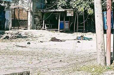 ဖားကန့်တိုက်ပွဲများအတွင်း အရပ်သား ၂ ဦး သေဆုံး သတင်းနှင့် မီဒီယာ ကွန်ရက်။ ၂၀၂၅ ခုနှစ်၊ နိုဝင်ဘာလ ၁၁ ရက်။ ကချင်ပြည်၊ ဖားကန့်မြို့နယ်က တိုက်ပွဲများ အတွင်း ပေါက်ကွဲမှုများကြောင့် အရပ်သား ၂ ဦး သေဆုံးခဲ့သည်။ ပြီးခဲ့သည့် နိုဝင်ဘာလ ၉ ရက်နေ့တွင် ကာမိုင်းမြို့မှ အင်အား ၁၀၀ ခန့်ရှိသည့် စစ်ကော်မရှင် စစ်ကြောင်းသည် စစ်ကား တစ်စီးနှင့် ဖားကန့်မြို့ထဲ ဝင်လာစဥ် မှော်စီဆာကျေးရွာ အရောက် ကချင်လွတ်လပ်ရေး တပ်မတော် KIA နှင့် ပူးပေါင်းတပ်များက မိုင်းထောင် တိုက်ခိုက်ခဲ့သည်။ တော်လှန်ရေး အင်အားစုများ၏ အဆိုပါ တိုက်ခိုက်မှုတွင် စစ်ကော်မရှင်တပ်ဖွဲ့များ စီးနင်းလာသည့် ကားနောက် ကပ်လိုက်လာသည့် သားအမိနှစ်ဦး မိုင်းဆ ထိမှန်သေဆုံးခဲ့ရပြီး ယမန်နေ့ကမူ မှော်စီဆာ - ဖားကန့် လမ်းမပေါ် တွင် ပေါက်ကွဲမှုကြောင့် အမျိုးသားတစ်ဦး ထပ်မံ သေဆုံးခဲ့ရပြန်သည်။ “ဖားကန့်မြို့ထဲကို ရောက်လာတာကတော့ အတိအကျ ပြောရင် ၉ ရက်နေ့က ဖြစ်မယ်။ ဖားကန့်ကို ကာမိုင်း ဘက်က ဝင်လာတာ။ အဲ့ဒီဝင်လာတဲ့ အင်အားနဲ့ ဖားကန့်နယ်မြေခံ အင်အားနဲ့ ပူးပေါင်းပြီးတော့ နယ်မြေ စိုးမိုးမှု ရရှိရေး သူတို့တွေ လုပ်နေတာ။ သူတို့က ရွေးကောက်ပွဲကာလမှာ နယ်မြေစိုးမိုးမှုရရေးနဲ့ လမ်းကြောင်းတွေ ထိန်းချုပ်ဖို့ လို့ထင်တယ်။” ဖားကန့်မြို့ကို စစ်ကော်မရှင် အင်အားဖြည့်တင်းလာသည့် အကြောင်းအရင်းနှင့် ပတ်သက်၍ ရပ်မိရပ်ဖလည်း ဖြစ်၊ မြို့ခံတစ်ဦးလည်း ဖြစ်သည့် အမျိုးသားတစ်ဦးက သုံးသပ်ရှင်းပြသည်။ အဆိုပါ စစ်ကော်မရှင် စစ်ကြောင်း ကားမိုင်းဆွဲ တိုက်ခိုက်ခံရမှုအပြီး စစ်ကော်မရှင် တပ်သားများက ၎င်းတို့ တိုက်ခိုက်ခံခဲ့ရသည့် အနီးအနားရှိ အရပ်သား နေအိမ်များကို စီးနင်းခဲ့သေးသည်။ ထို့အပြင် စစ်ကော်မရှင် စစ်ကြောင်း တိုက်ခိုက်ခံရမှုတွင် စစ်ကော်မရှင် တပ်ဖွဲ့ဝင်များလည်း သေဆုံးဒဏ်ရာရခဲ့ သည် ဟု မြေပြင် သတင်းအရင်းအမြစ်များက ပြောသည်။ ထို့နောက် ကျန်ရှိသော စစ်သားများက အရပ်သား ကားများကို ချောဆွဲကာ ဘေးလွှတ်ရာသို့ ရွှေ့ပြောင်းခဲ့ကြပြီး စစ်ကော်မရှင် စစ်ကြောင်း တစ်ခုလုံးသည် မှော်စီဆာကျေးရွာရှိ SKY Hotel တွင် ယမန်နေ့ညအထိ အထိုင်ချ တပ်စွဲခဲ့ကြသည်ဟု ဆိုသည်။ “မှော်စီဆာ SKY Hotel မှာက စစ်တပ်က တပ်ဆွဲထားခြင်း မရှိတော့ပါလို့ ပြောလာတာကြောင့် ဝမ်းသာမလို့ ရှိတုန်း မှော်စီဆာရွာ မိန်းလမ်းမကြီးဘက် အုန်းအုန်းနဲ့ ပြင်းထန်တဲ့ ပေါက်ကွဲသံ နှစ် ချက်ကြား။ မှော်စီဆာ တောင်ပေါ် ကျောင်းနဲ့ ချမြစ်ချင်းဝန်းထဲ ကျရောက်ပေါက်ကွဲ” ဟု ဆိုကာ ယနေ့ ဖားကန့်မြို့ အခြေအနေကို အော်ဇော်မိုး-  ဖားကန့် ဖေ့စ်ဘုတ်တွင် ရေးသားထားသည်။ ဖားကန့်မြို့တွင် အောက်တိုဘာလ တတိယအပတ်မှ စတင်ကာ တိုက်ပွဲများ ငြိမ်သက်နေရာမှ ပြီးခဲ့သည့် တနင်္ဂနွေနေ့မှ စတင်ကာ နှစ်ဖက်တပ်များ အကြား ထိတွေ့မှုများ ပြန်လည် ဖြစ်ပွားလာခြင်း ဖြစ်ပြီး ယနေ့ထိ နှစ်ဖက် ကြား ပစ်ခတ်မှုများ ဖြစ်ပွားနေသည်ဟု ဒေသခံများက ပြောသည်။ လက်ရှိတွင် ဖားကန့်မြို့နယ်နှင့် ကာမိုင်းကြားရှိ လမ်းကြောင်း တစ်လျှောက်၌ စစ်ရေးတင်းမာမှုများ မြင့်တက် နေပြီး၊ နယ်မြေရှင်းလင်းရေးနှင့် လမ်းကြောင်း ထိန်းချုပ်မှုများကြောင့် အရပ်သားပြည်သူများ၏ လုံခြုံရေး အခြေအနေမှာ စိုးရိမ်ဖွယ်ရာ ဖြစ်နေသည်။