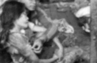 ဖားကန့် အရပ်ဘက်နေရာများ ဗုံးကြဲ သားအမိနှစ်ဦး ထိပြီး မိခင် သေဆုံး သတင်းနှင့် မီဒီယာ ကွန်ရက်။  ၂၀၂၅ ခုနှစ်၊ နိုဝင်ဘာလ ၁၂ ရက်။ ကချင်ပြည်၊ ဖားကန့်မြို့နယ်တွင် စစ်ကော်မရှင်တပ်၏ လေကြောင်းမှ ဗုံးကြဲတိုက်ခိုက်မှုကြောင့် သားအမိနှစ်ဦး ထိမှန်ပြီး မိခင်ဖြစ်သူမှာ သေဆုံးသွားသည်။ ဖားကန့်မြို့နယ်တွင် စစ်ကော်မရှင်တပ်ဖွဲ့က ယမန်နေ့ (နိုဝင်ဘာလ ၁၁ ရက်နေ့) မွန်းလွဲပိုင်း၌ လေယာဉ်ဖြင့် ဗုံးကြဲတိုက်ခိုက်ခဲ့ရာ ကထန်ကွက်သစ်ရှိ နေအိမ်တစ်လုံးပေါ်သို့ ကျရောက်ပေါက်ကွဲခဲ့ခြင်း ဖြစ်သည်။ အဆိုပါ ဖြစ်စဉ်အတွင်း အမျိုးသမီးတစ်ဦး နေရာတွင်ပင် သေဆုံးကာ၊ ၎င်း၏ ၅ နှစ်ခန့်အရွယ် သားငယ်မှာ ပြင်းထန်သော ဒဏ်ရာများ ရရှိခဲ့ကြောင်း ဒေသခံသတင်းရင်းမြစ်များက ပြောသည်။ ဖားကန့်ဒေသတွင် နိုဝင်ဘာလ ၆ ရက်နေ့မှစ၍ မြေပြင်တိုက်ပွဲများ ပြင်းထန်လာပြီးနောက် စစ်ကောင်စီသည် လေကြောင်းအသာစီးယူကာ အရပ်သားပစ်မှတ်များကို ပိုမိုတိုက်ခိုက်လာခဲ့ခြင်းဖြစ်သည်။ ယမန်နေ့ နေ့လယ် ၁ နာရီခွဲ ဝန်းကျင်ခန့်တွင် လုံးခင်းကျေးရွာအုပ်စု၊ ကထန်ကွက်သစ်အား Y-12 လေယာဉ်ဖြင့် ဗုံးကြဲတိုက်ခိုက်ခဲ့ခြင်း ဖြစ်သည်။ အဆိုပါတိုက်ခိုက်မှု ဖြစ်ပွားချိန်တွင် ကထန်ကျေးရွာ၌ မြေပြင်တိုက်ပွဲများ ဖြစ်ပွားခြင်းမရှိဘဲ အရပ်သား ပြည်သူများ သာ အများစု နေထိုင်နေကြခြင်း ဖြစ်သည်။ ဒေသခံ အမျိုးသမီး တစ်ဦးက “အမှန်အတိုင်း ပြောရရင် ဗုံးသံကြားလိုက်တာနဲ့ ဘာလုပ်ရမှန်းမသိဘူး။ စစ်တပ် က လူထုနေတဲ့ နေရာတွေကို  တမင်သက်သက် ပစ်တာပါ။ ၅ နှစ်သားလေးကတော့ မသေဘူးပေါ့နော်။ ဒဏ်ရာ ရတယ်။ သူ့အမေကတော့ နေရာမှာတင် ဆုံးသွားတယ်။ လေယာဉ်ကလည်း ဆက်တိုက်ကို ဝဲတာ” ဟု ပြော သည်။ သေဆုံးခဲ့သည့် အမျိုးသမီးမှာ အသက် ၄၀ နှစ်ခန့်ရှိပြီး၊ ဒဏ်ရာပြင်းထန်ရရှိခဲ့သည့် သားငယ်မှာ ၅ နှစ်ခန့်အရွယ် ယောကျာ်းလေးငယ် ဖြစ်ကြောင်းသိရသည်။ ၎င်းတို့၏ နေအိမ်သည် ဗုံးကျရောက်ရာ ပစ်မှတ်ဖြစ်ခဲ့ပြီး နေအိမ်တစ်လုံးလည်း ပျက်စီးခဲ့သည်။ အဆိုပါ လေကြောင်းတိုက်ခိုက်မှုသည် နိုဝင်ဘာလအတွင်း ဖားကန့်ဒေသ၌ ကချင်လွတ်လပ်ရေး တပ်မတော် KIA နှင့် KPDF ပူးပေါင်းတပ်ဖွဲ့ဝင်များက စစ်ကော်မရှင် ယာဉ်တန်းများကို တိုက်ခိုက် ခဲ့ပြီးနောက် ဖြစ်ပေါ်လာ ခြင်း ဖြစ်သည်။ နိုဝင်ဘာလ ၁၀ ရက်နေ့၊ နံနက်ပိုင်းက ဖားကန့်၊ မှော်စီစာလမ်းဆုံတွင် KIA/KPDF ပူးပေါင်းတပ်ဖွဲ့က မိုင်းခွဲ တိုက်ခိုက်ခဲ့ရာ စစ်သား ၁၀ ဦးကျော် သေဆုံးပြီး ၂၀ ဦးကျော် ဒဏ်ရာရခဲ့ကြောင်း စစ်ရေးသတင်းရင်းမြစ် အချို့က ဆိုသည်။ စစ်တပ်သည် မြေပြင်တွင် အထိနာသွားပြီးနောက် အရပ်သားပစ်မှတ်များကို ဗုံးကြဲတိုက်ခိုက်ခြင်းဖြင့် စစ်ရာဇဝတ်မှုများကို ဆက်လက်ကျူးလွန်နေကြောင်း ကချင် လူ့အခွင့်အရေး စောင့်ကြည့်ရေး အဖွဲ့ (KHRW) က ထုတ်ပြန်ထားသည်။ နိုဝင်ဘာလ ၆ ရက်နေ့မှ စတင်၍ ဖားကန့်နှင့် ကာမိုင်းကြားရှိ နမ့်ယားကျေးရွာ၊ လုံးခင်းကျေးရွာအုပ်စု ပတ်ဝန်း ကျင်၊ မှော်စီစာကျေးရွာတို့တွင် မြေပြင်တိုက်ပွဲများ ပြင်းထန်စွာ ဖြစ်ပွားနေဆဲ ဖြစ်သည်။ လက်ရှိ စစ်ရေးအခြေအနေအရ လေကြောင်းအန္တရာယ်၊ လက်နက်ကြီးအန္တရာယ်နှင့် လုံခြုံရေး အခြေအနေ များကို အထူးဂရုပြုနေထိုင်ကြရန် KIA နှင့် KPDF ပူးပေါင်းတပ်ဖွဲ့များက ဒေသခံပြည်သူများကို သတိပေးထား သည်။ ဖားကန့်ဒေသသည် စစ်ကော်မရှင်တပ်၏ နယ်မြေစိုးမိုးမှု တိုးမြှင့်လိုသည့် စစ်ဆင်ရေးများကြောင့် ဒေသခံ အရပ် သား ပြည်သူများ နေ့စဉ်လိုလို ထိခိုက်သေဆုံး ဒဏ်ရာရမှုများနှင့် ရင်ဆိုင်နေရဆဲ ဖြစ်သည်။  