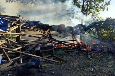 မန္တလေးတိုင်းအထက်ပိုင်းတွင် ရွေးကောက်ပွဲအတွက် စစ်ကော်မရှင် ထိုးစစ်ဆင် သတင်းနှင့် မီဒီယာ ကွန်ရက်။ ၂၀၂၅ ခုနှစ်၊ နိုဝင်ဘာလ ၁၂ ရက်။ မန္တလေးတိုင်းဒေသကြီး အထက်ပိုင်းရှိ မတ္တရာ၊ စဥ့်ကူးနှင့် သပိတ်ကျင်းမြို့နယ်တို့တွင် စစ်ကော်မရှင်၏ ထိုးစစ်တိုက်ခိုက်မှုများ ပိုမိုပြင်းထန်လာနေခြင်းမှာ ရွေးကောက်ပွဲအတွက် နယ်မြေရှင်းလင်းနေခြင်း ဖြစ်သည်ဟု ဒေသတွင်း အဖွဲ့အစည်းများနှင့် PDF ဖွဲ့တို့က ပြောဆိုလိုက်သည်။ မတ္တရာ၊ စဥ့်ကူးနှင့် သပိတ်ကျင်းမြို့နယ်များတွင် စစ်ကော်မရှင်တပ်၏ ထိုးစစ်ဆင်တိုက်ခိုက်မှုများ တစ်နေ့ တခြား ပိုမိုပြင်းထန်လာနေပြီး၊ ဒေသခံပြည်သူ ထောင်ပေါင်းများစွာ ဘေးလွတ်ရာသို့ ထွက်ပြေးတိမ်းရှောင်နေ ကြရသည်။ အဆိုပါ ဒေသများသည် လာမည့် ၂၀၂၅ ခုနှစ် ရွေးကောက်ပွဲအတွက် စစ်ကော်မရှင်က လျာထားသည့် မြို့နယ်များ ဖြစ်သောကြောင့် နယ်မြေရှင်းလင်းရန် အင်အားသုံး တိုက်ခိုက်နေခြင်းဖြစ်ကြောင်း ဒေသတွင်း အဖွဲ့အစည်းမျးနှင့် PDF အဖွဲ့တို့က သုံးသပ်သည်။ မန္တလေးတိုင်းအထက်ပိုင်း၊ ဧရာဝတီမြစ်ကြောင်းတစ်လျှောက်ရှိ မတ္တရာ၊ စဥ့်ကူးနှင့် သပိတ်ကျင်းမြို့နယ်များတွင် နိုဝင်ဘာလ ၁၀ ရက်နေ့မှစ၍ စစ်ကောင်စီနှင့် ဒေသခံတော်လှန်ရေးတပ်ဖွဲ့များအကြား တိုက်ပွဲများသည် ပြင်းထန်လာခဲ့သည်။ ဒရုန်းများ၊ လက်နက်ကြီးများနှင့် လေကြောင်းတိုက်ခိုက်မှုများ အသုံးပြုလာသောကြောင့် အရပ်သား ထိခိုက်မှု နှင့် စစ်ဘေးရှောင်ဦးရေ သိသိသာသာ မြင့်တက်လာခဲ့သည်။ ပြည်သူ့ကာကွယ်ရေး တပ်မတော် (မန္တလေး) (MDY-PDF) က နိုဝင်ဘာလ ၁၀ ရက်နေ့တွင် ထုတ်ပြန်ချက် တစ်စောင် ထုတ်ပြန်ခဲ့ပြီး၊ စစ်ကော်မရှင်၏ ရည်ရွယ်ချက်ကို ရှင်းလင်းစွာ ဖော်ပြခဲ့သည်။ MDY-PDF အဖွဲ့၏ ထုတ်ပြန်ချက်ထဲတွင် “တရားမဝင်၊ အတုအယောင် ရွေးကောက်ပွဲ ကို အဓမ္မပြုလုပ်ရန် ဆောင်ရွက်လျက်ရှိပြီး ယင်းကာလမတိုင်မီတွင် သာလွန်အင်အားများစွာ အသုံးပြု၍ မိမိတို့ တော်လှန်ရေး တပ်ဖွဲ့များ၏ ထိန်းချုပ်စိုးမိုးနယ်မြေများကို အပြင်းအထန် ထိုးစစ်ဆင် တိုက်ခိုက်လျက်ရှိသည်။ မတ္တရာမြို့ နယ်၊ စဥ့်ကူးမြို့နယ်နှင့် သပိတ်ကျင်းမြို့နယ်တို့သည်လည်း အကြမ်းဖက် အာဏာသိမ်းစစ်အုပ်စုက အတု အယောင် ရွေးကောက်ပွဲ ပြုလုပ်ရန် လျာထားသည့် မြို့နယ်များစာရင်းတွင် ပါဝင်နေပါသည်” ဟု ဖော်ပြထား သည်။ လက်ရှိတွင် အဆိုပါမြို့နယ် သုံးခုအတွင်းမှ အရပ်သားပြည်သူ သောင်းနှင့်ချီသည် မိမိတို့၏ နေအိမ်များကို စွန့်ခွာ ကာ ဘေးလွတ်ရာသို့ ထွက်ပြေးတိမ်းရှောင်နေရသည်။ စစ်ဘေးရှောင်များအား ကူညီပေးနေသူများ၏ ပြောပြချက်အရ အရေးပေါ် အကူအညီများ ပြင်းထန်စွာ လိုအပ် နေသည်။ စစ်ဘေးရှောင်များကို ကူညီနေသည့် ဒေသခံ ပရဟိတအဖွဲ့ဝင်တစ်ဦး က “စစ်ဘေးရှောင် အများစုက ရုတ် တရက် ထွက်ပြေးလာကြရတာပါ။ အခုချက်ချင်း လိုအပ်နေတာကတော့ ကလေးငယ်တွေနဲ့ သက်ကြီး ရွယ် အိုတွေအတွက် အရေးပေါ် ဆေးဝါး၊ အနွေးထည်တွေ နဲ့ ဆန်၊ ဆီလိုမျိုး အခြေခံ စားနပ်ရိက္ခာတွေပါပဲ။ အခြေ အနေက တကယ်ကို စိုးရိမ်စရာဖြစ်လာပြီ” ဟု ပြောသည်။ MDY-PDF ကမူ စစ်ကော်မရှင်၏ ထိုးစစ်ကို အစွမ်းကုန် ခုခံကာကွယ်သွားမည် ဖြစ်ကြောင်း ပြည်သူလူထုအား အသိပေးထားသည်။ MDY-PDF တပ်ဖွဲ့၏ ထုတ်ပြန်ချက်အရ ၎င်းတို့အနေဖြင့် ပြည်သူလူထုအား တိုက်ပွဲများနှင့်ပတ်သက်၍ ကြိုတင် ပြင်ဆင်မှုများ၊ ဘေးအန္တရာယ်ကင်းရေး အစီအမံများ လုပ်ဆောင်ထားရန် မေတ္တာရပ်ခံ တိုက်တွန်းထားသည်။  