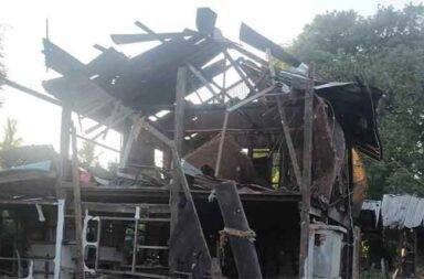 ဒီပဲယင်း မြို့နယ် အနောက်ခြမ်း ဗုံးကြဲမှု အရပ်သား ၁၃ ဦး ဒဏ်ရာရ သတင်းနှင့် မီဒီယာ ကွန်ရက်။ ၂၀၂၅ ခုနှစ်၊ နိုဝင်ဘာလ ၁၂ ရက်။ စစ်ကိုင်းတိုင်းဒေသကြီး၊ ဒီပဲယင်းမြို့နယ် အနောက်ခြမ်းရှိ၊ ဆပ်ပြာကျင်းကျေးရွာကို စစ်ကော်မရှင်တပ်က လေကြောင်းတိုက်ခိုက်မှု ဆက်တိုက်လုပ်ခဲ့ရာ အရပ်သားပြည်သူ ၁၃ ဦး ထိခိုက်ဒဏ်ရာ ရရှိခဲ့သည်။ ဆပ်ပြာကျင်းကျေးရွာအား တစ်ရက်တည်းတွင် စစ်ကော်မရှင်တပ်က ဂျက်တိုက် လေယာဉ်များဖြင့် လေကြောင်းတိုက်ခိုက်မှု ငါးကြိမ်ထက်မနည်း လုပ်ခဲ့ပြီး၊ အရပ်သားပြည်သူ ၁၃ ဦး ထိခိုက် ဒဏ်ရာရကာ နေအိမ် ၇ လုံးခန့် ပျက်စီးခဲ့ကြောင်း ဒေသခံအဖွဲ့အစည်းများက အတည်ပြု ပြောသည်။ လက်နက်ကိုင်တော်လှန်ရေး အားကောင်းသည့် ဒီပဲယင်းမြို့နယ်ထဲက ဆပ်ပြာကျင်းကျေးရွာအား စစ်ကော်မရှင်တပ်ဖွဲ့သည် နိုဝင်ဘာလ ၁၀ ရက်နေ့ ညနေပိုင်းတွင် ပြင်းထန်သော လေကြောင်းတိုက်ခိုက်မှုများ ဆက်တိုက်ပြုလုပ်ခဲ့ခြင်း ဖြစ်သည်။ ဒေသခံအဖွဲ့အစည်းများ၏ အဆိုအရ ထိုတိုက်ခိုက်မှုများကို တံတားဦးနှင့် မိတ္ထီလာ လေတပ်စခန်းများမှ ပျံတက်လာသော ဂျက်ဖိုက်တာ လေယာဉ်များက ညနေပိုင်း ၃ နာရီခွဲမှ ၆ နာရီအကြား ဆက်တိုက်ပြုလုပ်ခဲ့ခြင်း ဖြစ်သည်။ လေကြောင်းတိုက်ခိုက်မှုအတွင်း ပေါင် ၅၀၀ အလေးချိန်ရှိ ဗုံးကြီးများ အပြင် စက်သေနတ်များဖြင့်ပါ ပစ်ခတ်ခဲ့ သည်ဟု ဆိုသည်။ ဒေသခံအဖွဲ့အစည်း တာဝန်ရှိသူများ၏ ပြောပြချက်အရ စစ်ကော်မရှင်၏ တိုက်ခိုက်မှုပုံစံသည် သိသာစွာ ပြောင်းလဲလာကြောင်း တွေ့ရသည်။ ဒီပဲယင်းမြို့နယ် စစ်ရှောင် ထောက်ပံ့ရေးအဖွဲ့ တာဝန်ရှိသူတစ်ဦးက “အရင်လို တစ်ကြိမ်တည်း လာပစ်တာမျိုး မဟုတ်ဘဲ နာရီပိုင်းအတွင်းမှာပဲ နေရာတစ်ခုကို အကြိမ်ကြိမ် ပြန်လာပစ် နေတာပါ။ ဒါဟာ ဒဏ်ရာရသူတွေကို အရေးပေါ် ကယ်ဆယ်ရေးလုပ်ငန်းတွေ မလုပ်နိုင်အောင် တားဆီးချင်တဲ့ သဘောပါပဲ။ သူတို့ရဲ့ တိုက်ခိုက်မှုပုံစံက အရမ်းပြောင်း သွားတယ်” ဟု ပြောသည်။ အဆိုပါ ဆက်တိုက် လေကြောင်းတိုက်ခိုက်မှုကြောင့် အရပ်သားပြည်သူ ၁၃ ဦးထက်မနည်း ထိခိုက်ဒဏ်ရာများ ရရှိခဲ့ပြီး၊ စိုးရိမ်ရသည့် အခြေအနေရှိသူများလည်း ပါဝင်ကြောင်း ဒေသခံအဖွဲ့အစည်းများက အတည်ပြုသည်။ ထို့အပြင်၊ ဒေသခံနေအိမ် ၇ လုံးခန့် ပျက်စီးခဲ့ပြီး ၃ လုံးမှာ မီးလောင်ကျွမ်းခဲ့သည်။ ဆပ်ပြာကျင်းကျေးရွာသည် ၂၀၂၁ ခုနှစ်တွင် လက်နက်ကိုင် တော်လှန်ရေးကို စတင်ခဲ့သည့် ဒေသတစ်ခုအဖြစ် လူသိများပြီး၊ ယခုနှစ် မေလက ကျောင်းသား ၂၄ ဦး သေဆုံးခဲ့သည့် အိုးတိန်တွင်းကျေးရွာ နှင့်လည်း ၂ မိုင်ခန့်သာ ကွာဝေးသောကြောင့် စစ်ကော်မရှင်တပ်၏ ပစ်မှတ်ထား တိုက်ခိုက်ခြင်းကို အထူးခံနေရခြင်း ဖြစ်နိုင်သည်ဟု သုံးသပ်နေကြသည်။ ဒီပဲယင်းမြို့နယ် အနောက်ခြမ်းဒေသသည် လက်ရှိအချိန်တွင် တော်လှန်ရေး အင်အားစုများ၏ လွှမ်းမိုးမှု အားကောင်းနေသည့် နယ်မြေဖြစ်သောကြောင့် စစ်ကော်မရှင်တပ်များက လေကြောင်းအသာစီး ကို အသုံးပြု ကာ ထိုးစစ်ဆင်မှုများ မကြာခဏ ပြုလုပ်လျက်ရှိသည်။ ဒေသအတွင်း အခြေအနေ တင်းမာနေဆဲဖြစ်ပြီး၊ ဒေသခံ ပြည်သူ့ကာကွယ်ရေး အဖွဲ့များက ပြည်သူများကို ဘေးကင်းရာ နေရာများနှင့် ကြိုတင်ပြင်ဆင်ထားသော ဗုံးခိုကျင်းများတွင် ခိုလှုံကြရန် အရေးပေါ် တိုက်တွန်း ထားသည်။  