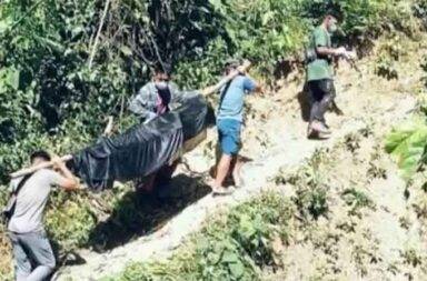 အိန္ဒိယ နယ်စပ် စစ်ရှောင်စခန်းတွင် ဝမ်းရောဂါကြောင့် ၅ ဦး သေဆုံး သတင်းနှင့် မီဒီယာ ကွန်ရက်။ ၂၀၂၅ ခုနှစ်၊ နိုဝင်ဘာလ ၁၃ ရက်။ မြန်မာ - အိန္ဒိယ နယ်စပ် ပလက်ဝဒေသက စစ်ဘေးရှောင်များ နေထိုင်သည့် စစ်ရှောင်စခန်းများတွင် ဝမ်းရောဂါ ပြန့်ပွားမှုများ ဖြစ်နေပြီး ကလေးငယ်များ အပါအဝင် သေဆုံးသူ ၅ ဦးအထိရှိလာပြီ ဖြစ်သည်။ ချင်းပြည်၊ ပလက်ဝနှင့် ဆမီးမြို့နယ်တို့မှ စစ်ဘေးရှောင် ၅၀၀ ကျော် ခိုလှုံရာ အိန္ဒိယ-မြန်မာနယ်စပ်၊ မီဇိုရမ် ပြည်နယ်၊ လောင်တလိုင်ခရိုင်ရှိ ကာကီကျေးရွာ အပါအဝင် စခန်းသုံးခု တွင် နိုဝင်ဘာလဆန်းပိုင်းမှစ၍ ဝမ်းပျက် ဝမ်းလျှော ကူးစက်ရောဂါ ပြန့်ပွားနေခြင်း ဖြစ်သည်။ အဆိုပါ ဝမ်းပျက်ဝမ်းလျှောရောဂါကြောင့် သေဆုံးသူ စုစုပေါင်း ၅ ဦးအထိ ရှိလာပြီဖြစ်ကြောင်း စခန်း တာဝန်ရှိ သူများနှင့် ကူညီထောက်ပံ့ရေးအဖွဲ့တို့က ပြောသည်။ နိုဝင်ဘာလ ၁၂ ရက်နေ့ အတည်ပြုချက်အရ သေဆုံးသူများထဲ၌ အသက် ၁၄ နှစ်အရွယ် ကလေး အပါအဝင် အမျိုးသမီး၊ အမျိုးသားနှင့် သက်ကြီးရွယ်အိုများ ပါဝင်သည်။ စစ်ဘေးရှောင်များနှင့် ဒေသခံများ သေဆုံးမှုမှာ နိုဝင်ဘာ ၄ ရက်နေ့၊ ၉ ရက်နေ့၊ ၁၀ ရက်နေ့၊ ၁၁ ရက်နေ့နှင့် ၁၂ ရက်နေ့များတွင် ဆက်တိုက် ဖြစ်ပွားခဲ့ခြင်းဖြစ်သည်။ ရောဂါလက္ခဏာများမှာ အန်ခြင်း၊ ဝမ်းလျှောခြင်း (အထက်လှန်အောက်လျှော) များ ပြင်းထန်စွာဖြစ်ပွားပြီး လက်နှင့်ခြေထောက်များ ပိန်လှီခြောက်ကပ် သွားသည်အထိ ဖြစ်နေကြောင်း ရောဂါကူးစက်ခံရသူများနှင့် နီးစပ်သူများက ဆိုသည်။ Paletwa IDPs and Humanitarian Supporting အဖွဲ့ တာဝန်ခံ ဆလိုင်းစိုးသန်း က “ဝမ်းရောဂါ စုစုပေါင်း ဆိုရင်တော့ ကမ့် (Camp) သုံးခုဖြစ်တယ်။ အဆိုးဝါးဆုံးနေရာကတော့ အဲ့ဒီ ကာကီစစ်ရှောင်စခန်း ဖြစ်တယ် ပေါ့နော်။ ဖြစ်တာကတော့ ၈ ရက်နေ့ကတည်းကနေ သူတို့ နည်းနည်းစီဖြစ်ကြတယ်။ ဒါပေမဲ့ ဆိုးဝါးတာက ၉ ရက်နေ့၊ ၁၀ ရက်နေ့၊ ၁၁ ရက်နေ့ပေါ့နော်။ အဲ့ဒီသုံးရက်က ပိုပြီးမှ ကူးစက်မှုတွေလည်း များလာပြီးမှ ပိုဆိုးတဲ့ အနေအထားရှိတယ်” ဟု ပြောသည်။ ကာကီစခန်း၊ တွီဒင်းစခန်းနှင့် လောင်းပဆူးစခန်းတို့တွင် လက်ရှိ ရောဂါခံစားနေရသူ စုစုပေါင်း ၃၆ ဦးခန့် ရှိပြီး၊ ရောဂါဖြစ်ပွားရခြင်းမှာ သောက်သုံးရေ မသန့်ရှင်းမှု ကြောင့် ဖြစ်နိုင်သည်ဟု စခန်းတာဝန်ရှိသူများက ယူဆထား သည်။ လက်ရှိတွင် စစ်ရှောင်စခန်းများ၌ ဆေးဝါးလုံလောက်မှု မရှိခြင်းနှင့် ကျန်းမာရေး စောင့်ရှောက်မှု လုံလောက်မှု မရှိခြင်း တို့ကြောင့် ကူးစက်ရောဂါကို ထိန်းချုပ်နိုင်ခြင်းမရှိသေးဘဲ ကူးစက်သူ ဆက်လက်တိုးပွားနေသည်။ “လက်တလောရဲ့ ဖြစ်တဲ့ ဒီစိုးရိမ်စရာဖြစ်တဲ့ ဒီဆေးဝါးလုံလောက်မှု ရနိုင်ဖို့အတွက်တော့ ကျနော်တို့ လိုချင်တာ ပေါ့နော်။ ဘယ်အတိုင်းအတာ အထိ ရင်ဆိုင်ရဦးမှာ ဆိုတာတော့ ပြောလို့မရသေးဘူး။ အခုက ဒီ ထိန်းနိုင်တဲ့ အနေအထား မဟုတ်သေးဘူး။ ထပ်တိုးတွေလည်း ရှိတဲ့အခါကျတော့ ဒီကျန်းမာရေး စောင့်ရှောက်မှု အတွက် တော့ အရေးပေါ် လိုအပ်တယ်လို့တော့ ဒါ ပြောချင်ပါတယ်” ဟု ဆလိုင်းစိုးသန်းက ဆက်ပြောသည်။ ဒေသတွင်း လမ်းပန်းဆက်သွယ်ရေး ခက်ခဲမှုများကြောင့် ရောဂါဖြစ်ပွားသူများ ဆေးကုသမှုခံယူရန် အလွန်ခက်ခဲ နေပြီး၊ ရောဂါကူးစက်မှုကို ဟန့်တားနိုင်ရန်အတွက် ကျေးရွာလူငယ်အဖွဲ့က ကာကီကျေးရွာကို Lockdown ချထားကာ ကျန်းမာရေးဌာနမှအပ မည်သူမျှ ဝင်ထွက်သွားလာခွင့် မပြုထားကြောင်း ဆိုသည်။  