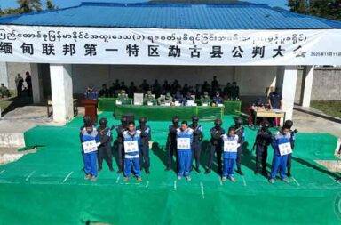 ရာဇဝတ်မှုကြီးများ ကျူးလွန်သူ ၃ ဦးကို မုံးကိုးတွင် သေဒဏ် စီရင် သတင်းနှင့် မီဒီယာ ကွန်ရက်။ ၂၀၂၅ ခုနှစ်၊ နိုဝင်ဘာလ ၁၃ ရက်။ မုံးကိုးခရိုင်တွင် လူသတ်မှုနှင့် မုဒိမ်းမှုကျူးလွန်သူ ၅ ဦးအား ပြစ်ဒဏ်ချမှတ်ခဲ့ရာ သုံးဦးအား သေဒဏ် စီရင်လိုက် သည်ဟု The Kokang (ကိုးကန့် သတင်းကွန်ရက်)က ထုတ်ပြန်သည်။ ကိုးကန့်တပ် MNDAA/MNTJP ၏ တရားစီရင်ရေး အဖွဲ့သည် ဒေသတွင်း တရားဥပဒေစိုးမိုးရေးနှင့် ရာဇဝတ် မှုများကို တင်းတင်းကျပ်ကျပ် ထိန်းချုပ်ရန် ရည်ရွယ်၍ နိုဝင်ဘာလ ၁၁ ရက်နေ့တွင် မုံးကိုးခရိုင်၌ လူထုတရား စီရင်ပွဲကို ကျင်းပခဲ့ခြင်း ဖြစ်သည်ဟု အထူးဒေသ (၁) က ဆိုသည်။ အဆိုပါ တရားစီရင်ပွဲတွင် ကြီးလေးသော ရာဇဝတ်မှုကျူးလွန်သူ ၅ ဦးအား ပြစ်ဒဏ်ချမှတ်ခဲ့ပြီး၊ ၎င်းတို့အနက် လူသတ်မှုကျူးလွန်သူ ၃ ဦးကို သေဒဏ် စီရင်ခဲ့သည် ဟု The Kokang (ကိုးကန့် သတင်းကွန်ရက်)က မှ နိုဝင်ဘာလ ၁၂ ရက်နေ့တွင် ထုတ်ပြန်သည်။ နိုဝင်ဘာလ ၁၁ ရက်နေ့၊ နံနက် ၈ နာရီတွင် မုံးကိုးမြို့နယ် (၄) လမ်း ဘောလုံးကွင်း၌ ကျင်းပသော အခမ်းအနား သို့ တရားစီရင်ရေး အဖွဲ့အစည်းများနှင့် အုပ်ချုပ်ရေး အကြီးအကဲများ တက်ရောက်ခဲ့ကြပြီး၊ ဒေသခံပြည်သူများ က တရားစီရင်မှုကို တက်ရောက်ခဲ့ကြသည်။ မုံးကိုးခရိုင် ပါတီကော်မတီအတွင်းရေးမှူး Mr. Li Zhi Mao က “ဤကိစ္စနှင့်ပတ်သက်၍ MNTJP ပါတီဗဟို ကော် မတီ၏ သဘောထားမှာ တင်းကျပ်ပြီး၊ ဥပဒေအရ အမြန်ဆုံးနှင့် အပြင်းထန်ဆုံး အရေးယူရမည် ဖြစ်ကာ ပြည်သူလူထုအား အေးချမ်းသာယာသော လူမှုပတ်ဝန်းကျင် တစ်ရပ်ကို ပြန်လည် ပေးအပ်ရန် ခိုင်မာစွာရပ် တည်ကြောင်း” ဟု ပြောသည်။ အထူးဒေသအတွင်း လူသတ်မှု၊ ကလေးသူငယ် မုဒိမ်းကျင့်မှုကဲ့သို့သော ပြင်းထန်သည့်အမှုများ ကြိမ်ဖန်များစွာ ဖြစ်ပွားနေသည်ဟုလည်း မုံးကိုးခရိုင် ပါတီကော်မတီအတွင်းရေးမှူး Mr. Li Zhi Mao က ထောက်ပြပြောဆို ခဲ့သည်။ ရည်ရွယ်ချက်ရှိရှိ လူသတ်မှုများ ကျူးလွန်ခဲ့သည့် အသက် ၄၈ နှစ်အရွယ် Mr. Li Xiao Liang၊ အသက် ၄၂ နှစ်အရွယ် Mr. Jin Lao Er နှင့် အသက် ၂၈ နှစ်အရွယ် ကိုဇော်ထက်တို့အား သေဒဏ် ချမှတ်ခဲ့ပြီး ၎င်းတို့၏ ကိုယ်ပိုင်ပစ္စည်းအားလုံးကို ပြည်သူပိုင်သိမ်းဆည်းရန် စီရင်ခဲ့သည်။ အလားတူ ကလေးသူငယ်အား မုဒိမ်းကျင့်မှု ကျူးလွန်ခဲ့သူ အသက် ၄၃ နှစ်အရွယ် ကိုဝင်းထွန်း အား ထောင်ဒဏ် ၁၀ နှစ် ချမှတ်ခဲ့သည်။ ထို့အပြင် ရည်ရွယ်ချက်ရှိရှိဖြင့် ထိခိုက်မှုကို ကျူးလွန်သူ အသက် ၁၈ နှစ်မပြည့်သေးသည့် ကိုဟိန်းထက်ပိုင် ကိုလည်း ထောင်ဒဏ် ၁၄ နှစ် ချမှတ်ခဲ့သည်။ စီရင်ချက်များ ကြေညာပြီးနောက်၊ သေဒဏ်ချမှတ်ခံရသူ သုံးဦးအား တရားစီရင်ရေးအရာရှိများက ဥပဒေနှင့် အညီ သေဒဏ်စီရင်ရာနေရာသို့ ခေါ်ဆောင်သွားခဲ့သည်။ ခေါ်ဆောင်သွားစဉ်တွင် မုံးကိုးမြို့၏ အဓိကလမ်းမများမှ ဖြတ်သန်းပြသခဲ့သည်ဟု ထုတ်ပြန်သည်။ လူထုရှေ့မှောက် တရားစီရင်ခြင်းဖြင့် ဥပဒေ၏ အခွင့်အာဏာကို လူတိုင်းနားလည်စေရန် ရည်ရွယ်ကြောင်း မုံးကိုးခရိုင် ပါတီကော်မတီအတွင်းရေးမှူး Mr. Li Zhi Mao က ပြောဆိုခဲ့သည်။ အထူးဒေသ (၁) အနေဖြင့် ယခုကဲ့သို့ လူထုတရားစီရင်ပွဲကို ဒေသတွင်းနှင့် လားရှိုးမြို့တို့တွင် လေးကြိမ် ကျင်းပခဲ့ပြီးဖြစ်ကြောင်း The Kokang (ကိုးကန့် သတင်းကွန်ရက်)၏ ထုတ်ပြန်ချက်များတွင် ဖော်ပြသည်။ ဤပြစ်ဒဏ် စီရင်ပုံမှာ ကပ်လျက်ရှိ တရုတ်နိုင်ငံ၏ ပြစ်ဒဏ် စီရင်ပုံနှင့် ဆင်တူသည်။  