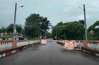 ထားဝယ်ခရိုင် ကမြောကင်း တံတားဂိတ် စစ်ဆေးရေး တင်းကြပ် သတင်းနှင့် မီဒီယာ ကွန်ရက်။ ၂၀၂၅ ခုနှစ်၊ နိုဝင်ဘာလ ၁၄ ရက်။ ထားဝယ်ခရိုင်၌ တိုက်ပွဲဖြစ်ပွားပြီးနောက် ကမြောကင်းတံတားဂိတ် စစ်ဆေးရေး တင်းကျပ်လိုက်သည်ဟု ဒေသခံများက ပြောသည်။ ထားဝယ်ခရိုင်၊ လောင်းလုံးမြို့နယ်အတွင်း တိုက်ပွဲ ဖြစ်ပွားခဲ့ပြီးနောက် ကမြောကင်းတံတား စစ်ဆေးရေးဂိတ် တွင် စစ်ကော်မရှင် တပ်ဖွဲ့ဝင်များက စစ်ဆေးနေမှုများကို ပြန်လည်တင်းကျပ်လိုက် သဖြင့် ခရီးသွားလာသူများ အခက်အခဲနှင့် ရင်ဆိုင်နေရကြောင်း ဒေသခံများက ပြောသည်။ လောင်းလုံးမြို့နယ်၊ ညင်းမော်ကျေးရွာ ၌ စစ်ကော်မရှင်တပ်နှင့် ပြည်သူ့ကာကွယ်ရေး ပူးပေါင်းတပ်ဖွဲ့တို့အကြား နိုဝင်ဘာလ ၁၂ ရက်နေ့က တိုက်ပွဲပြင်းထန်စွာ ဖြစ်ပွားခဲ့သည့်အတွက် စစ်ဆေးရေးဂိတ်၏ လုံခြုံရေးကို ယခုကဲ့သို့ တင်းကျပ်လိုက်ခြင်းဖြစ်သည်။ စစ်ဆေးမှုများ တင်းကျပ်လာသည့်နောက်ပိုင်းတွင် လောင်းလုံးနှင့် ရေဖြူမြို့နယ်များဘက်မှ လာရောက်ကြသည့် ခရီးသွားများမှာ ကမြောကင်း တံတားဂိတ်ရှေ့သို့ မရောက်မီ ဆိုင်ကယ်၊ စက်ဘီးများကို ဆင်းတွန်းကြရပြီး၊ သုံးဘီးယာဉ်နှင့် ကားပေါ်လိုက်ပါလာသည့် ခရီးသည်များမှာလည်း ယာဉ်ပေါ်မှဆင်း၍ လမ်းလျှောက်၍ အစစ်ဆေးခံနေရသည် ဟု ဆိုသည်။ ခရီးသွားလာသူ အမျိုးသားတစ်ဦးက လက်ရှိအခြေအနေနှင့် ပတ်သက်ပြီး “နိုဝင်ဘာ ၁၂ရက်နေ့ နေ့လယ်ပိုင်း ကတည်းက စစ်ဆေးမှုတွေ ပြန်လုပ်လာတာ လူကြီးလူငယ် ကျောင်းသားတွေပါမကျန် အကုန်လုံးကို စစ်ဆေး နေတာ၊ မှတ်ပုံတင်ရော ခရီးသွားထောက်ခံစာတွေပါ အကုန်တောင်းပြီး စစ်တာ” ဟု ပြောသည်။ ၎င်းက ကမြောကင်းတံတားဂိတ်ရှိ စစ်ကော်မရှင်တပ်ဖွဲ့မှ ယခင်က စစ်ဆေးမှုများကို အတန်အသင့် ဖြေလျှော့ ပေးထားခဲ့သော်လည်း ယခုအခါ ပြန်လည် တင်းကျပ်လိုက်ခြင်းဖြစ်ကြောင်းလည်း ထပ်လောင်းပြောဆိုခဲ့သည်။ ညင်းမော်ကျေးရွာ တိုက်ပွဲကြောင့် အနီးဝန်းကျင်ရှိ ကျေးရွာ လေးရွာထက်မနည်း မှ ဒေသခံပြည်သူများသည် ၎င်းတို့၏ နေရပ်များကို စွန့်ခွာ၍ ထွက်ပြေးတိမ်းရှောင်နေကြရသည်။ တိုက်ပွဲ ဖြစ်ပွားပြီးနောက် စစ်ကော်မရှင် တပ်ဖွဲ့ဝင်များက ဒေသခံပြည်သူပိုင် နေအိမ်နှစ်ဆောင်နှင့် ဆိုင်ကယ် သုံးစီးကိုပါ မီးရှို့ဖျက်ဆီးခဲ့သေးကြောင်း မြေပြင် သတင်းအရင်းအမြစ်များက ဆိုသည်။ တိုက်ပွဲဖြစ်ပွားရာ ဒေသများမှ ရွာသားများ မြို့ပေါ်နေရာများသို့ တိမ်းရှောင်မှု များလာခြင်းကြောင့် စစ်ဆေးရေးဂိတ်များတွင် စစ်ဆေးမှု တင်းကျပ်လာခြင်း ဖြစ်နိုင်သည်ဟု ဒေသခံများက သုံးသပ်ကြသည်။  