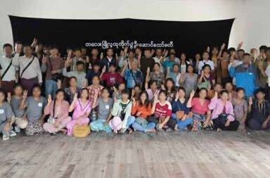 ရွေးကောက်ပွဲသည် ထောင်ချောက်သာဖြစ်ဟု ကလေးမြို့ လူထု တိုက်ပွဲ ကော်မတီ ပြော သတင်းနှင့် မီဒီယာ ကွန်ရက်။ ၂၀၂၅ ခုနှစ်၊ နိုဝင်ဘာလ ၁၄ ရက်။ စစ်ကော်မရှင်၏ ရွေးကောက်ပွဲသည် ‘နိုင်ငံရေးထောင်ချောက်’ သက်သက်သာဖြစ်ဟု ကလေးမြို့လူထုတိုက်ပွဲ ဦးဆောင်ကော်မတီ ကြေညာလိုက်သည်။ စစ်ကိုင်းတိုင်း၊ ကလေးမြို့လူထုတိုက်ပွဲ ဦးဆောင်ကော်မတီ (KPSSC) က စစ်ကော်မရှင်က ကျင်းပပြုလုပ်မည့် ရွေးကောက်ပွဲသည် စစ်ရာဇဝတ်မှုများကို ဖုံးကွယ်ရန်နှင့် နိုင်ငံတကာ အသိအမှတ်ပြုမှု ရရှိရန် ကြိုးပမ်းနေခြင်း သာ ဖြစ်ကြောင်း ထုတ်ဖော်ပြောကြားပြီး ယင်းရွေးကောက်ပွဲကို ‘နိုင်ငံရေးထောင်ချောက်’ သက်သက်အဖြစ် ရှုမြင်ကြောင်း သဘောထား ကြေညာချက်တစ်စောင်ကို ထုတ်ပြန်လိုက်သည်။ KPSSC မှ ပထမဆုံးအကြိမ် လူထုတိုက်ပွဲညီလာခံကို လွတ်မြောက်နယ်မြေ တစ်နေရာတွင် အောက်တိုဘာလ ၁၁ ရက်နေ့က ကျင်းပခဲ့ပြီးနောက် ယခုကဲ့သို့ သဘောထားကို ထုတ်ပြန်ခြင်းဖြစ်သည်။ ကော်မတီအဖွဲ့ဝင်တစ်ဦးက စစ်ကော်မရှင်၏ ရွေးကောက်ပွဲအပေါ် ၎င်းတို့၏ သုံးသပ်ချက်ကို အောက်ပါအတိုင်း ရှင်းပြသည်။ “အခုဒီဇင်ဘာလကနေ စတင်ပြီးတော့ စစ်ကောင်စီကနေ ပြုလုပ်မယ့် ရွေးကောက်ပွဲဟာ ကျနော်တို့ မြန်မာ နိုင်ငံရဲ့ သမိုင်းအဆက်ဆက်မှာ ဒီစစ်အာဏာရှင် အပါအဝင် စစ်အုပ်စုတွေရဲ့ နိုင်ငံရေးထွက်ပေါက် အဖြစ် လုပ် တယ်ဆိုတာ သာဓက ရှိထားပြီးပြီပေါ့။ ထိုနည်းတူစွာ အခု မင်းအောင်လှိုင် ဦးဆောင်တဲ့ ဒီစစ်အုပ်စု ပြုလုပ်မယ့် ရွေးကောက်ပွဲကလည်း ထွက်ပေါက်မဟုတ်ဘူး နိုင်ငံရေးအရ စကစရဲ့ ထောင်ချောက်သက်သက်သာ ဖြစ်တယ် ဆိုတာကို ကျနော်တို့ ဆွေးနွေးပြီးတော့ နိုင်ငံရေး ထောင်ချောက်ဆိုပြီးတော့ ပြည်သူလူထုရဲ့ သဘောထားကို တင်ပြပြီးတော့ ကြေညာချက် ထုတ်ပြန်ရတာ ဖြစ်ပါတယ်” ဟု ပြောသည်။ စစ်ကော်မရှင်တပ်သည် ၎င်းတို့၏ ရွေးကောက်ပွဲကို အကောင်အထည် ဖော်နိုင်ရေး အတွက် တော်လှန်ရေး အဖွဲ့များ ထိန်းချုပ်ထားသည့် နေရာများကို ပြန်လည် စိုးမိုးထိန်းချုပ်ရန်၊ နယ်မြေချဲ့ထွင်ရန်အတွက် အပြင်းအထန် ကြိုးပမ်းနေကြောင်း KPSSC က ဆိုသည်။ ထိုသို့ ကြိုးပမ်းရာတွင် နေ့စဉ်နှင့်အမျှ လက်နက်ကြီး၊ လေကြောင်းဗုံးကြဲတိုက်ခိုက်မှု၊ အင်အားအလုံးအရင်းဖြင့် စစ်ကြောင်းထိုးမှုများ ပြုလုပ်နေပြီး စစ်ရာဇဝတ်မှုများလည်း ကျူးလွန်နေသည်ဟု ထုတ်ပြန်ချက်တွင် ဖော်ပြ သည်။ စစ်ကော်မရှင်၏ အပူတပြင်း ကြိုးပမ်းမှုကြောင့် ပြည်သူလူထုမှာ ရှောင်လွဲ၍မရသော အခြေအနေကို ကြုံတွေ့နေရကြောင်းလည်း ကော်မတီအဖွဲ့ဝင်တစ်ဦးက အောက်ပါအတိုင်း သုံးသပ်သည်။ “ရွေးကောက်ပွဲ ဖြစ်လာခဲ့ရင် ဆိုတာထက် စကမဘက်ကနေ ရွေးကောက်ပွဲ မဖြစ်ဖြစ်အောင် အင်မတန်မှ အပူတပြင်း ကြိုးပမ်းနေတယ်။ ဒီလိုအနေအထားမျိုးမှာ ပြည်သူအနေနဲ့ ရှောင်လွှဲလို့မရတဲ့ အနေအထားကို ကြုံတွေ့လာရမှာ ဖြစ်တယ်“ ဟု ပြောသည်။ ကလေးမြို့ လူထုတိုက်ပွဲ ဦးဆောင်ကော်မတီ အနေဖြင့် တရားမျှတမှု၊ လွတ်လပ်မှု၊ ပွင့်လင်းမြင်သာမှု လုံးဝကင်းမဲ့သည့် စစ်ကော်မရှင်၏ ရွေးကောက်ပွဲကို ပြည်သူတစ်ရပ်လုံးနှင့်အတူ အကြွင်းမဲ့ဆန့်ကျင် တိုက်ဖျက် သွားမည် ဟု ထုတ်ပြန်ချက်တွင် ဖော်ပြထားသည်။ ကလေးမြို့ဒေသခံများ၏ ရွေးကောက်ပွဲ အပေါ် သဘောထားနှင့် ပတ်သက်ပြီး KPSSC အဖွဲ့ဝင်တစ်ဦးက ကလေးဒေသသည် လက်နက်ရေးရာနှင့် လူထုတိုက်ပွဲရေးရာ နှစ်ခုစလုံးတွင် အားကောင်းသော ဒေသဖြစ်သည့် အတွက် စစ်ကော်မရှင်၏ အဓိကပစ်မှတ်ထား နှိမ်နင်းခြင်းကို ခံနေရကြောင်း ရှင်းပြခဲ့သည်။ “ဒီလိုအနေအထားမှာ လူထုလွတ်မြောက်ရေး အတွက် အားကောင်းကောင်းနဲ့ လှုပ်ရှားနိုင်ဖို့ဆိုရင် ကျနော်တို့ ကလေးဒေသခံ ပြည်သူလူထု တစ်ရပ်လုံးက ရွေးကောက်ပွဲကို အပြတ်သားဆုံး၊ အရှင်းလင်းဆုံး ဆန့်ကျင် ကြောင်း သဘောထားဖြစ်တယ်” ဟု ၎င်းက ပြောသည်။ ထို့အပြင် KPSSC က ကလေးမြို့အခြေပြု တော်လှန်ရေး အဖွဲ့အစည်းများ အနေဖြင့်လည်း ပြည်သူတစ်ဦးချင်းစီ ယုံကြည်အားကိုးနိုင်သည့် ပြည်သူ့သားကောင်းပီသစွာ ပြုမူနေထိုင်ရန် လိုအပ်ပြီး ယင်းသို့ဖြစ်စေရန် သက်ဆိုင် ရာ တာဝန်ရှိသူများမှ ကြီးကြပ်ပေးရန်လည်း တိုက်တွန်းထားသည်။ ကော်မတီသည် တော်လှန်ရေး အဆုံးသတ် ပန်းတိုင်အထိ ဆက်လက် ချီတက်သွားမည်ဟုလည်း အတိအလင်း ထုတ်ပြန်ထားသည်။ ဓာတ်ပုံ - ပေးပို့ (ကလေးမြို့ လူထုတိုက်ပွဲ ဦးဆောင်ကော်မတီ - KPSSC)  