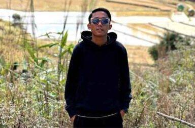  တော်လှန်ရေး သမားဟန်ဆောင်ကာ လူ ၆၀ ကျော်ကို ငွေလိမ်သူ ဖမ်းမိ သတင်းနှင့် မီဒီယာ ကွန်ရက် ၂၀၂၅ ခုနှစ်၊ နိုဝင်ဘာလ ၁၄ ရက်။ ကရင်နီ (ကယား) ပြည်တွင် တော်လှန်ရေး ရဲဘော်ဟန်ဆောင်ကာ လူအယောက် ၆၀ ကျော်ကို ငွေကြေး လိမ်လည်သူကို ဖမ်းမိထားသည်ဟု ကရင်နီပြည် ရဲတပ်ဖွဲ့ (KSP) က ပြောသည်။ ကရင်နီပြည်ရှိ လွတ်မြောက်နယ်မြေများနှင့် စစ်ဘေးရှောင်စခန်းများတွင် လူအယောက် ၆၀ ကျော်ထံမှ တော်လှန်ရေး ရန်ပုံငွေနှင့် စစ်ဘေးရှောင် ထောက်ပံ့ကြေးများကို လိမ်လည်ယူခဲ့သူဟု သံသယရှိသူတစ်ဦးကို ကရင်နီပြည် ရဲတပ်ဖွဲ့ (KSP) က နိုဝင်ဘာလ ၁၃ ရက်နေ့တွင် ဖမ်းဆီးရမိခဲ့ကြောင်း အဖွဲ့တာဝန်ရှိသူများက ပြောသည်။ ဖမ်းဆီးခံရသူမှာ အသက် ၂၅ နှစ်ဝန်းကျင်အရွယ် ကိုဆုပြည့်အောင် ဖြစ်ပြီး ၎င်းသည် အွန်လိုင်းစလော့ဂိမ်း (လောင်းကစားဂိမ်း) ကို စွဲလမ်းကာ ဘောလုံးပွဲ၊ ၂ လုံး၊ ၃ လုံး စသည့် လောင်းကစားများကိုလည်း ပြုလုပ်နေသူ ဖြစ်ကြောင်း KSP ၏ စစ်ဆေးမှုမှတ်တမ်းများတွင် ဖော်ပြသည်။ KSP မှ ဒုရဲချုပ် ကိုဘိုဘို က ဖမ်းဆီးစစ်ဆေးမှုအခြေအနေနှင့် ပတ်သက်၍ “သူလိမ်တာက တစ်မျိုးတည်း မဟုတ်ဘူးပေါ့။ လိမ်လည်မှု အမျိုးမျိုးပါတယ်။ လိမ်တာက ပုဒ်မတစ်မျိုးတည်း မဟုတ်ဘူး။ သူပိုက်ဆံချေး ပြီးတော့မှ အလွဲသုံးစားလုပ်တာ ရှိတယ်။ ယုံကြည်အပ်နှံရေး ဖောက်ဖျက်တာတို့ ဘာတို့ အများကြီးပဲ။ အဲ့ဒါ တွေ ပေါ်ပေါက်တဲ့ အပေါ် မူတည်ပြီးတော့မှ မေးရမှာ များတယ်ပေါ့နော်။ အခုချက်ချင်းတော့ အဖြေမထုတ်နိုင် သေးဘူး။ စခန်းမှာတော့ စစ်ဆေးမေးမြန်းတာတွေ လုပ်နေတယ်ဗျ” ဟု ပြောသည်။ ကရင်နီပြည်ကြားကာလ အုပ်ချုပ်ရေးကောင်စီ (IEC) က ထုတ်ပြန်ထားသည့် လောင်းကစား ဥပဒေအရ စလော့ဂိမ်း အသုံးပြု၍ လောင်းကစားပြုလုပ်သူများအား ပြစ်မှုဆိုင်ရာ ဥပဒေအရ ထောင်ဒဏ် ၆ လမှ ၃ နှစ်အထိ ချမှတ်နိုင်သည်ဟု ဆိုသည်။ သို့သော်လည်း ကိုဆုပြည့်အောင် ကျူးလွန်ခဲ့သည့် ပြစ်မှုများမှာ များပြားရှုပ်ထွေးသဖြင့် အပြစ်ဒဏ်ကို ယခု ချက်ချင်း ခန့်မှန်းရန် ခက်ခဲကြောင်း ဒုရဲချုပ် ကိုဘိုဘိုက ဆက်ပြောသည်။ “ဘယ်လောက်ကျမယ် ဆိုတာတော့ ယေဘုယျပြောလို့ မရဘူး။ လိမ်လည်မှုဆိုရင် ဘယ်လောက်ကျမယ် ဆိုတာ မျိုး မရှိဘူး။ လိမ်လည်မှုအတွက် ပုဒ်မကတော့ အများကြီးပေါ့နော်။ သူဘယ်လိုလိမ်လဲ ဆိုတဲ့အပေါ် မူတည်ပြီး တော့မှ ပုဒ်မတွေ ကွဲသွားတယ်။ လိမ်တဲ့ ဒီဂရီအပေါ် မူတည်ပြီးတော့ တရားသူကြီးက သူ့ဟာနဲ့သူ တရားရုံးမှာ သူ့အပြစ်အပေါ် မူတည်ပြီးတော့မှ ထောင်ဒဏ်ငွေဒဏ် ချမှတ်ရမှာပေါ့နော်။” KSP အနေဖြင့် ယခုဖြစ်စဉ်သည် ပထမဆုံးအကြိမ်မဟုတ်ဘဲ တော်လှန်ရေး ၅ နှစ်နီးပါးကာလအတွင်း ငွေကြေး လိမ်လည်သူများစွာကို ဖမ်းဆီးစစ်ဆေးခဲ့ဖူးသည်ဟု ဆိုသည်။ ၂၀၂၁ ခုနှစ်၊ ဩဂုတ်လ ၅ ရက်နေ့၌ စတင်ဖွဲ့စည်းခဲ့သည့် KSP သည် ၄ နှစ်ကျော်ကာလအတွင်း ရဲစခန်း ၁၇ ခုနှင့် ရဲကင်း ၂၀ နီးပါးအထိ တိုးချဲ့နိုင်ခဲ့ပြီးဖြစ်ရာ ပြည်သူများအနေဖြင့်လည်း ရဲတပ်ဖွဲ့အား ဆက်လက် ယုံကြည်မှု ပေးကြရန် ဒုရဲချုပ် ကိုဘိုဘိုက တောင်းဆိုထားသည်။  