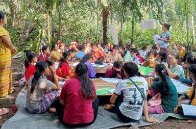 ကျောင်း ဆရာ/မများအား ထောက်ပံ့ရန် ထိုင်းဘတ်ငွေ သန်း ၅၀ အရေးပေါ်လိုအပ် သတင်းနှင့် မီဒီယာ ကွန်ရက်။ ၂၀၂၅ ခုနှစ်၊ နိုဝင်ဘာလ ၁၄ ရက်။ ကော်သူးလေဒေသရှိ ကျောင်းဆရာ၊ ဆရာမ ၁ သောင်းကျော်အတွက် ထောက်ပံ့ကြေးပံ့ပိုးရန် ထိုင်းဘတ်ငွေ သန်း ၅၀ အရေးပေါ်လိုအပ်နေသည်။ ကရင်ပြည်အတွင်းရှိ ကော်သူးလေဒေသတွင် တာဝန်ထမ်းဆောင်နေကြသည့် ကျောင်းဆရာ၊ ဆရာမများ အတွက် ၂၀၂၅ - ၂၀၂၆ ပညာသင်နှစ်၏ နှစ်စဉ်ထောက်ပံ့ကြေးများ ပံ့ပိုးပေးနိုင်ရန် အရေးပေါ်ရန်ပုံငွေ ထိုင်း ဘတ်ငွေ သန်း ၅၀ ခန့် လိုအပ်နေကြောင်း ကရင်ပညာရေး အဖွဲ့အစည်းများက ပြောသည်။ ကရင်ဆရာ၊ ဆရာမများအသင်း (KTWG) ၏ Communication and Advocacy တာဝန်ခံ နော်ဖောရှီးဝါး က “ဒီဆရာ ဆရာမတွေက ကော်သူးလေမှာရှိတဲ့ ကျောင်းစုစုပေါင်း ၁,၇၃၈ ကျောင်းရဲ့ ဆရာ၊ ဆရာမတွေ ဖြစ်ပါ တယ်။ ကျောင်းသား၊ ကျောင်းသူပေါင်း ၁၄၉,၇၂၀ ကို စာသင်ပေးနေရတဲ့ ဆရာ၊ ဆရာမတွေလည်း ဖြစ်ပါ တယ်။ ဒီစာသင်နှစ်မှာ ဆိုရင် ကျမတို့ KECD နဲ့ KTWG က ဒီဆရာ၊ ဆရာမတွေရဲ့ နှစ်စဉ်ထောက်ပံ့ငွေက ၈၁ သန်းကျော်ကျော်လောက်ပဲ ရှိသေးတယ်ပေါ့ နော်။ ဆိုတော့ သန်း ၅၀ လောက် လိုအပ်မှု ရှိနေသေးတယ်။ ရာခိုင်နှုန်းအနေနဲ့ ပြောရမယ်ဆိုရင်တော့ ၄၁ ရာခိုင်နှုန်း လိုအပ်နေသေးတယ်” ဟု ပြောသည်။ ကရင်ပညာရေးနှင့် ယဉ်ကျေးမှုဌာန (KECD) နှင့် ကရင်ဆရာ၊ ဆရာမများအသင်း (KTWG) တို့၏ အောက်တိုဘာ လ ၂၀ ရက်နေ့ ထုတ်ပြန်ချက်အရ ကော်သူးလေဒေသတစ်ဝန်းရှိ ကျောင်းပေါင်း ၁,၇၃၈ ကျောင်း မှ ဆရာ၊ ဆရာမ ၁၀,၈၈၀ ဦး အတွက် တစ်ဦးလျှင် ထိုင်းဘတ်ငွေ ၁၂,၀၀၀ ဘတ်နှုန်း ပံ့ပိုးရန် ရည်ရွယ်ထားသော်လည်း ရန်ပုံငွေမလုံလောက်မှုနှင့် ရင်ဆိုင်နေရသည်။ ဆရာ၊ ဆရာမများအတွက် နှစ်စဉ်ထောက်ပံ့ကြေး လုံးဝလွှမ်းခြုံနိုင်ရန်အတွက် စုစုပေါင်း ထိုင်းဘတ်ငွေ သန်း ၁၃၀ ဝန်းကျင် လိုအပ်သော်လည်း လက်ရှိတွင် ၅၉ ရာခိုင်နှုန်းသာ ရရှိထားပြီး ကျန်ရှိသည့် ၄၁ ရာခိုင်နှုန်း ကို အရေးပေါ်ဖြည့်ဆည်းရန် လိုအပ်နေသည်။ အကယ်၍ လိုအပ်သည့် ရန်ပုံငွေကို အချိန်မီ မရရှိပါက နှစ်စဉ်ထောက်ပံ့ကြေးငွေကို ဆရာ၊ ဆရာမများအားလုံး လွှမ်းခြုံနိုင်စေရန်အတွက် သိသိသာသာ လျှော့ချရမည့် အခြေအနေသို့ ရောက်ရှိနိုင်ကြောင်း KTWG က ပြောသည်။ နော်ဖောရှီးဝါးက “အဲ့ဒီလို လျှော့ချလိုက်ရတဲ့အတွက် ဆရာ၊ ဆရာမတွေရဲ့ motivation (စိတ်ဓာတ်ခွန်အား) ကို သွားပြီး ထိခိုက်စေတယ်။ မိသားစုရဲ့ စားဝတ်နေရေး အခက်အခဲရှိရင် ဆရာ၊ ဆရာမတွေလည်း စာသင်ခန်း ထဲမှာ အပြည့်အဝ အာရုံစူးစိုက်နိုင်မှာ မဟုတ်တော့ဘူး။ ဒါ့အပြင် ဆရာ၊ ဆရာမတွေကို ရေရှည် ဆက်လက် ထိန်းသိမ်းနိုင်ဖို့အတွက်လည်း အခက်အခဲတွေရှိလာနိုင်ပြီး ကလေးတွေရဲ့ ပညာရေးကိုပါ ထိခိုက်စေနိုင်ပါတယ်" ဟု ပြောသည်။  ကျောင်းဆရာ၊ ဆရာမအများစုမှာ ၎င်းတို့၏ မိသားစု စားဝတ်နေရေး၊ အခြေခံကျန်းမာရေးနှင့် ကလေးပညာရေး တို့အတွက် ဤနှစ်စဉ်ထောက်ပံ့ကြေးငွေကိုသာ မှီခိုနေကြရခြင်း ဖြစ်သည်။ ဘဏ္ဍာရေး အခက်အခဲအပြင် ကုန်ဈေးနှုန်း မြင့်တက်မှု၊ စစ်ကော်မရှင်တပ်၏ စာသင်ကျောင်း၊ ဘုရားကျောင်း၊ နေအိမ်နှင့် ဆေးပေးခန်းတို့ အထိပါ လေကြောင်းမှ ဗုံးကြဲ တိုက်ခိုက်မှုများကြောင့် လုံခြုံသည့်နေရာများသို့ ပြောင်းရွှေ့နေရခြင်းစသည့် စိန်ခေါ်မှုများနှင့်လည်း ရင်ဆိုင်နေကြရသည်။ နော်ဖောရှီးဝါးက ယခင်နှစ်များကလည်း ရန်ပုံငွေ မလုံလောက်မှုများ ရှိခဲ့ဖူးသော်လည်း မြို့နယ်နှင့် ခရိုင်များက စားစရိတ်နှင့် ခရီးစရိတ်များကို တတ်နိုင်သမျှ ကူညီခဲ့သည့်အတွက် အဆင်ပြေအောင် စီမံခန့်ခွဲနိုင်ခဲ့ကြောင်း ပြောသည်။ အရည်အသွေးကောင်းသည့် ပညာရေး လည်ပတ်နိုင်ရန်အတွက် ဆရာ/ဆရာမများ၊ သင်ထောက်ကူ ပစ္စည်းများ နှင့် နှစ်စဉ်ထောက်ပံ့ကြေးများ လုံလောက်စွာ ပံ့ပိုးပေးနိုင်ရန် အရေးပေါ်လိုအပ်နေသည့် ရန်ပုံငွေကို ဝိုင်းဝန်း ကူညီပေးကြပါရန် KECD နှင့် KTWG တို့က အလှူရှင်များနှင့် နိုင်ငံတကာအဖွဲ့အစည်းများထံ အလေးအနက် တောင်းဆိုထားသည်။ ဓာတ်ပုံ - (ပုံဟောင်း) ကရင်ဆရာ၊ ဆရာမများအသင်း (KTWG)