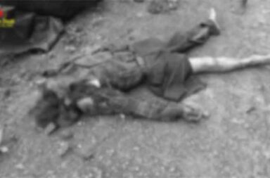 ရခိုင်တွင် စာသင်ကျောင်းနှင့် အရပ်သား ပစ်မှတ်များ ဗုံးကြဲခံနေရ သတင်းနှင့် မီဒီယာ ကွန်ရက်၊ ၂၀၂၅ ခုနှစ်၊ နိုဝင်ဘာလ ၁၈ ရက်။ ရခိုင်ပြည်တွင် စစ်ကော်မရှင်တပ်က လေကြောင်းမှ ဗုံးကြဲတိုက်ခိုက်မှု အရှိန်မြှင့်လုပ်နေပြီး စာသင်ကျောင်းနှင့် အရပ်သားပစ်မှတ်များ ဗုံးကြဲခံရသည်ဟု ဒေသခံများက ပြောသည်။ ရခိုင်ပြည်အတွင်း စစ်ကော်မရှင်တပ်၏ လေကြောင်းနှင့် လက်နက်ကြီး အသုံးပြု တိုက်ခိုက်မှုများမှာ အရေအတွက် များပြားလာနေပြီး နိုဝင်ဘာလ ၁၇ ရက်နေ့ တစ်ရက်တည်းမှာပင် စစ်တွေနှင့် ကျောက်ဖြူမြို့နယ် များတွင် လေကြောင်းတိုက်ခိုက်မှု ၅ ကြိမ်အထိ ပြုလုပ်ခဲ့ကြောင်း အာရက္ခတပ်တော် (AA) က ထုတ်ပြန်သည်။ အထူးသဖြင့် ကျောက်ဖြူမြို့နယ်အတွင်းရှိ စာသင်ကျောင်းတစ်ကျောင်းကို လေကြောင်းဗုံးကြဲပြီးနောက် အသေခံဒရုန်းဖြင့်ပါ ထပ်မံတိုက်ခိုက်ခဲ့သည့် ဖြစ်စဉ် သည် စစ်ကော်မရှင်တပ်၏ အရပ်သားများကို ပစ်မှတ်ထား တိုက်ခိုက်မှုများ ဆိုးရွားလာသည်ကို ပြသနေကြောင်း ဒေသခံများက ပြောဆိုသည်။ “စာသင်ကျောင်း၌ စာသင်ကြားနေကြသော ကျောင်းသား၊ ကျောင်းသူများမှာ အချိန်မီ ရွှေ့  ပြောင်းနိုင်ခဲ့၍ အသက်သေဆုံး၊ ဒဏ်ရာရမှု မရှိခဲ့သော်လည်း ၎င်းစာသင်ကျောင်းအနီးရှိ ဝက် (၂) ကောင် သေဆုံးခဲ့ကာ စာသင်ကျောင်း အဆောက်အအုံမှာ ထိခိုက်ပျက်စီးမှုများရှိခဲ့သည်” ဟု AA က ဆိုသည်။ AA ၏ ထုတ်ပြန်ချက်အရ စစ်ကော်မရှင်တပ်သည် နိုဝင်ဘာလ ၁၇ ရက်နေ့၊ ညနေ ၄ နာရီခွဲခန့်တွင် စစ်တွေမြို့ နယ်၊ အမြင့်ကျွန်းတံတားအနီး ကို Y-12 လေယာဉ်ဖြင့် ဗုံးအလုံး ၆၀ ခန့် ကြဲချခဲ့သည်။ ထို့အပြင် ကျောက်ဖြူမြို့နယ်ရှိ ကျောက်ကလေ၊ မင်းရပ်နှင့် လိပ်တင်ကျေးရွာများကိုလည်း အဆက်မပြတ် တိုက်ခိုက်ခဲ့သည်။ လူနေကျေးရွာများကို ပစ်မှတ်ထား တိုက်ခိုက်မှုများထဲတွင် ကျောက်ဖြူမြို့နယ်၊ လိပ်တင်ကျေးရွာ စာသင် ကျောင်းသည် အဆိုးဆုံး ဖြစ်စဉ်တစ်ခုအဖြစ် ပေါ်ထွက်ခဲ့သည်။ နေ့လယ်ပိုင်းတွင် လေကြောင်းမှ ဗုံးကြဲတိုက်ခိုက်ခဲ့ပြီး၊ မိနစ်ပိုင်းအကြာမှာပင် အသေခံဒရုန်း (Suicide Drone) တစ်စင်း ဖြင့် စာသင်ကျောင်းကို ထပ်မံ တိုက်ခိုက်ခဲ့သည်။ ကျောင်းသား၊ ကျောင်းသူများကို အချိန်မီ ရွှေ့ပြောင်းနိုင်ခဲ့ခြင်းကြောင့် လူအသေအပျောက်မရှိခဲ့သော်လည်း စာသင်ကျောင်းအဆောက်အအုံ ထိခိုက်ပျက်စီးခဲ့ရသည်ဟု AA က ဆိုသည်။ ထို့အပြင် ဇင်ချောင်းကမ်းခြေရှိ စစ်သင်္ဘော နှစ်စီးပေါ်ကနေလည်း လက်နက်ကြီးများဖြင့် မင်းရပ်နှင့် သံချောင်း ကျေးရွာများကို ပစ်ခတ်တိုက်ခိုက်ခဲ့သည်။ ဤဖြစ်စဉ်များ မတိုင်မီ နိုဝင်ဘာလ ၁၅ ရက်နေ့ကလည်း ရသေ့တောင်မြို့နယ်၊ ဘာထလေနှင့် နွားတင်းကုပ် ကျေးရွာတို့ကို လေယာဉ်ဖြင့် ပစ်ခတ်တိုက်ခိုက်ခဲ့ရာ အရပ်သား ၅ ဦး သေဆုံးပြီး ၆ ဦး ဒဏ်ရာရရှိခဲ့သည်။ စစ်ကော်မရှင်တပ်၏ လေကြောင်း တိုက်ခိုက်မှုများကြောင့် ဒေသခံများ၏ စိုးရိမ်မှုမှာ အမြင့်ဆုံးသို့ ရောက်ရှိ နေကြောင်း ကျောက်ဖြူဒေသခံတစ်ဦးက ပြောသည်။ ကျောက်ဖြူဒေသခံတစ်ဦးက “အရင်ကလို တိုက်ပွဲနယ်မြေမှာပဲ မဟုတ်တော့ဘူး။ အခုက လူနေတဲ့ရွာတွေ၊ စာသင်ကျောင်းတွေပါ ရည်ရွယ်ချက်ရှိရှိ ပစ်မှတ်ထားလာတာကို တွေ့နေရတယ်။ ဘယ်နေရာမှ လုံခြုံမှု မရှိတော့ဘူး။ လေယာဉ်သံကြားတာနဲ့ အသက်လုပြီး ပြေးနေရတာပဲ” ဟု ပြောသည်။ AA အနေဖြင့် စစ်ကော်မရှင်တပ်က ကျောက်ဖြူမြို့ရှိ အရပ်သားကျေးရွာများကို လေကြောင်း၊ လက်နက်ကြီး များဖြင့် ဆက်တိုက်တိုက်ခိုက်နေသည့်အတွက် ဒေသခံပြည်သူများကို လေကြောင်းရန်ကို အထူးသတိထား ကြရန် ထပ်မံ သတိပေးထားသည်။  