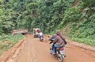 စစ်ကော်မရှင် တပ်များအား TNLA ခေါ်လာမည်ကို ဒေသခံများ စိုးရိမ်  သတင်းနှင့် မီဒိဘာ ကွန်ရက်။ ၂၀၂၅ ခုနှစ်၊ နိုဝင်ဘာလ ၂၀ ရက်။   ‘စစ်ကော်မရှင်တပ်အား TNLA က လုံခြုံရေးယူပေးရမည်’ ဟု သဘောတူထားသည် ဟူသော အတည်မပြုနိုင်သည့် သတင်းများကြောင့် မိုးကုတ် ဒေသခံများ ထိတ်လန့်ကာ ဘေးလွှတ်နိုင်မည့် နေရာများသို့ ဆက်တိုက် စစ်ဘေးရှောင်နေကြသည်။  မိုးကုတ်မြို့တွင် ဒေသခံပြည်သူများသည် တအာင်းအမျိုးသား လွတ်မြောက်ရေးတပ်မတော် (TNLA) နှင့် စစ်ကော်မရှင်တပ် (စကမ) တို့အကြား သဘောတူညီချက်များ ထွက်ပေါ်လာခြင်းကြောင့် စိုးရိမ်ပူပန်မှု မြင့်တက် နေသည်။   TNLA က စစ်ကော်မရှင်တပ်အား လုံခြုံရေးယူပေးကာ မြို့တွင်းသို့ ပြန်လည်ခေါ်ယူပေးရမည်ဟူသော အတည်မပြုနိုင်သည့် သတင်းများကြောင့် မိုးကုတ်မြို့ခံများမှာ စစ်ရှောင်နေကြရပြီး၊ ယခုတစ်ကြိမ် စစ်ရှောင်သူဦးရေမှာ မြို့သိမ်းတိုက်ပွဲ မဖြစ်ပွားမီက ရှောင်တိမ်းသူဦးရေထက် ပိုမိုများပြားလာကြောင်း ဒေသခံသတင်းရင်းမြစ်များက ပြောသည်။  PDF နှင့် နီးစပ်သည့် မြေပြင်အရင်းအမြစ်များ၏ ပြောဆိုချက်အရ TNLA နှင့် စစ်ကော်မရှင်တပ်တို့အကြား လားရှိုးမြို့တွင် ပြီးခဲ့သည့် နိုဝင်ဘာလ ၁၂ ရက်နေ့ခန့်က မိုးကုတ်မြို့မှ ဆုတ်ခွာရေးအတွက် တွေ့ဆုံဆွေးနွေးကာ သဘောတူ လက်မှတ်ရေးထိုးခဲ့ကြသည်ဟု သတင်းများထွက်ပေါ်နေသည်။  ထွက်ပေါ်နေသည့် သတင်းများအရ လာမည့် နိုဝင်ဘာလ ၃၀ ရက်နေ့တွင် TNLA မှ စစ်ကော်မရှင်တပ်အား လုံခြုံရေးယူပေး၍ မြို့တွင်းသို့ ခေါ်ဝင်လာရမည်ဖြစ်ပြီး၊ လမ်းခရီးတစ်လျှောက် ကျည်မပေါက်ရန်အတွက်လည်း TNLA က တာဝန်ခံပေးရမည်ဟု ဆိုသည်။  PDF တပ်ရင်းများအား ထောက်ပို့လုပ်ဆောင်နေသူ တစ်ဦးက “မြို့ခံတွေတော့ စိုးရိမ်လို့ တော်တော်များများ တော့ ရှောင်ကုန်ကြပြီဗျ။ အဖွဲ့တွေကလည်း ခဏတော့ ရှောင်ထားပေးရတာမျိုးတွေ ရှိပါတယ်ဗျ။ PDFတွေ ကို ထောက်ခံမှုက လျော့ကျသွားတာ မရှိပေမယ့်လည်း လောလောဆယ်မှာ တိုက်လို့ မရသေးဘူးဆိုတော့ နည်း နည်းတော့ အားငယ်သွားတာမျိုးတော့ ရှိတာပေါ့ ပြည်သူတွေဖက်က” ဟု ပြောသည်။  အဆိုပါ သတင်းသည် တရားဝင် အတည်ပြုချက် မရသေးသော်လည်း ဒေသခံများအကြား စိုးရိမ်ပူပန်မှု မြင့်မား နေပြီး စစ်ရှောင်နေကြရသည်။   ယခုတစ်ကြိမ် စစ်ရှောင်သည့် လူဦးရေသည် ယခင်မြို့သိမ်းတိုက်ပွဲ မဖြစ်ပွားခင်က ရှောင်ကြသည့် လူဦးရေထက် ပိုမိုများပြားလျက်ရှိသည်။  မြေပြင် သတင်းအရင်းအမြစ်တစ်ဦးက “အကုန်လုံးကလည်း ပြောနေကြတယ်ဆိုတော့ အတည်လောက်နီးနီး ဖြစ်နေပါတယ်။ ဒါပေမယ့် ပလောင်ကတော့ တရားဝင် ထုတ်ပြန်တာမျိုး မရှိဘူးဗျ။ အခု ရှောင်တာက တော် တော်များတယ်” ဟု အခြေအနေကို ရှင်းပြသည်။  အဆိုပါ အခြေအနေများ၊ သတင်းထွက်ပေါ်နေမှုများနှင့် ပတ်သက်၍ တအာင်းတပ် TNLA ပြောရေးဆိုခွင့်ရှိသူကို ဆက်သွယ်ခဲ့သော်လည်း ဆက်သွယ်၍ မရပေ။  စစ်ရှောင်နေကြသည့် ဒေသခံများအနက် CDM (Civil Disobedience Movement) ဝန်ထမ်းများအား TNLA ထိန်းချုပ်နယ်မြေများတွင် လာရောက်ခိုလှုံကြရန် ဖိတ်ခေါ်မှုများလည်း ရှိနေသည်ဟု သတင်းများက ဆိုသည်။  လက်ရှိတွင် TNLA ဘက်မှ တရားဝင် မဆုတ်ခွာသေးသော်လည်း ရုံးပိုင်းဆိုင်ရာပစ္စည်းများ စတင်ရွှေ့ပြောင်း နေပြီး၊ ယခင်က ချိတ်ပိတ်ထားသည့် နေအိမ်များမှလည်း ပစ္စည်းများ သယ်ထုတ်နေကြသည်ဟု PDF နှင့် နီးစပ်သည့် စစ်ရေးသတင်းရင်းမြစ်အချို့က ပြောသည်။  တရုတ်နိုင်ငံ ကူမင်းမြို့၌ အောက်တိုဘာ ၂၈ ရက်နေ့က တရုတ်အစိုးရ ကြားခံမှုဖြင့် TNLA နှင့် စစ်ကော်မရှင် တပ်တို့အကြား တွေ့ဆုံဆွေးနွေးခဲ့ပြီးနောက် မိုးကုတ်မြို့ပေါ်မှ TNLA တပ်များ ဆုတ်ခွာရန် သဘောတူ လက်မှတ် ရေးထိုးခဲ့ခြင်း ဖြစ်သည်။  မိုးကုတ်ဒေသခံများမှာ စစ်ကော်မရှင်တပ် ပြန်လည် ဝင်ရောက်လာပါက တက်ကြွလှုပ်ရှားသူများ ဖမ်းဆီးခံရ မည့်အပြင် ၎င်းတို့၏ နေအိမ်များ ချိတ်ပိတ်ခံရမည်ကိုပါ စိုးရိမ်နေကြရသည်။   ထို့ကြောင့် စစ်ကော်မရှင်တပ်အား လက်မခံကြောင်း ပြသသည့်အနေဖြင့် သံပုံးတီး ဆန္ဒထုတ်ဖော်မှုများ လုပ်ခဲ့ကြသည်။  