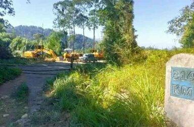 နယ်စပ် ခြံစည်းရိုးကာရံရေး ဒေသခံ နာဂများ ကန့်ကွက် သတင်းနှင့် မီဒီယာ ကွန်ရက်။ ၂၀၂၅ ခုနှစ်၊ နိုဝင်ဘာလ ၂၁ ရက်။ အိန္ဒိယ၏ နယ်စပ်ခြံစည်းရိုး ကာရံရေး အစီအစဉ်သည် နာဂမိသားစုဝင်များ၏ ပေါင်းသင်းဆက်ဆံရေးကို နှစ်ခြမ်းခွဲမည့် ခြိမ်းခြောက်မှုဖြစ်ကြောင်း ညီညွတ်သော တန်ရှန်းနာဂကောင်စီ (UTNC)  UTNC ထုတ်ပြန် ပြောဆိုလိုက်သည်။ အိန္ဒိယအစိုးရ၏ အိန္ဒိယ - မြန်မာ နယ်စပ်တစ်လျှောက် ခြံစည်းရိုးကာရံမည့် အစီအစဉ်ကို ညီညွတ်သော တန်ရှန်းနာဂကောင်စီ (UTNC) က နိုဝင်ဘာလ ၁၈ ရက်နေ့တွင် ပြင်းထန်စွာ ကန့်ကွက်လိုက်သည်။ အဆိုပါ ခြံစည်းရိုးသည် နယ်နိမိတ်မျဉ်း၏ တစ်ဖက်တစ်ချက်စီတွင် နေထိုင်ကြသည့် နာဂမိသားစုဝင်များ၏ ဘိုးဘွားစဉ်ဆက် လူမှုပတ်ဝန်းကျင်၊ မိသားစုဆက်ဆံရေးနှင့် စားဝတ်နေရေး အပြန်အလှန်မှီခိုမှုကို ပြင်းထန်စွာ ထိခိုက်ပျက်စီးစေမည့် ခြိမ်းခြောက်မှုဖြစ်ကြောင်း UTNC က ထုတ်ပြန်ထားသည်။ UTNC ၏ ပြောရေးဆိုခွင့်ရှိသူက “ကျနော်တို့က ဟိုဘက် အိမ်ဦးနဲ့ကြမ်းပြင်လိုပဲ ဘိုးဘွားစဉ်ဆက် ဒီနယ်စပ်မှာ ကူးလူးဆက်ဆံခဲ့ကြတာပါ။ မိသားစုရေးရာ၊ လူမှုရေးရာ၊ စားဝတ်နေရေး အားလုံးကို ဒီလိုပဲ သွားလာနေကြ တယ်။ ဒီလိုရှိနေတဲ့အရာကြီးကို သူတို့က အခိုင်အမာ ခြံစည်းရိုးခတ်မယ်လို့ ပြောရင် ဒါ ကျွန်တော်တို့ မိသားစု ထဲမှာ ပြောပြလို့မရတဲ့၊ တန်ဖိုးထားရမယ့် လူမှုပတ်ဝန်းကျင် နယ်ပယ်ထဲက အရာတွေ အားလုံးကတော့ ဖျက် ဆီးခံရတယ်လို့ ဒီလိုကို စိတ်ထိခိုက်ကြတာပေါ့” ဟု ပြောသည်။ နယ်စပ်ဒေသခံ နာဂပြည်သူများသည် နိုင်ငံများ ကွဲပြားနေသော်လည်း မိသားစုဝင်များ၊ ဆွေမျိုးများအဖြစ် နေ့စဉ် နှင့်အမျှ ခြေလျင်ခရီးဖြင့် သွားလာကာ စားနပ်ရိက္ခာများ အပြန်အလှန် မျှဝေဖလှယ်ခြင်းဖြင့် ဘိုးဘွားစဉ်ဆက် နေထိုင်လာခဲ့ကြခြင်းဖြစ်သည်။ ထိုသို့ ပေါင်းကူးဆက်ဆံမှုများအား ခြံစည်းရိုးက အပြီးတိုင် ပိတ်ဆို့မည်ကို ဒေသခံများက အပြင်းအထန် စိုးရိမ် ပူပန်နေကြသည်။ UTNC ၏ ထုတ်ပြန်ချက်အရ အိန္ဒိယဘက်မှ ခြံစည်းရိုးကာရံမည့် လုပ်ငန်းများကို နန်းယွန်းမြို့နယ်အတွင်းရှိ အိန္ဒိယ - မြန်မာ နယ်ခြားမှတ်တိုင် ၁၇၃ (ပန်ဆောင်တောင်ကြား လမ်း) နှင့် ၁၇၂ အကြား စတင်ဆောက်ရွက် နေပြီဖြစ်သည်။ UTNC ပြောရေးဆိုခွင့်ရှိသူက လုပ်ငန်းစတင်နေမှု အခြေအနေနှင့်ပတ်သက်၍ “သူတို့ အတိုင်းအတာ အနေနဲ့ ကျနော်တို့ မေးကြည့်တော့ ဒါ အခုက အဲ ဘက်ဟိုးနှစ်စီးရယ်၊ ဘူဒူဇာတစ်စီးရယ်နဲ့ ဒီတစ်ဖာလုံလောက်ကို သူတို့ မြေရှင်းနေပြီပေါ့၊ ပစ္စည်းပစ္စယတွေ ပုံနေပြီဆိုပြီးတော့ ဒီလိုအခြေအနေလည်း သိရတယ်” ဟု ပြောသည်။ အိန္ဒိယအစိုးရသည် ယခုလုပ်ငန်းစဉ်နှင့် ပတ်သက်၍ မြန်မာနိုင်ငံဘက်ခြမ်းရှိ နာဂပြည်သူလူထုနှင့် ကြိုတင် တွေ့ဆုံဆွေးနွေးခြင်း မရှိဘဲ မြေပြင်ရှင်းလင်းမှုများ စတင်ခဲ့ခြင်းဖြစ်ကြောင်း UTNC က ပြစ်တင်ပြောဆိုသည်။ UTNC အနေဖြင့်လည်း နိုဝင်ဘာလ ၁၅ ရက်နေ့တွင်မှ ဒေသခံလူကြီးများမှ တစ်ဆင့် လူကိုယ်တိုင် လာရောက် အသိပေးခြင်းကြောင့်သာ အခြေအနေကို သိရှိခဲ့ရသည်ဟု ဆိုသည်။ ခြံစည်းရိုးကာရံပြီးနောက် တရားဝင်သတ်မှတ်ထားသည့် လမ်းကြောင်းမှသာ သွားလာခွင့်ပြုမည်ဆိုပါက ငွေကြေးတတ်နိုင်သူများမှ လွဲ၍ သာမန်ဒေသခံပြည်သူများ အတွက် မိသားစုဝင်များထံ သွားရောက်တွေ့ဆုံရန် အလွန်ခက်ခဲသွားမည်ဟု UTNC က ထောက်ပြသည်။ ထို့ကြောင့် UTNC အနေဖြင့် ခြံစည်းရိုးကာရံမည့် အစီအစဉ်အပေါ် အိန္ဒိယအစိုးရက လူသားချင်းစာနာမှုဖြင့် ပြန်လည် သုံးသပ်ပေးရန်နှင့် လုပ်ငန်းများ ရပ်တန့်ပေးရန် တောင်းဆိုထားသည်။ ပြည်သူလူထု၏ ဆန္ဒကို လျစ်လျူရှုကာ ဆက်လက် အကောင်အထည်ဖော်ပါက ကန့်ကွက်မှုများကို ဆက်လက် လုပ်ဆောင်သွားမည် ဖြစ်ကြောင်း UTNC က ကြေညာထားသည်။ အိန္ဒိယအစိုးရသည် ပြီးခဲ့သည့် ဇန်နဝါရီလတွင် မြန်မာနိုင်ငံနှင့် ထိစပ်နေသည့် နယ်စပ်တစ်လျှောက် ခြံစည်းရိုး ကာရံရန်နှင့် နှစ်နိုင်ငံ ပြည်သူများ ဗီဇာမလိုဘဲ သွားလာခွင့်ပြုထားသည့် Free Movement Regime (FMR) ကို ဖျက်သိမ်းရန် ဆုံးဖြတ်ခဲ့သည်။ UTNC သည် နာဂကိုယ်ပိုင် အုပ်ချုပ်ခွင့်ရဒေသ၊ နန်းယွန်းမြို့နယ်အတွင်းရှိ တန်ရှန်း နာဂမျိုးနွယ်စုများကို ကိုယ်စားပြု သည့် အဖွဲ့အစည်းတစ်ခု ဖြစ်သည်။  