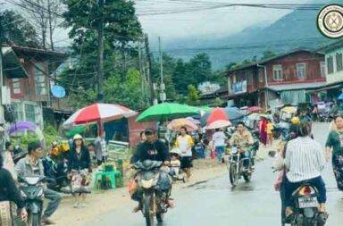 မိုးကုတ်မိုးမိတ် ပြန်အပ်ရေး ဆုံးဖြတ်ချက်ကြောင့် တအာင်းတပ်ကို လူထု ယုံကြည်မှု ကျဆင်းမည် သတင်းနှင့် မီဒီယာ ကွန်ရက်။  ၂၀၂၅ ခုနှစ်၊ နိုဝင်ဘာလ ၂၁ ရက်။ တအာင်းတပ် TNLA ၏ မိုးမိတ်နှင့် မိုးကုတ်မြို့ပြန်ပေးရေး ဆုံးဖြတ်ချက်သည် ဒေသခံများကို စိုးရိမ်ထိတ်လန့် စေသည့်အပြင် တော်လှန်ရေး အင်အားစု၏ စုစည်းညီညွတ်မှုနှင့် ရည်မှန်းချက်အပေါ် သံသယ မေးခွန်းထုတ်မှုများ ဖြစ်ပေါ်စေခဲ့သည်။ တအာင်းအမျိုးသား လွတ်မြောက်ရေးတပ်မတော် (TNLA) က တရုတ်နိုင်ငံ၏ ကြားဝင်စေ့စပ်မှုဖြင့် စစ်ကော်မ ရှင်နှင့် အပစ်အခတ်ရပ်စဲပြီး မိုးမိတ်နှင့် မိုးကုတ်မြို့ တို့ကို ပြန်လည်အပ်နှံမည်ဟူသော ဆုံးဖြတ်ချက်ကြောင့် ဒေသခံပြည်သူများအကြား အလွန်အမင်း စိုးရိမ်ထိတ် လန့်မှုများ ဖြစ်ပေါ်လျက်ရှိသည်။ စစ်ကော်မရှင်၏ လက်အောက်သို့ ပြန်လည်ကျရောက်မည့် အရေးကို ဒေသခံများက လုံးဝလက်မခံလိုဘဲ၊ တအာင်းတပ် TNLA ၏ ဤဆုံးဖြတ်ချက်သည် အမျိုးသား တော်လှန်ရေးတစ်ခုလုံး၏ ရည်မှန်းချက်ကို လျစ်လျူ ရှုရာရောက်သည်ဟု နယ်မြေခံ နိုင်ငံရေး လေ့လာသုံးသပ်သူများက ပြောသည်။ တအာင်းတပ် TNLA က အပစ်အခတ်ရပ်စဲရေးနှင့် မြို့ပြန်ပေးမည့် သတင်းကို ထုတ်ပြန်သည့်နေ့တွင် မိုးကုတ်နှင့် မိုးမိတ်မြို့ခံများသည် ကြီးမားသော စိတ်ပိုင်းဆိုင်ရာ ထိခိုက်မှုကို ခံစားခဲ့ရကြောင်း ဒေသခံများက ပြောသည်။ မိုးကုတ် ဒေသခံတစ်ဦးက “အဲ့နေ့က ၂၉ ရက်နေ့လေနော်။ သတင်းက နေ့လည် ၂ နာရီခွဲက သိလိုက်တယ်။ ဒီဟာကြီး ထွက်လာတဲ့အချိန်မှာ အခုလက်ရှိပြည်သူတွေဟာ တအား စိုးရိမ်ထိတ်လန့် ကုန်တာပေါ့နော်။ ဆောက်တည်ရာမရ ဖြစ်ကုန်တာ ပြည်သူလူထုတိုင်းက။ တစ်ဖက်ရဲ့ ဥစ္စာနဲ့ လုပ်ကိုင်သွားတာ သိသာတယ်လေ” ဟု ပြောသည်။ အထူးသဖြင့် စစ်ကော်မရှင်၏ အုပ်ချုပ်မှုအောက်သို့ ပြန်လည်ကျရောက်မည့် အရေးကို အကြီးအကျယ် စိုးရိမ်နေကြခြင်း ဖြစ်သည်။ မြို့ခံပြည်သူများသည် ယခင်က စစ်ကော်မရှင်တပ် လက်အောက်တွင် ရင်ဆိုင်ခဲ့ရသော ရက်စက်မှုများကို လက်ခံနိုင်ခြင်း မရှိတော့ဘဲ၊ တိုက်ပွဲကြား၌ပင် အရပ်သားများအပေါ် ကျူးလွန်သွားသည့် ရက်စက်မှုများစွာ ရှိခဲ့ခြင်း ကြောင့် TNLA ၏ ဆုံးဖြတ်ချက်အပေါ် စိတ်ပျက်ဝမ်းနည်းမှုနှင့် စိတ်တိုဒေါသထွက်မှုများ ဖြစ်ပေါ်နေကြသည်။ မိုးမိတ်ဒေသခံ တစ်ဦးက “စစ်ကောင်စီဆို ဟို့အရင်က ပြည်သူလူထုကို ဆက်ဆံတာက ကျတော့ ဒီတိုက်ပွဲကြား မှာပဲ ရှိတယ်ပေါ့နော်။ ပြည်သူလူထုကို လုပ်သွားတဲ့ ရက်စက်မှုတွေ အများကြီး ဆိုတော့ ဒါက လက်သင့်မခံနိုင် ဘူး” ဟု ပြောသည်။ တအာင်းတပ် TNLA အနေဖြင့် ၎င်းတို့ အပစ်အခတ်ရပ်စဲရခြင်းမှာ မြို့များ ဗုံးမကြဲခံရဘဲ ပြည်သူများ ထပ်မံ မထိခိုက်စေရန်ဖြစ်သည်ဟု ထုတ်ပြန်ထားသော်လည်း၊ ဒေသခံအများစုက ယင်းမှာ အပေါ်ယံ အကြောင်းပြချက်သာ ဖြစ်သည်ဟု နယ်ခံများက ရှုမြင်နေကြသည်။ ဒေသခံပြည်သူများသည် မိမိတို့ဒေသ အေးချမ်းရေးထက် တော်လှန်ရေးတစ်ခုလုံး အောင်မြင်ရန် ဆန္ဒရှိပြီး၊ TNLA ၏ ဆုံးဖြတ်ချက်သည် ၎င်းတို့၏ တိုင်းရင်းသားအကျိုးစီးပွားကိုသာ အဓိက ဦးစားပေးသွားသည်ဟု ဝေဖန်မှုများ ထွက်ပေါ်လာသည်။ မိုးကုတ်မြို့ခံတစ်ဦးက “ကိုယ့်မြို့ပဲ မကြဲဘူးဆိုရင်တော့ ကိုယ်တွေက ချမ်းသာနေပြီးမှ ကျန်တဲ့သူတွေက ဆင်းရဲနေတာ ကျနော်တို့က ကြည့်ရက်နိုင်မှာလား နိုင်ငံသား တစ်ယောက်အနေနဲ့” ဟု ပြောသည်။ တအာင်းတပ် TNLA ၏ ဆုံးဖြတ်ချက်သည် အမျိုးသားရေး ရည်မှန်းချက်ကို သွေဖယ်သွားမည်ကို စိုးရိမ် ကြောင်း မိုးကုတ်မြို့ခံက ပြောဆိုသည်။ ထို့ပြင် တအာင်းတပ် TNLA ၏ ဆုံးဖြတ်ချက်သည် မိုးကုတ်မြို့ရှိ အခြားတော်လှန်ရေးအဖွဲ့များ (PDF များ) ကို ကြိုတင်အသိပေးခြင်းမရှိဘဲ တရားဝင်ထုတ်ပြန်ပြီးမှသာ သိရှိခဲ့ရခြင်းဖြစ်သောကြောင့် တော်လှန်ရေး အင်အား စုများ အကြား စုစည်းညီညွတ်မှုနှင့် ပြင်ဆင်မှုဆိုင်ရာ အခက်အခဲများ ကြုံတွေ့နေရကြောင်းလည်း တခြား အင်အားစုများနှင့် နီးစပ်သော ဒေသခံက ပြောသည်။ စစ်ကော်မရှင်ကို ပြန်လည်အပ်နှံမည့် ပုံစံမျိုးကို လုံးဝလက်မခံနိုင်သော်လည်း၊ အခြားတော်လှန်ရေး အဖွဲ့များနှင့် လက်တွဲညီညီ တိုက်ပွဲဝင်မည်ဆိုပါက ရှုံးသည်ဖြစ်စေ၊ နိုင်သည်ဖြစ်စေ လက်ခံနိုင်စရာရှိသည်ဟု ဒေသခံများက ပြောကြသည်။  