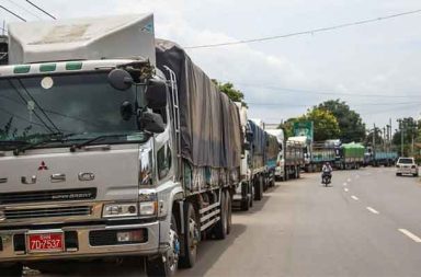 ကိုးကန့်နှင့် စစ်ကော်မရှင်တို့ လားရှိုးအနီး တင်းမာမှု ဖြစ်နေ   သတင်းနှင့် မီဒီယာ ကွန်ရက်။ ၂၀၂၅ ခုနှစ်၊ နိုဝင်ဘာလ ၂၅ ရက်။   ကိုးကန့်တပ်မတော် MNDAA မှ တပ်ဆုတ်ရန် ငြင်းပယ်မှုကြောင့် ရှမ်းပြည် မြောက်ပိုင်း၊ လားရှိုးမြိုးအနီး နှစ်ဖက်ကြား စစ်ရေးတင်းမာကာ အဓိကလမ်းပိုင်းများ ပိတ်ဆို့မှုကြောင့် တရုတ်-မြန်မာ ကုန်သွယ်ရေး ထိခိုက် နေရသည်။ လားရှိုးမြို့အနီးတွင် စစ်ကော်မရှင်တပ်နှင့် ကိုးကန့်တပ် (MNDAA) တို့အကြား ယခုနှစ်ဆန်းပိုင်းက တရုတ်၏ ကြားဝင်မှုဖြင့် ရရှိထားသည့် အပစ်ရပ်စဲရေး သဘောတူညီမှုမှာ တစ်နှစ်မပြည့်မီပင် စစ်ရေးတင်းမာမှု များ ပြန်လည်မြင့်တက်လာခဲ့သည်။ ထိုသို့ တင်းမာမှုများကြောင့် အဓိက လမ်းပိုင်းများ ပိတ်ဆို့ခံထားရပြီး ဒေသတွင်း စီးပွားရေးနှင့် တရုတ်-မြန်မာ နယ်စပ်ကုန်သွယ်ရေးကိုပါ ထိခိုက်လာကြောင်း ဒေသခံများက ပြောသည်။ ရှမ်းမြောက်ရှိ လက်နက်ကိုင်အဖွဲ့များနှင့် နီးစပ်သူတစ်ဦးက “အဓိကတော့ သီပေါ-လားရှိုး လမ်းပိုင်းကို MNDAA က တပ်ဆုတ်ပေးမှာ မဟုတ်တဲ့အတွက် တင်းမာမှုက ဆက်ဖြစ်နေတယ်။ မြေပြင်မှာ ညှိနှိုင်းမှုတွေ လုပ်ခဲ့ပေမယ့် မပြေလည်တာကြောင့် ဖြစ်လာတဲ့ အခြေအနေတွေပါ” ဟု ပြောသည်။ တင်းမာမှုများ မြင့်တက်လာခြင်းမှာ နိုဝင်ဘာလ ၁၁ ရက်နေ့တွင် ပြုလုပ်သည့် တွေ့ဆုံဆွေးနွေးပွဲ၌ စစ်ကော်မရှင် တပ်ဘက်မှ ကိုးကန့်တပ် MNDAA ကို သီပေါ-လားရှိုး လမ်းပိုင်းမှ ဆုတ်ခွာပေးရန် တောင်းဆိုခဲ့ရာ ကိုးကန့်ဘက် က လက်မခံဘဲ ငြင်းပယ်ခဲ့ရာမှ စတင်ခဲ့ခြင်း ဖြစ်သည်။ ထိုသို့ ငြင်းပယ်မှုကြောင့် နှစ်ဖက်တပ်များအကြား စစ်ရေးအရ အပြန်အလှန် ဖိအားပေးမှုများ ပြုလုပ်ခဲ့ပြီး သီပေါ-လားရှိုး လမ်းမကြီးပေါ်ရှိ အဓိက လမ်းပိုင်းများကို ပိတ်ဆို့ထားသည်။ ထိုလမ်းပိုင်းသည် မန္တလေး-မူဆယ် ပြည်ထောင်စုလမ်းမကြီး၏ အရေးပါသော အစိတ်အပိုင်းဖြစ်သောကြောင့် လမ်းပိတ်ဆို့မှုက တရုတ်-မြန်မာ နယ်စပ် ကုန်တင်ယာဉ်များမှာ ကြီးမားသော အခက်အခဲနှင့် ရင်ဆိုင်နေရသည်။ လားရှိုးမြို့ပေါ်တွင်လည်း စစ်ရေးတင်းမာမှု၏ အရိပ်အယောင်များကို မြင်တွေ့နေရကြောင်း ဒေသခံများက ပြောသည်။ နိုဝင်ဘာလ ၂၄ ရက်နေ့ ညပိုင်းတွင် လားရှိုးမြို့ ရပ်ကွက်တစ်ခုအနီးရှိ စစ်ကော်မရှင်တပ်စခန်းမှ သေနတ် အချက် ၂၀ ခန့်ကို တဖက်သတ် ပစ်ခတ်သံများ ကြားရသဖြင့် မြို့ခံများ စိုးရိမ်နေသည်။ လားရှိုး ဒေသခံတစ်ဦးက “ညဘက် ၉ နာရီလောက်က တဖက်သတ် ပစ်တဲ့အသံကြားကြတာပါ။ လက်နက်ငယ် အချက် ၂၀ လောက် ပစ်ခတ်တာ။ တိုက်ပွဲမဟုတ်တာတော့ သေချာတယ်။ ဘာကြောင့်ပစ်တယ်ဆိုတာ ရှင်းရှင်း လင်းလင်း မသိရတော့ ဒေသခံတွေ စိုးရိမ်နေကြတာပါ” ဟု ပြောသည်။ တစ်ချိန်တည်းမှာပင် လားရှိုးမြို့ပြင်ရှိ ကျေးရွာများတွင်မူ MNDAA တပ်ဖွဲ့များ၏ လှုပ်ရှားမှုသည် ပုံမှန်အတိုင်း ပင် ရှိနေပြီး၊ စစ်ကော်မရှင်တပ်က တပ်ဆုတ်ရန် ဖိအားပေးနေသော်လည်း ကိုးကန့်တပ်ဘက်က တပ်ဆုတ်ခြင်း မရှိဘဲ အုပ်ချုပ်ရေးလုပ်ငန်းများကို ပုံမှန်အတိုင်း လည်ပတ်ဆောင်ရွက်နေကြောင်း ဒေသခံ သတင်း အရင်းအမြစ်များက အတည်ပြု ပြောဆိုသည်။ တရုတ်နိုင်ငံ၏ ကြားဝင်မှုဖြင့် ရရှိခဲ့သော အမည်ခံ အပစ်ရပ်စဲမှုသည် စစ်ကော်မရှင်တပ်၏ တပ်ဆုတ်ရေး တောင်းဆိုချက်များကြောင့် ပျက်ပြားမည့် အခြေအနေနှင့် ရင်ဆိုင်နေရပြီး ရှမ်းမြောက်ဒေသ၏ စစ်ရေး တည်ငြိမ်မှုနှင့် ကုန်သွယ်ရေး လမ်းကြောင်းများ၏ အခြေအနေကို ဆက်လက် စောင့်ကြည့်နေရသည်ဟု ဒေသခံများက ဆိုသည်။ ဓါတ်ပုံ - (Crd) မန္တလေးမှ မူဆယ်သွား လမ်းမပေါ်၌ ကုန်ကားများ ရာချီပြီး ပိတ်မိနေ (ပုံဟောင်း)  