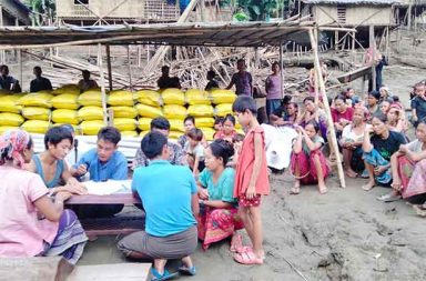 အိန္ဒိယ နယ်စပ် စစ်ရှောင်များအကြား ဖြစ်ပွားနေသည့် ဝမ်းလျှောရောဂါ ထိန်းချုပ်နိုင်ပြီ သတင်းနှင့် မီဒီယာ ကွန်ရက်။ ၂၀၂၅ ခုနှစ်၊ နိုဝင်ဘာလ ၂၆ ရက်။ မြန်မာ-အိန္ဒိယနယ်စပ်၊ အိန္ဒိယနိုင်ငံ မီဇိုရမ်ပြည်နယ်ရှိ မြန်မာနိုင်ငံမှ စစ်ဘေးရှောင် များ ခိုလှုံရာစခန်းများတွင် ဖြစ်ပွားနေသည့် ဝမ်းပျက်ဝမ်းလျှော ကူးစက်ရောဂါကို ထိန်းချုပ်နိုင်ပြီဟု တာဝန်ရှိသူ များက ပြောသည်။ ချင်းပြည် (ပလက်ဝနှင့် ဆမီးမြို့နယ်) မှ စစ်ဘေးရှောင်များ အကြား နိုဝင်ဘာလဆန်းပိုင်းမှ စတင်ဖြစ်ပွားခဲ့သော ပြင်းထန်သည့် ဝမ်းပျက်ဝမ်းလျှော ကူးစက်ရောဂါကို လက်ရှိတွင် အပြည့်အဝနီးပါး ထိန်းချုပ်နိုင်ပြီဟု ပြောသည်။ Paletwa IDPs and Humanitarian Supporting (ပလက်ဝ စစ်ရှောင်နှင့် လူသားချင်းစာနာမှု ပံ့ပိုးရေး) အဖွဲ့ တာဝန်ခံ ဆလိုင်းစိုးသန်း က “အခု ထိန်းနိုင်တဲ့ အနေ အထား ရှိပါပြီ။ ထပ်တိုးလူနာတွေလည်း မရှိတော့ပါဘူး” ဟု ပြောသည်။ သို့သော်လည်း၊ ဒေသခံလူငယ်အဖွဲ့များ၊ စခန်းတာဝန်ရှိသူများနှင့် ကျန်းမာရေးအဖွဲ့များ၏ အချိန်မီ ကြိုးပမ်း ဆောင်ရွက်မှုများကြောင့် ယခုအခါ အခြေအနေများ ပြန်လည် တည်ငြိမ်လာပြီဖြစ်ကြောင်း Paletwa IDPs and Humanitarian Supporting အဖွဲ့ တာဝန်ခံ က ပြောသည်။ အဆိုပါ ကူးစက်ရောဂါသည် ကာကီ၊ တွီဒင်းနှင့် လောင်းပဆူး စစ်ဘေးရှောင်စခန်းများတွင် ပြန့်ပွားခဲ့ခြင်းဖြစ်ပြီး၊ ရောဂါကူးစက်မှု ကာလအတွင်း လူပေါင်း ၁၅၀ ခန့် ကူးစက်ခံခဲ့ရကာ၊ ကလေးငယ်တစ်ဦး အပါအဝင် စုစုပေါင်း ၅ ဦး သေဆုံးခဲ့သည်။ ရောဂါပြန့်ပွားမှုကို ကာကွယ်ဖို့ နှစ်ပတ်အကြာ ချမှတ်ထားခဲ့သော Lockdown အစီအမံများကိုလည်း စတင် ဖြေလျှော့ပေးနေပြီ ဖြစ်သည်။ အထူးသဖြင့် တွီဒင်းစခန်းတွင် Lockdown ကို ဖြေလျှော့ခဲ့ပြီး၊ အဓိက ရောဂါဖြစ်ပွားရာ ကာကီစစ်ရှောင် စခန်း ကိုလည်း မကြာမီ ပြန်လည်ဖွင့်လှစ်ပေးသွားမည်ဟု ဆိုသည်။ ဆလိုင်းစိုးသန်းက “အခုဒီ တွီဒင်းစစ်ရှောင်စခန်းဖက်က ဖြေတယ်ဆိုတာက မြေပြင်ရဲ့ အတည်ပြုချက်အရ ကျန်းမာရေးဌာနဖက်ကနေ သူတို့ရဲ့ မြေပြင်ကွင်းဆင်းချက်အပေါ်မှာ အတည်ပြုပြီးမှ သူတို့က Lockdown ကို ဖြေတဲ့သဘောတော့ ဖြစ်တာပေါ့နော်။ ဆိုတော့ အခု ဒီ ကာကီဖက်ခြမ်းကတော့ ကျနော်တို့ လုံးဝထပ်တိုး လုံးဝကို မရှိတော့ဘူးဆိုရင် ပုံမှန်လည်း ဖြစ်ပြီဆိုရင် အဲဒါလည်း မကြာခင်မှာတော့ ဖွင့်နိုင်မယ်” ဟု ပြောသည်။ ရောဂါကူးစက်မှု အန္တရာယ်မှ ကျော်လွှားနိုင်ပြီ ဖြစ်သောကြောင့် ဒေသတွင်း စားနပ်ရိက္ခာ ပြတ်လပ်မှုကို ဖြေရှင်း ရန်အတွက် နှစ်ပတ်ကြာ ပိတ်ထားခဲ့သည့် ကုန်သွယ်ရေးလမ်းကြောင်းများကိုလည်း ပြန်လည်ဖွင့်လှစ်ပေးခဲ့ပြီး စနေနေ့မှစ၍ ကုန်သွယ်ရေးလုပ်ငန်းများ ပြန်လည်စတင်နေပြီ ဖြစ်သည်။ လမ်းပန်းဆက်သွယ်ရေး ခက်ခဲမှုနှင့် ဆေးဝါးပြတ်လပ်မှုများ ကြားမှ ဒေသခံလူငယ်အဖွဲ့များနှင့် စခန်း တာဝန်ရှိ သူများ၏ ကြိုးပမ်းမှုကြောင့် ရောဂါကို အချိန်တိုအတွင်း ထိန်းချုပ်နိုင်ခဲ့ခြင်းဖြစ်ကြောင်း ကူညီဆောင်ရွက် နေသူများက ပြောသည်။ နောက်ထပ် ကူးစက်မှုများ ထပ်မံမဖြစ်ပွားစေရန်အတွက် အာရက္ခပြည်သူ့ကျန်းမာရေးဌာန (APH) ကလည်း နိုဝင်ဘာလ ၁၄ ရက်နေ့တွင် အသိပေးနှိုးဆော်ချက် တစ်ရပ်ကို ထုတ်ပြန်ထားသည်။ အဆိုပါ ထုတ်ပြန်ချက်ထဲတွင် ချောင်းရေ၊ မြစ်ရေများကို ကြိုချက်ပြီးမှ သောက်သုံးရန်၊ လက်ကို ဆပ်ပြာနှင့် စင်ကြယ်အောင် ဆေးကြောရန်၊ ယင်နားစာများကို လုံးဝ မစားရန် တိုက်တွန်းထားပြီး၊ ယင်လုံအိမ်သာများကို ဆောက်လုပ်သုံးစွဲကာ ချောင်းနီး၊ မြစ်နီးတွင် မစင်မစွန့်ရန် သတိပေးထားသည်။ ထို့အပြင် ဝမ်းပျက်ဝမ်းလျှောဖြစ်ပါက ဓာတ်ဆားကို မဖြစ်မနေ သောက်သုံးကာ နီးစပ်ရာ ကျန်းမာရေးဌာနသို့ ချက်ချင်းသွားရောက် ကုသမှုခံယူရန် နှိုးဆော်ထားသည်။ APH က စစ်ဘေးရှောင်များနှင့် ရပ်ကျေးပြည်သူများအနေဖြင့် အဆိုပါ နှိုးဆော်ချက်များကို အထူးဂရုပြု လိုက်နာဆောင်ရွက်ပေးကြပါရန် အသိပေးတိုက်တွန်းထားသည်။