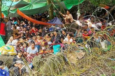 နေရပ် မပြန်နိုင်သေးသည့် မောတောင်မှ ဒုက္ခသည်များ ထိုင်းဘက်တွင် နေထိုင်ရန်လည်း အခက်တွေ့နေ သတင်းနှင့် မီဒီယာ ကွန်ရက်။ ၂၀၂၅ ခုနှစ် နိုဝင်ဘာလ ၂၆ ရက်။ တနင်္သာရီတိုင်း ဒေသကြီး၊ မြန်မာ-ထိုင်းနယ်စပ်ရှိ အရေးပါသော ကုန်သွယ်ရေးမြို့ဖြစ်သည့် မောတောင်မြို့သိမ်း တိုက်ပွဲ ကြောင့် တိမ်းရှောင်ခဲ့ရသည့် ဒေသခံ ၃,၀၀၀ ဝန်းကျင် သည် နေရပ်သို့ ပြန်၍ မရသည့်အပြင် ထိုင်းဘက်ခြမ်းတွင်ပါ ဆက်လက်ခိုလှုံရန် ခက်ခဲနေသည်ဟု အကူအညီပေးနေသူများက ပြောသည်။ မောတောင်မြို့ကို ကရင်အမျိုးသား လွတ်မြောက်ရေး တပ်မတော် (KNLA) ဦးဆောင်သည့် ပူးပေါင်းတပ်က နိုဝင်ဘာ ၁၄ ရက်နေ့တွင် အပြီးသတ် သိမ်းပိုက်နိုင်ခဲ့သော်လည်း၊ မြို့၏ အဓိက လမ်းမကြီးပေါ်ရှိ သိန်ခွန်း နှင့် သဲဖြူကျေးရွာ တို့တွင် နိုဝင်ဘာလ ၁၅ ရက်နေ့မှစ၍ ယနေ့အထိ တိုက်ပွဲများ ပြင်းထန်နေဆဲ ဖြစ်သည်။ စစ်ကော်မရှင်တပ်သည် အင်အား အလုံးအရင်းဖြင့် စစ်ကြောင်းထိုးခြင်း၊ လေကြောင်းတိုက်ခိုက်မှုများ ဆက်တိုက် လုပ်နေခြင်းတို့ကြောင့် ဒေသခံများသည် မြို့ထဲသို့ ပြန်လည်ဝင်ရောက်နေထိုင်ရန် စိုးရိမ်ကြောက်ရွံ့ နေကြရသည်။ ခုနှစ်စင်ကြယ်အဖွဲ့ (မြိတ်ခရိုင် စစ်ဘေးရှောင် ကူညီရေး) အဖွဲ့ဝင် ကိုဘလက် က “မောတောင်မြို့အဝင်ဖြစ်တဲ့ သိန်ခွန်းနဲ့ သဲဖြူဆိုတဲ့ကျေးရွာတွေမှာက လက်ရှိအချိန်အထိ တိုက်ပွဲတွေ အရမ်းကြီး ပြင်းထန်နေဆဲဖြစ်တယ်။ အဲ့နှစ်ရွာမှာ စစ်တိုက်နေခြင်းက မောတောင်မြို့ကို ပိတ်ဆို့ လိုက်သလို ဖြစ်တယ်ပေါ့နော်။ အကယ်၍ စစ်ရှောင် တွေက မြို့ထဲကိုပြန်ဝင်ပြီးနေမယ်ဆိုရင် ကျနော်တို့ လေယာဉ်ကို ကြောက်ရတဲ့အနေအထား စိန်ခေါ်မှု ဖြစ်နေ တယ်ပေါ့နော်” ဟု ပြောသည်။ မောတောင်မြို့ဒေသခံ ၁,၄၀၀ ဦးကျော်သည် နိုဝင်ဘာလ ၁၁ ရက်နေ့မှ စ၍ မြန်မာ - ထိုင်းနယ်စပ်ရှိ အလယ်ဂိတ်တွင် တိမ်းရှောင်နေထိုင်ခဲ့ကြသည်။ သို့သော်လည်း စစ်ရှောင်များက အမှိုက်များကို စနစ်တကျ မစွန့်ပစ်ခြင်း၊ ယာယီတဲဆောက်လုပ်ရာတွင် ထိုင်းပိုင် သစ်များကို ခုတ်ယူခြင်းတို့ကြောင့် ထိုင်းအာဏာပိုင်တို့က နိုဝင်ဘာလ ၂၄ ရက်နေ့မှစ၍ နေရပ်ပြန်ခိုင်းသည့် အခြေအနေနှင့် ရင်ဆိုင်ခဲ့ရသည်။ ထို့ကြောင့် စစ်ရှောင်အချို့သည် လေကြောင်းအန္တရာယ်ကို စိုးရိမ်စိတ်ဖြင့်ပင် မြန်မာဘက်ခြမ်းရှိ လုံခြုံသည့် နေရာများသို့ ပြန်လည်ပြောင်းရွှေ့နေကြရသည် ဟု ကိုဘလက်က ဆက်ပြောသည်။ “အဓိကအားဖြင့်က ထောင်နဲ့ချီတဲ့ လူဦးရေတွေက အနီးနားဝန်ကျင်မှာ ယာယီတဲတွေဆောက်ဖို့အတွက် သစ်ခုတ်တဲ့ဟာသည် ထိုင်းရဲ့သစ်တွေ တော်တော်များကိုလည်း ခုတ်တဲ့ဟာထဲမှာ ပါသွားတယ်ပေါ့နော်။ ဆိုတော့ အဲ့လို အခြေအနေမျိုးဖြစ်တဲ့ အခါ ကြတော့ ထိုင်းအာဏာပိုင်တွေက လူဦးရေလျော့ပါးသွားအောင် လုပ်လိုက် တဲ့ဟာမျိုးပဲ ကျနော်ထင်တယ်။” မောတောင်မြို့အနီး တောထဲနှင့် ဥယျာဉ်ခြံများထဲတွင် တိမ်းရှောင်နေရသူ ၇၀၀ ကျော်ရှိပြီး၊ စစ်ကော်မရှင်၏ ရမ်းသန်းပစ်ခတ်မှုများကြောင့် နေရပ်မပြန်ရဲကြသေးပေ။ ကမ်းမယ့်လက်အဖွဲ့ဝင် ကိုပိုင်ကိုဦး က “ပြန်ဝင်လို့ မရသေးဘူးဆိုတာ စစ်ကြောင်းလည်း အမြဲတမ်းထိုးတယ်။ ရဟတ်ယာဉ် ဂျက်ဖိုက်တာနဲ့ ရမ်းသမ်းပစ်လာနေတယ်။ လေယာဉ်နဲ့ ဗုံးကြဲတယ်။ လူရှိတဲ့နေရာတွေကြဲတယ်။ အဲ့တာက အမြဲတမ်း တွေ့မြင်နေရတာကိုးနော်။ ဘယ်လောက် ကြာကြာစစ်ရှောင်ရမလဲ ဆိုရင် အနည်းဆုံး ၂လ ဝန်းကျင်လောက်မှာ ရှိတယ်” ဟု ပြောသည်။ လက်ရှိတွင် စစ်ဘေးရှောင်များအတွက် အစားအစာ ရိက္ခာခြောက်များ၊ စောင်၊ အနွေးထည်များအပြင် ကလေးများအတွက် နို့မှုန့်နှင့် နို့တိုက်ပစ္စည်းများပါ အဓိက လိုအပ်နေကြောင်း အကူအညီပေးနေသူများက ပြော သည်။ စစ်ကော်မရှင်ဘက်က မောတောင်မြို့ကို နည်းအမျိုးမျိုးဖြင့် ပြန်လည်ရယူရန် ကြိုးပမ်းနေခြင်းကြောင့် ဒေသခံ ပြည်သူများအနေဖြင့် ပိတ်ဆို့မှုဒဏ် အမျိုးမျိုးကို ရင်ဆိုင်လာရနိုင်သည်ဟု ကိုဘလက်က ပြောသည်။ ထို့ကြောင့် စစ်ရှောင်အရေးကို အားစိုက်လုပ်ဆောင်ရန်အတွက် သက်ဆိုင်ရာ လူသားချင်း စာနာထောက်ထားမှု အဖွဲ့များ၊ NGO အဖွဲ့အစည်းများ နှင့် ထိုင်းနိုင်ငံသို့ ရောက်ရှိနေသည့် အဖွဲ့အစည်းများအနေဖြင့် မောတောင် စစ်ဘေးရှောင်များကို ကူညီပေးကြရန်နှင့် ဝိုင်းဝန်းအသံထုတ်ပေးကြရန် တိုက်တွန်းနှိုးဆော်ထားသည်။   ဓါတ်ပုံ - ကိုဘလက်