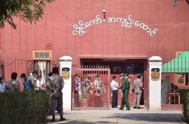 လွိုင်ကော်ထောင် အကျဉ်းသားများအား မဲထည့်ခိုင်း   သတင်းနှင့် မီဒီယာ ကွန်ရက်။ ၂၀၂၅ ခုနှစ်၊ နိုဝင်ဘာလ ၂၆ ရက်။   စစ်ကော်မရှင်က လွိုင်ကော်ထောင်ရှိ အကျဉ်းသားများအား ဖိအားပေးပြီး မဲမသာမှု လုပ်ဆောင်နေသည်ဟု ကရင်နီ နိုင်ကျဉ်း များ အဖွဲ့က စွပ်စွဲပြောဆိုသည်။   ကရင်နီပြည်၊ လွိုင်ကော်အကျဉ်းထောင်တွင် စစ်ကော်မရှင်က အကျဉ်းသားများကို မဖြစ်မနေ မဲပေးရန် ဖိအားပေးခဲ့သည်ဟု ကရင်နီ နိုင်ငံရေးအကျဉ်းသားများ အစည်းအရုံး (KPPA) က နိုဝင်ဘာလ ၂၅ ရက်နေ့တွင် ထုတ်ပြန်သည်။   လွိုင်ကော်အကျဉ်းထောင်တွင် ပြီးခဲ့သည့် စက်တင်ဘာလအတွင်း အချုပ်သားနှင့် အကျဉ်းသား စုစုပေါင်း ၇၀၀ ကျော်အား မဲပေးရန် စေခိုင်းခဲ့ခြင်း ဖြစ်သည်ဟု KPPA က ဆိုသည်။   KPPA ပြောရေးဆိုခွင့်ရှိသူက “သတိထားရမယ့် အချက်က ပြစ်ဒဏ်ချမှတ်ခံရသူက မဲပေးပိုင်ခွင့် မရှိဘူး။ အဲ့ဒါ အပြင် ပြစ်ဒဏ်ချမှတ်ခံရသူတွေရဲ့ နာမည်တွေကလည်း မဲစာရင်းမှာ မရှိဘူး။ ဆိုတော့ ဒီလိုကိစ္စကို ဗမာ့ တပ်မတော် က သိုသိုဝှက်ဝှက် လုပ်နေတာက နိုင်ငံရေး ရွှေ့ကစားဖို့အတွက်၊ မဲမသာမှုကိစ္စတွေ ဆောင်ရွက်ဖို့ အတွက် ကြိုတင်ကြံစည်ခြင်းပဲ ဖြစ်တယ်လို့ ယူဆပါတယ်” ဟု ပြောသည်။ အကျဉ်းသားများအား မဲပေးခိုင်းရာတွင် ပါတီတစ်ခုတည်းကိုသာ ပေးရန် ဖိအားပေးမှု ရှိ/မရှိ မေးမြန်းရာတွင်မူ ပါတီရွေးချယ်ခိုင်းသည့် ဖိအားပေးမှုမျိုး မကြားရသော်လည်း ‘မဲမပေးရင် မနေရဘူး’ ဆိုသည့် ပုံစံဖြင့် အတင်းအကြပ် စေခိုင်းခဲ့ခြင်းဖြစ်ကြောင်း KPPA ပြောရေးဆိုခွင့်ရှိသူက ပြောသည်။ “အဲ့လိုမျိုးတော့ မကြားမိဘူးပေါ့နော်။ ဒါပေမယ့် မဲမပေးရင် မနေရဘူးဆိုတဲ့ ပုံစံနဲ့ အတင်းအကြပ်ပေးခိုင်းတာ ပေါ့နော်” ဟု KPPA ပြောရေးဆိုခွင့်ရှိသူက ပြောသည်။ KPPA က အကျဉ်းကျခံနေရသူများအား မဖြစ်မနေ မဲပေးခိုင်းခြင်းသည် စစ်ကော်မရှင်က ရွေးကောက်ပွဲဆိုင်ရာ ဥပဒေများကို ပြောင်ပြောင်တင်းတင်း ကျူးလွန်နေခြင်းဖြစ်ပြီး၊ တစ်နည်းအားဖြင့် တရားမျှတစွာ မဲပေးပိုင်ခွင့် ဖြစ်သည့် နိုင်ငံသား အခွင့်အရေးကိုလည်း စော်ကားလိုက်ခြင်းပင် ဖြစ်သည်ဟု ဖော်ပြထားသည်။ KPPA သည် စစ်ကော်မရှင်က ကျင်းပမည့် ရွေးကောက်ပွဲကို အပြင်းအထန် ဆန့်ကျင်ကန့်ကွက်ကြောင်း ၎င်းတို့ ၏ နိုဝင်ဘာလ ၇ ရက်နေ့ ထုတ်ပြန်ချက်၌ ဖော်ပြထားသည်။ ထို့အပြင် ရွေးကောက်ပွဲ၌ ပြည်သူ့ပါတီမှ ဝင်ရောက်ယှဉ်ပြိုင်မည့် မောင်သက်မှူးအောင် ကိုလည်း အဖွဲ့ဝင်အဖြစ် မှ ထုတ်ပယ်လိုက်ကြောင်း ကြေညာထားသည်။ KPPA ကို ၂၀၂၃ ခုနှစ်၊ နိုဝင်ဘာလ ၂၃ ရက်နေ့တွင် ဒီးမော့ဆိုမြို့နယ်၊ ယူဆမိုဆို ကျေးရွာ၌ ပထမအကြိမ်မြောက် နိုင်ကျဉ်းဟောင်းများဆိုင်ရာ ညီလာခံ ကျင်းပသည့်ရက်တွင် ဖွဲ့စည်းခဲ့ပြီး၊ လွတ်မြောက်လာသည့် နိုင်ကျဉ်း အားလုံးကို အဖွဲ့ဝင်အဖြစ် သတ်မှတ်ထားသည်။      