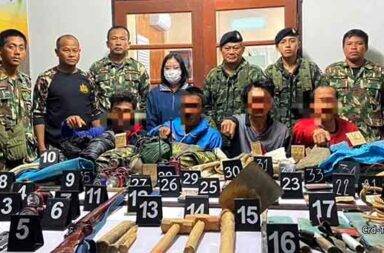လက်နက်ကိုင် ရွှေခိုးတူးသည့် မြန်မာနိုင်ငံသား ၄ ဦး ထိုင်းအာဏာပိုင်များ ဖမ်းဆီး သတင်းနှင့် မီဒီယာ ကွန်ရက်။ ၂၀၂၅ ခုနှစ်၊ နိုဝင်ဘာလ ၁၉ ရက်။ ထိုင်း-မြန်မာ နယ်စပ်အနီးရှိ ထိန်းသိမ်းထားသော သဘာဝသစ်တောကြီးအတွင်း တရားမဝင် ရွှေခိုးတူးနေသည့် လက်နက်ကိုင်အဖွဲ့တစ်ဖွဲ့မှ မြန်မာနိုင်ငံသား ၃ ဦးနှင့် ဒေသခံ ကရင်တိုင်းရင်းသား ၁ ဦး စုစုပေါင်း ၄ ဦးကို ထိုင်းအာဏာပိုင်များက နိုဝင်ဘာလ ၁၅ ရက်နေ့တွင် ဝင်ရောက်ဖမ်းဆီးခဲ့သည်။ ထောင်ဖာဖုမ် အမျိုးသားဥယျာဉ် ရေဝေရေလဲ ဒေသကို ဖျက်ဆီးနေသည့် ၎င်းတို့အဖွဲ့ထံမှ ရွှေတူးကိရိယာများ အပြင် လက်လုပ်ရိုင်ဖယ်တစ်လက်ကိုပါ သိမ်းဆည်းရမိခဲ့သည်ဟု ထိုင်းသတင်းဌာနများက ဆိုသည်။ အဆိုပါ ဖြစ်စဉ်သည် ထိုင်းနိုင်ငံ၊ ကန်ချနဘူရီပြည်နယ်၊ ထောင်ဖာဖုမ် အမျိုးသားဥယျာဉ် အတွင်းရှိ ပီလော့ခ်ခီ သစ်တောဒေသတွင် ဖြစ်ပွားခဲ့ခြင်းဖြစ်သည်။ အမျိုးသားဥယျာဉ်အကြီးအကဲ Yutthapong Damsrisuk ၏ ပြောကြားချက်အရ သယံဇာတနှင့် သဘာဝ ပတ်ဝန်းကျင်ဝန်ကြီး၏ ညွှန်ကြားချက်ဖြင့် နယ်ခြားစောင့်ရဲ၊ စစ်တပ်နှင့် ပူးပေါင်းကာ လုံခြုံရေးတိုးမြှင့်ခဲ့ခြင်း ဖြစ်သည်။ အာဏာပိုင်များက တပ်ဆင်ထားသည့် CCTV ကင်မရာများမှ နိုဝင်ဘာလ ၁၅ ရက်နေ့၊ ည ၁၀ နာရီအချိန်ခန့် တွင် လက်နက်တို၊ လက်နက်ရှည်များ ကိုင်ဆောင်ထားသည့် သံသယရှိသူ ၁၅ ဦးခန့် တောထဲသို့ ဝင်ရောက်ကာ ရွှေတူးနေသည်ကို ခြေရာခံမိခဲ့သည်။ ည ၁၁ နာရီခွဲ အချိန်ခန့်တွင် အဖွဲ့ဝင်ရောက်စီးနင်းရာ ရွှေခိုးတူးသူအများစုမှာ နယ်မြေကျွမ်းကျင်မှုဖြင့် မှောင်ရိပ်ခိုကာ ထွက်ပြေးလွတ်မြောက်သွားခဲ့သည်။ ထွက်ပြေးသူများထဲမှ မြန်မာနိုင်ငံသား ၃ ဦး နှင့် ဒေသခံ ကရင်တိုင်းရင်းသား ၁ ဦး စုစုပေါင်း ၄ ဦးကို ဖမ်းဆီးရမိခဲ့သည်။ ဖမ်းဆီးရမိသူများထံမှ စုစုပေါင်း ပစ္စည်း ၄၀ မျိုးကို သိမ်းဆည်းရမိခဲ့ပြီး၊ အဓိကအားဖြင့် ရွှေတူးကိရိယာများ ဖြစ်သည့် သံတူရွင်း၊ ဆောက်၊ တူကြီး၊ လက်လုပ် ၂၂ ရိုင်ဖယ်သေနတ် ၁ လက် နှင့် ကျည်ဆန် ၁၀ တောင့်၊ လက်ကိုင်ဖုန်း ၉ လုံး၊ ဝါယာလက် ၂ လုံး နှင့် မြန်မာငွေကျပ်အချို့ကို သိမ်းဆည်းရမိခဲ့သည်ဟု ထုတ်ပြန်သည်။ ထို့အပြင် ထွက်ပြေးသွားအချို့၏ မြန်မာနိုင်ငံသား မှတ်ပုံတင်များကိုလည်း ထိုနေရာတွင် တွေ့ရှိခဲ့ကြောင်း သတင်းများတွင် ဖော်ပြထားသည်။ ဖမ်းဆီးခံရသူများသည် တရားမဝင် နယ်မြေကျူးကျော်မှု၊ သစ်တောဧရိယာကို ခုတ်ထွင်ရှင်းလင်းဖျက်ဆီးမှု စသည့် စွဲချက်များအပြင်၊ လက်နက်ကိုင်ဆောင်မှုဆိုင်ရာ ဥပဒေများဖြင့်ပါ အရေးယူမည်ဖြစ်သည်။ အမျိုးသားဥယျာဉ်အကြီးအကဲ Yutthapong Damsrisuk က “ကျနော်တို့ဟာ ကျနော်တို့ရဲ့ အရေးကြီးတဲ့ ရေဝေ ရေလဲ သစ်တောတွေကို ကာကွယ်ဖို့အတွက် ဥပဒေကို အကောင်အထည် ဖော်သွားမှာပါ။ သဘာဝ သယံဇာတကို ကျူးကျော်ဖျက်ဆီးတဲ့ ဘယ်လိုပုံစံကိုမဆို ရပ်တန့်နိုင်ဖို့ အဖွဲ့အစည်းအားလုံးနဲ့ ပူးပေါင်း ဆောင်ရွက်သွားမယ်” ဟု ပြောသည်။ ဖမ်းဆီးခံရသူ ၄ ဦးကို ပီလော့ခ်ရဲစခန်းသို့ လွှဲပြောင်းပေးအပ်ခဲ့ပြီး၊ ထွက်ပြေးလွတ်မြောက်သွားသည့် ကျန်ရှိသူများကိုလည်း ဖမ်းဆီးရမိရန် ဆက်လက် ခြေရာခံ စုံစမ်းနေကြောင်း ထိုင်းသတင်းဌာနများက ဆိုသည်။