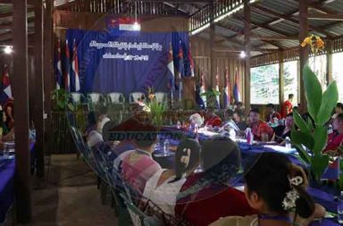 KNU မှ ပဋိပက္ခဒဏ်ခံ လူငယ်များအတွက် အနာဂတ် ပညာရေးဖော်ဆောင်မည် သတင်းနှင့်မီဒီယာ ကွန်ရက်။ ၂၀၂၅ ခုနှစ်၊ နိုဝင်ဘာလ ၆ ရက်။ ကရင်အမျိုးသား အစည်းအရုံး (KNU) သည် ပဋိပက္ခနယ်မြေများမှ လူငယ်များအတွက် အာမခံချက်ရှိသော ပညာရေးစနစ် ဖော်ဆောင်ရန် ရည်ရွယ်၍ ‘ကော့သူးလေ အဆင့်မြင့်ပညာရေးကောင်စီ (Council of Higher Education, Kawthoolei)’ ကို ဥပဒေအရ အဖွဲ့အစည်းတစ်ခုအဖြစ် တည်ထောင်ရန် မူအားဖြင့် သဘော တူညီခဲ့ကြောင်း နိုဝင်ဘာလ ၆ ရက်နေ့တွင် ထုတ်ပြန်ခဲ့သည်။ အဆိုပါ ဆုံးဖြတ်ချက်ကို နိုဝင်ဘာလ ၆ ရက်နေ့က ကျင်းပသော ကော့သူးလေ အဆင့်မြင့်ပညာရေးဆိုင်ရာ ဦးဆောင်ညီလာခံတွင် ပညာရေးခေါင်းဆောင်နှင့် ပညာရှင်များ အပါအဝင် အယောက် ၈၀ ကျော် ပါဝင် ဆွေးနွေးပြီးနောက် ချမှတ်ခဲ့ခြင်းဖြစ်သည်။ အဆိုပါ ကောင်စီကို ဖွဲ့စည်းရခြင်းမှာ ပဋိပက္ခဒဏ်ခံနေရသည့် ဒေသများတွင် ပညာရေး၏ စဉ်ဆက်မပြတ်ရှိမှု ကို သေချာစေဖို့ရန်နှင့် အရည်အသွေးရှိသည့် ပညာရေးကို ဆက်လက်ပံ့ပိုးရန် ဖြစ်သည်ဟု ဆိုသည်။ ထိုကောင်စီသည် အဆင့်မြင့် ပညာရေး ကဏ္ဍအတွက် အုပ်ချုပ်မှု ဖွဲ့စည်းပုံနှင့် မူဝါဒများကို ခိုင်မာစေရန်၊ လက်ရှိ နှင့် ရေရှည် စိန်ခေါ်မှုများကို ဖြေရှင်းရန် မဟာဗျူဟာမြောက် လမ်းညွှန်မှုများ ပေးအပ်ရန် ရည်ရွယ်သည်။ KNU ထုတ်ပြန်ချက်တွင် “ဒီပဏာမ ခြေလှမ်းဟာ နောက်မျိုးဆက် လူငယ်တွေကို တတ်သိပညာ တပ်ဆင်ပေးရုံ သာမကဘဲ၊ ကော့သူးလေရဲ့ မိမိကိုယ်ကို ဆုံးဖြတ်ပိုင်ခွင့်နဲ့ ရေရှည်တည်တံ့တဲ့ နိုင်ငံတည်ဆောက်ရေး မျှော်မှန်း ချက်ကို အထောက်အကူ ပြုဖို့အတွက်ပါ” ဟု ဖော်ပြထားသည်။ ဤလုပ်ဆောင်ချက်သည် ပဋိပက္ခများကြားမှနေ၍ အနာဂတ်ကို တည်ဆောက်မည့် ပညာရေးစနစ် သစ် တစ်ခုကို စနစ်တကျ ခိုင်မာအောင် လုပ်ဆောင်ရန် ခြေလှမ်းသစ်တစ်ခုသည်ဟု KNU က ဆိုသည်။