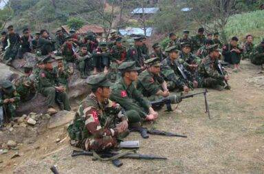 ကချင်စစ်မျက်နှာ ဆက်လက် တင်းမာ၊ ဖားကန့်၌ ကျောက်တူးသူများပါ ဒရုန်းဗုံး ဒဏ်ခံရ သတင်းနှင့် မီဒီယာ ကွန်ရက်။ ၂၀၂၅ ခုနှစ်၊ နိုဝင်ဘာလ ၁၉ ရက်။ ကချင်ပြည်၊ ဗန်းမော်၊ ဖားကန့်နှင့် ပူတာအိုခရိုင်တို့၌ ကချင်လွတ်လပ်ရေး တပ်မတော် (KIA) နှင့် စစ်ကော်မရှင် တပ်တို့ကြား စစ်ရေးတင်းမာမှုများ ဆက်လက်မြင့်တက်နေပြီး လေယာဉ်နှင့် ဒရုန်းဖြင့် တိုက်ခိုက်မှုများ စံချိန် တင် မြင့်တက်လာကာ အရပ်သားများ ထိခိုက်မှုနှုန်းလည်း မြင့်မားလျက်ရှိသည်။ KIO/KIA ပြောရေးဆိုခွင့်ရှိသူ ဗိုလ်မှူးကြီး နော်ဘူက “တိုက်ပွဲက နေ့တိုင်းလိုလို ဖြစ်တာ ရှိပါတယ်။ ဒါကြောင့် ကချင်ပြည်နယ် တစ်ခုလုံးနဲ့ ခြုံပြီးမှ ပြောမယ်ဆိုရင်တော့ ဗန်းမော်၊ နောက် ဝိုင်းမော်၊ ဖားကန့် အခြေအနေ ကတော့ တင်းမာတဲ့ အနေအထား ဖြစ်ပါတယ်။ Y-12 နဲ့ ဗုံးကြဲတာတွေ၊ ဂျက်ဖိုက်တာနဲ့ ပစ်တာတွေ လက်နက် ကြီးတွေ လေကြောင်းတွေ ဒါကတော့ ပြောစရာမလိုပါဘူး နေ့တိုင်းရှိပါတယ်” ဟု ပြောသည်။ နိုဝင်ဘာလ ဒုတိယပတ်အတွင်း မြေပြင်တိုက်ပွဲပေါင်း ၅၇ ကြိမ်အထိ ဖြစ်ပွားခဲ့ကြောင်း KIO/KIA ၏ ထုတ်ပြန် ချက်အရ သိရသည်။ KIO/KIA ပြန်ကြားရေးဌာန၏ နိုဝင်ဘာလ ၁၆ ရက်နေ့ ထုတ်ပြန်ချက်အရ နိုဝင်ဘာ ၁၀ ရက်မှ ၁၆ ရက်နေ့ အတွင်း ဗန်းမော်၊ ဖားကန့်၊ ဝိုင်းမော် (လမြန်) နယ်မြေများတွင် တိုက်ပွဲပေါင်း ၅၇ ကြိမ် ဖြစ်ပွားခဲ့သည်။ တိုက်ခိုက်မှုများသည် KIA တပ်မဟာ ၇၊ ၄ နှင့် ၁ နယ်မြေများတွင် အများဆုံးဖြစ်ပွားခဲ့ပြီး ဗန်းမော် စစ်မျက်နှာပြင်တွင် ခုခံတိုက်ပွဲ ၄၇ ကြိမ်၊ ဝိုင်းမော်/လမြန် စစ်မျက်နှာပြင်တွင် ၁၀ ကြိမ်အထိ ဖြစ်ပွားခဲ့သည်။ KIA ပူးပေါင်းတပ်များ၏ ခုခံတိုက်ခိုက်မှုကြောင့် စစ်ကော်မရှင်တပ်ဘက်မှ ထိခိုက်ကျဆုံးမှု များပြားခဲ့ကြောင်း တော်လှန်ရေးအဖွဲ့များက ပြောဆိုသည်။ စစ်ကော်မရှင်တပ်ဖွဲ့များသည် စစ်မြေပြင် ထိတွေ့မှုများမရှိသည့် နေရာများနှင့် အရပ်သားများ၏ စီးပွားရေး လုပ်ငန်းခွင်များကို ပစ်မှတ်ထား တိုက်ခိုက်နေသည်။ ဖားကန့်မြို့နယ်၊ မရှီကထောင်ရပ်ကွက်ထဲ ကျောက်စိမ်းမှော်တစ်ခုတွင် စက်ယန္တရားများမပါဘဲ လက်ကျင်းတူး ရှာဖွေနေသည့် သူများအား ဒရုန်းဖြင့် ဗုံး ၃ လုံး ကြဲချခဲ့ရာ အရပ်သားများ ထိခိုက်မှုရှိခဲ့သည်။ နိုဝင်ဘာလ ၆ ရက်နေ့မှ စတင်ကာ တိုက်ပွဲများပြန်ဖြစ်နေသည့် ဖားကန့်တွင် နိုဝင်ဘာလ ၁၁ ရက်နေ့၌ လေကြောင်း တိုက်ခိုက်မှုကြောင့် ကလေးမိခင်တစ်ဦး သေဆုံးကာ ကလေးငယ်တစ်ဦး ဒဏ်ရာရခဲ့ပြီး၊ နိုဝင်ဘာ လ ၁၃ ရက်နေ့၌လည်း လက်နက်ကြီး ပစ်ခတ်မှုကြောင့် ကလေးငယ်တစ်ဦးနှင့် ကျောင်းဆရာမတစ်ဦး ဒဏ်ရာရခဲ့သည်။ ထို့အပြင် ဝိုင်းမော်မြို့နယ်ရှိ ဆဒုံးမြို့ကို နိုဝင်ဘာ ၁၆ ရက်နေ့တွင် Y-12 ရဟတ်ယာဉ်ဖြင့် ဗုံး ၂ လုံး ရုတ်တရက် ကြဲချတိုက်ခိုက်ခဲ့သည်။ ဆဒုံးမြို့သည် နှစ်ဖက်တပ်ဖွဲ့ ထိတွေ့တိုက်ပွဲ မရှိခဲ့ဘဲ လေကြောင်းမှ ဗုံးကြဲခံရခြင်း ဖြစ်သည်။ ဒေသခံတစ်ဦးက “တိုက်ပွဲမရှိဘဲ လေကြောင်းကနေ ဗုံးလာကြဲသွားတာပါ။ လူတွေက စိုးရိမ်မှုရှိကြတာပေါ့ ဗျာနော်။ ဘာလို့လဲဆိုတော့ တိုက်ပွဲဖြစ်ဖြစ် မဖြစ်ဖြစ် သူတို့က လေကြောင်းရော ဒရုန်းနဲ့ပါ ဗုံးကြဲ တိုက်ခိုက် တာဆိုတော့။ ဗုံးကြဲပြီဆိုရင်လည်း လူထုတွေ နေတဲ့ နေရာတွေကိုပဲ တည့်တည့်လာပစ်ထည့်တာဆိုတော့” ဟု ပြောသည်။ အလားတူ ကချင်ပြည် မြောက်ပိုင်း၊ ပူတာအိုခရိုင်၌လည်း စစ်ရေးတင်းမာမှု မြင့်တက်လာနေသည်။ နိုဝင်ဘာလ ၁၆ ရက်နေ့တွင် တန်ဂျာကျေးရွာအနီး မလိခမြစ်ကြောင်းအတိုင်း စစ်ရေးလှုပ်ရှားလာသော စစ်ကော်မရှင် ပူးပေါင်းတပ် နှင့် KIA ပူးပေါင်းတပ်တို့ ထိတွေ့တိုက်ပွဲဖြစ်ပွားခဲ့သည်။ အဆိုပါ တိုက်ပွဲအတွင်း စစ်ကော်မရှင် ပူးပေါင်းတပ်မှ တပ်ဖွဲ့ဝင်အချို့ ထိခိုက်သေဆုံးမှုရှိပြီး လက်နက်အချို့ သိမ်းဆည်းရမိခဲ့ကြောင်း တော်လှန်ရေးတပ်ဖွဲ့ဝင်တစ်ဦးက ပြောသည်။ စစ်ကော်မရှင်တပ်သည် ပူတာအိုခရိုင်အတွင်း လေကြောင်းဗုံးကြဲမှုများလည်း ပြုလုပ်နေပြီး၊ နိုဝင်ဘာလ ၁၂ ရက်နေ့က မြစ်ကြီးနား - ပူတာအို လမ်းပိုင်းရှိ အင်ဆိုင်းယာန်ကျေးရွာကို ဗုံး ၃ လုံး ကြဲချတိုက်ခိုက်ခဲ့သည်။ တိုက်ပွဲများ ဆက်တိုက် ဖြစ်ပွားနေခြင်းနှင့် စစ်ကော်မရှင်တပ်၏ လေကြောင်း၊ လက်နက်ကြီး အသုံးပြုမှု မြင့်တက်လာခြင်းကြောင့် ဖားကန့်၊ မချမ်းဘော့နှင့် ပူတာအိုမြို့နယ်များရှိ အရပ်သားများ၏ လုံခြုံရေး အခြေအနေမှာ စိုးရိမ်ဖွယ်ရာ ဖြစ်နေသည်။ စစ်ရေးလေ့လာသူတစ်ဦးက "KIA ထုတ်ပြန်ချက်အရ လေကြောင်းနဲ့ ဒရုန်း အသုံးပြုမှု ပမာဏက အရင်ကာလ တွေထက် သိသိသာသာကို များလာတယ်။ ဒါဟာ စစ်ကောင်စီရဲ့ မြေပြင်အင်အား အားနည်းလာတာကြောင့် အရပ်သား ပစ်မှတ်တွေကိုပါ ရည်ရွယ်ချက်ရှိရှိ ထိပါးလာတဲ့ ပုံစံမျိုးလို့ သုံးသပ်ရတယ်။ ဒီအခြေအနေဟာ ဒေသခံတွေရဲ့ စိတ်ပိုင်းဆိုင်ရာ လုံခြုံရေးအတွက် အရမ်းကို စိုးရိမ်စရာပါ” ဟု ပြောသည်။ လက်ရှိတွင် KIA/KPDF ပူးပေါင်းတပ်များက ဒေသခံပြည်သူများအား စစ်ကော်ရှင်တပ်၏ ရမ်းသမ်းပစ်ခတ်မှုနှင့် လေကြောင်းတိုက်ခိုက်မှုများကို သတိပြုကြရန် ထပ်မံ သတိပေးထားသည်။